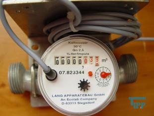 Armatur: (von lat. armare , zu deutsch bewaffnen) bezeichnet allgemein ein Bedienelement einer Maschine 
Ventil: (von Ventilation lat. f�r (Be)l�ftung, Luftwechsel) technisches Bauteil, das dazu dient, den Ein- oder Auslass von Gasen und Fl�ssigkeiten zu kontrollieren oder die Flie�richtung zu steuern und zu regeln.
Klappe: Armatur zur Steuerung des Durchflusses eines Fluides in einer Rohrleitung
Absperrhahn: Armatur, die den Durchfluss eines Fluids in einer Rohrleitung ganz freigibt oder ganz sperrt. Ein 
Hahn wird durch eine 90�-Drehung des Schlie�elementes bet�tigt. Die Konstruktion von Absperrh�hnen ist vollst�ndig dicht; das gilt sowohl f�r die angeschlossene Rohrleitung als auch f�r die Spindel der Bet�tigung.

Anders als beim Absperrventil, bei dem der Durchfluss je nach Bedarf stufenlos eingestellt werden kann, ist die Einstellung auf Zwischenstellungen bei Absperrh�hnen nicht vorgesehen. Absperrh�hne kennen also nur zwei Zust�nde - ge�ffnet oder geschlossen, d. h. sie sperren den Fluidstrom komplett oder geben ihn vollst�ndig frei.
Quelle: www.wikipedia.org