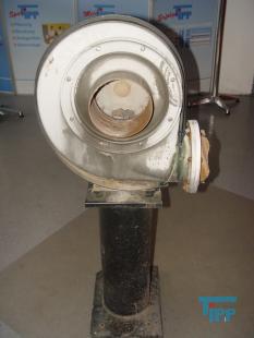 Gebl�se:
H�ufige Bezeichnung f�r Ventilator.
F�r die Versorgung der feinblasigen Druckbel�ftung in den Belebungsbecken einer Kl�ranlage finden insbesondere Drehkolbengebl�se Anwendung. Die von den Gebl�sen erzeugte Luftmenge kann h�ufig stufenlos eingestellt werden. Die Gebl�se sind stellen die gr��ten Stromverbraucher auf einer Kl�ranlage dar.
Quelle: www.wasser-wissen.de
Ventilator:
Als Ventilator (von ventulus, lat. f�r schwacher Wind, L�ftchen) wird ein elektrisches Ger�t bezeichnet, das dazu verwendet wird, die es umgebende Luft in Bewegung zu versetzen, ohne jedoch dabei zum Antrieb eines Gegenstandes (z. B. einem Flugzeug) zu dienen (die manuelle Version nennt man F�cher). Sie werden daher h�ufig auch als L�fter bezeichnet. Ist ein umgebendes, festes Geh�use vorhanden, so wird die Luft an einer Seite angesaugt und an der anderen ausgesto�en. Bei leistungsstarken Ventilatoren ist die Bezeichnung Gebl�se gebr�uchlich.
Axialventilator: Axialventilatoren sind die gebr�uchlichste Bauform. Die Drehachse des Axiallaufrades verl�uft parallel bzw. axial zum Luftstrom. Die Luft wird durch das Axiallaufrad, �hnlich wie bei einem Flugzeug- oder Schiffspropeller, bewegt. Die Vorteile von Axialventilatoren sind die, im Verh�ltnis zum hohen gef�rderten Luftdurchsatz, geringen Abmessungen. Der Nachteil ist die geringere Druckerh�hung im Verh�ltnis zum Radialventilator. Die Ausf�hrung ohne Geh�use ist bei Tisch- und Deckenventilatoren (L�ftern) �blich. Axialventilatoren mit Geh�use und innen liegenden Antriebsmotor haben den Nachteil des Nabentotwassers hinter der Laufradnabe, den man jedoch durch geeignete Einbauten (Innendiffusor) weitgehend vermeiden kann. Da die Luft durch die Rotation hinter dem Axiallaufrad in Wirbeln austritt, wird durch feststehende Einbauten (Nachleitrad) eine Druckerh�hung erreicht. Um die Druck-Austrittsverluste aus dem Axialventilator zu minimieren werden bei gr��eren Ventilatoren Au�endiffusoren eingesetzt.

Eine abgewandelte Ausf�hrung des Axialventilators ist der sog. Diagonalventilator, bei dem das Geh�use und die L�fterschaufeln konisch geformt sind (der Radius wird zur Druckseite hin gr��er) und damit die Luft nicht axial, sondern diagonal austritt. Diagonalventilatoren haben bei gleicher Leistung und Gr��e einen gr��eren Luftdurchsatz und bauen einen h�heren Druck auf. Deshalb k�nnen sie z. B. bei gleichem Effekt bei geringerer Drehzahl betrieben werden und sind somit leiser.

Beide Ausf�hrungen haben ein so genanntes Nabentotwasser (auch: Dead Spot), der sich hinter dem in der Mitte des Ger�ts angeordneten Motor befindet: Dort findet kaum eine Luftbewegung statt. Deshalb wurden auch schon Axialventilatoren entwickelt, die den Motor in einem umgebenden Geh�use enthalten und bei denen sich nur noch das Lager in der Mitte befindet. Diese Ausf�hrung ist jedoch aufgrund der ungew�hnlichen Bauform des Motors eher selten und auch teurer als vergleichbare Axialventilatoren. Aufwendig ist auch das Auswuchten wegen der gro�en, au�en liegenden umlaufenden Masse des Antriebs. Besonders kompakte Ventilatoren werden in �blicherweise nach dem Au�enl�uferprinzip aufgebaut.
Radialventilator oder Zentrifugalventilator: Radialventilatoren werden �berall dort verwendet, wo es auf gr��ere Druckerh�hung bei gleicher Luftmenge als bei den Axialventilatoren ankommt. Die Luft wird parallel bzw. axial zur Antriebsachse des Radialventilators angesaugt und durch die Rotation des Radiallaufrades um 90� umgelenkt und radial ausgeblasen. Es gibt einseitig und beidseitig ansaugende Radialventilatoren mit und ohne Geh�use. Bei der Ausf�hrung mit spiralf�rmigem Geh�use wird die Luft �ber eine Austrittsfl�che des Geh�uses ausgeblasen. Um die Druckverluste durch die hohe Austrittsgeschwindigkeit aus dem Radialventilator zu minimieren, muss auf geeignete weiterf�hrende Kanalgestaltung geachtet werden (ggf. Einsetzen eines Diffusors). Bei der Ausf�hrung ohne spiralf�rmiges Geh�use wird die Luft radial aus dem Radiallaufrad ausgeblasen und durch eine geeignete Geh�useausf�hrung wie z.B. bei Dachventilatoren ins Freie geblasen.
Tangential- oder Querstromventilatoren: Sie sehen auf den ersten Blick aus wie in die L�nge gezogene Radialventilatoren, das Funktionsprinzip ist jedoch grundlegend anders. Bei den Tangentialventilatoren wird die Luft zweimal (einmal von au�en nach innen und einmal andersherum) durch das L�fterrad, welches �hnlich dem des Radialventilators aufgebaut, jedoch meist l�nger ist, bewegt. Die Luft wird also einmal gro�fl�chig (etwa die halbe Oberfl�che des L�fterrades) tangential zur Drehachse durch das L�fterrad angesaugt, um 90� umgelenkt, in dessen Inneren wieder tangential zur Drehachse aufgenommen, wieder umgelenkt und in das Geh�use gef�hrt, wovon die Luft in der Regel durch einen schmalen, der L�nge des L�fterrades entsprechenden Spalt abgegeben wird. Der Antrieb befindet sich grunds�tzlich au�erhalb des Luftstroms. Tangentialventilatoren k�nnen gro�e Luftmengen gleichm��ig �ber eine breite Austrittsfl�che abgeben und sind daher gut zur Mantelk�hlung von z. B. in modernen Elektroherden oder Tageslichtprojektoren geeignet. Sie finden des Weiteren auch in Klimager�ten und in den flachen Heizl�ftern Einsatz. Tangentialventilatoren k�nnen bei sehr gro�em Luftdurchsatz extrem leise konstruiert werden, da sie schon bei geringen Drehzahlen hohe Druckwerte liefern.
Quelle: www.wikipedia.org