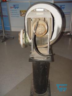 Gebl�se:
H�ufige Bezeichnung f�r Ventilator.
F�r die Versorgung der feinblasigen Druckbel�ftung in den Belebungsbecken einer Kl�ranlage finden insbesondere Drehkolbengebl�se Anwendung. Die von den Gebl�sen erzeugte Luftmenge kann h�ufig stufenlos eingestellt werden. Die Gebl�se sind stellen die gr��ten Stromverbraucher auf einer Kl�ranlage dar.
Quelle: www.wasser-wissen.de
Ventilator:
Als Ventilator (von ventulus, lat. f�r schwacher Wind, L�ftchen) wird ein elektrisches Ger�t bezeichnet, das dazu verwendet wird, die es umgebende Luft in Bewegung zu versetzen, ohne jedoch dabei zum Antrieb eines Gegenstandes (z. B. einem Flugzeug) zu dienen (die manuelle Version nennt man F�cher). Sie werden daher h�ufig auch als L�fter bezeichnet. Ist ein umgebendes, festes Geh�use vorhanden, so wird die Luft an einer Seite angesaugt und an der anderen ausgesto�en. Bei leistungsstarken Ventilatoren ist die Bezeichnung Gebl�se gebr�uchlich.
Axialventilator: Axialventilatoren sind die gebr�uchlichste Bauform. Die Drehachse des Axiallaufrades verl�uft parallel bzw. axial zum Luftstrom. Die Luft wird durch das Axiallaufrad, �hnlich wie bei einem Flugzeug- oder Schiffspropeller, bewegt. Die Vorteile von Axialventilatoren sind die, im Verh�ltnis zum hohen gef�rderten Luftdurchsatz, geringen Abmessungen. Der Nachteil ist die geringere Druckerh�hung im Verh�ltnis zum Radialventilator. Die Ausf�hrung ohne Geh�use ist bei Tisch- und Deckenventilatoren (L�ftern) �blich. Axialventilatoren mit Geh�use und innen liegenden Antriebsmotor haben den Nachteil des Nabentotwassers hinter der Laufradnabe, den man jedoch durch geeignete Einbauten (Innendiffusor) weitgehend vermeiden kann. Da die Luft durch die Rotation hinter dem Axiallaufrad in Wirbeln austritt, wird durch feststehende Einbauten (Nachleitrad) eine Druckerh�hung erreicht. Um die Druck-Austrittsverluste aus dem Axialventilator zu minimieren werden bei gr��eren Ventilatoren Au�endiffusoren eingesetzt.

Eine abgewandelte Ausf�hrung des Axialventilators ist der sog. Diagonalventilator, bei dem das Geh�use und die L�fterschaufeln konisch geformt sind (der Radius wird zur Druckseite hin gr��er) und damit die Luft nicht axial, sondern diagonal austritt. Diagonalventilatoren haben bei gleicher Leistung und Gr��e einen gr��eren Luftdurchsatz und bauen einen h�heren Druck auf. Deshalb k�nnen sie z. B. bei gleichem Effekt bei geringerer Drehzahl betrieben werden und sind somit leiser.

Beide Ausf�hrungen haben ein so genanntes Nabentotwasser (auch: Dead Spot), der sich hinter dem in der Mitte des Ger�ts angeordneten Motor befindet: Dort findet kaum eine Luftbewegung statt. Deshalb wurden auch schon Axialventilatoren entwickelt, die den Motor in einem umgebenden Geh�use enthalten und bei denen sich nur noch das Lager in der Mitte befindet. Diese Ausf�hrung ist jedoch aufgrund der ungew�hnlichen Bauform des Motors eher selten und auch teurer als vergleichbare Axialventilatoren. Aufwendig ist auch das Auswuchten wegen der gro�en, au�en liegenden umlaufenden Masse des Antriebs. Besonders kompakte Ventilatoren werden in �blicherweise nach dem Au�enl�uferprinzip aufgebaut.
Radialventilator oder Zentrifugalventilator: Radialventilatoren werden �berall dort verwendet, wo es auf gr��ere Druckerh�hung bei gleicher Luftmenge als bei den Axialventilatoren ankommt. Die Luft wird parallel bzw. axial zur Antriebsachse des Radialventilators angesaugt und durch die Rotation des Radiallaufrades um 90� umgelenkt und radial ausgeblasen. Es gibt einseitig und beidseitig ansaugende Radialventilatoren mit und ohne Geh�use. Bei der Ausf�hrung mit spiralf�rmigem Geh�use wird die Luft �ber eine Austrittsfl�che des Geh�uses ausgeblasen. Um die Druckverluste durch die hohe Austrittsgeschwindigkeit aus dem Radialventilator zu minimieren, muss auf geeignete weiterf�hrende Kanalgestaltung geachtet werden (ggf. Einsetzen eines Diffusors). Bei der Ausf�hrung ohne spiralf�rmiges Geh�use wird die Luft radial aus dem Radiallaufrad ausgeblasen und durch eine geeignete Geh�useausf�hrung wie z.B. bei Dachventilatoren ins Freie geblasen.
Tangential- oder Querstromventilatoren: Sie sehen auf den ersten Blick aus wie in die L�nge gezogene Radialventilatoren, das Funktionsprinzip ist jedoch grundlegend anders. Bei den Tangentialventilatoren wird die Luft zweimal (einmal von au�en nach innen und einmal andersherum) durch das L�fterrad, welches �hnlich dem des Radialventilators aufgebaut, jedoch meist l�nger ist, bewegt. Die Luft wird also einmal gro�fl�chig (etwa die halbe Oberfl�che des L�fterrades) tangential zur Drehachse durch das L�fterrad angesaugt, um 90� umgelenkt, in dessen Inneren wieder tangential zur Drehachse aufgenommen, wieder umgelenkt und in das Geh�use gef�hrt, wovon die Luft in der Regel durch einen schmalen, der L�nge des L�fterrades entsprechenden Spalt abgegeben wird. Der Antrieb befindet sich grunds�tzlich au�erhalb des Luftstroms. Tangentialventilatoren k�nnen gro�e Luftmengen gleichm��ig �ber eine breite Austrittsfl�che abgeben und sind daher gut zur Mantelk�hlung von z. B. in modernen Elektroherden oder Tageslichtprojektoren geeignet. Sie finden des Weiteren auch in Klimager�ten und in den flachen Heizl�ftern Einsatz. Tangentialventilatoren k�nnen bei sehr gro�em Luftdurchsatz extrem leise konstruiert werden, da sie schon bei geringen Drehzahlen hohe Druckwerte liefern.
Quelle: www.wikipedia.org
