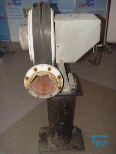 Gebl�se:
H�ufige Bezeichnung f�r Ventilator.
F�r die Versorgung der feinblasigen Druckbel�ftung in den Belebungsbecken einer Kl�ranlage finden insbesondere Drehkolbengebl�se Anwendung. Die von den Gebl�sen erzeugte Luftmenge kann h�ufig stufenlos eingestellt werden. Die Gebl�se sind stellen die gr��ten Stromverbraucher auf einer Kl�ranlage dar.
Quelle: www.wasser-wissen.de
Ventilator:
Als Ventilator (von ventulus, lat. f�r schwacher Wind, L�ftchen) wird ein elektrisches Ger�t bezeichnet, das dazu verwendet wird, die es umgebende Luft in Bewegung zu versetzen, ohne jedoch dabei zum Antrieb eines Gegenstandes (z. B. einem Flugzeug) zu dienen (die manuelle Version nennt man F�cher). Sie werden daher h�ufig auch als L�fter bezeichnet. Ist ein umgebendes, festes Geh�use vorhanden, so wird die Luft an einer Seite angesaugt und an der anderen ausgesto�en. Bei leistungsstarken Ventilatoren ist die Bezeichnung Gebl�se gebr�uchlich.
Axialventilator: Axialventilatoren sind die gebr�uchlichste Bauform. Die Drehachse des Axiallaufrades verl�uft parallel bzw. axial zum Luftstrom. Die Luft wird durch das Axiallaufrad, �hnlich wie bei einem Flugzeug- oder Schiffspropeller, bewegt. Die Vorteile von Axialventilatoren sind die, im Verh�ltnis zum hohen gef�rderten Luftdurchsatz, geringen Abmessungen. Der Nachteil ist die geringere Druckerh�hung im Verh�ltnis zum Radialventilator. Die Ausf�hrung ohne Geh�use ist bei Tisch- und Deckenventilatoren (L�ftern) �blich. Axialventilatoren mit Geh�use und innen liegenden Antriebsmotor haben den Nachteil des Nabentotwassers hinter der Laufradnabe, den man jedoch durch geeignete Einbauten (Innendiffusor) weitgehend vermeiden kann. Da die Luft durch die Rotation hinter dem Axiallaufrad in Wirbeln austritt, wird durch feststehende Einbauten (Nachleitrad) eine Druckerh�hung erreicht. Um die Druck-Austrittsverluste aus dem Axialventilator zu minimieren werden bei gr��eren Ventilatoren Au�endiffusoren eingesetzt.

Eine abgewandelte Ausf�hrung des Axialventilators ist der sog. Diagonalventilator, bei dem das Geh�use und die L�fterschaufeln konisch geformt sind (der Radius wird zur Druckseite hin gr��er) und damit die Luft nicht axial, sondern diagonal austritt. Diagonalventilatoren haben bei gleicher Leistung und Gr��e einen gr��eren Luftdurchsatz und bauen einen h�heren Druck auf. Deshalb k�nnen sie z. B. bei gleichem Effekt bei geringerer Drehzahl betrieben werden und sind somit leiser.

Beide Ausf�hrungen haben ein so genanntes Nabentotwasser (auch: Dead Spot), der sich hinter dem in der Mitte des Ger�ts angeordneten Motor befindet: Dort findet kaum eine Luftbewegung statt. Deshalb wurden auch schon Axialventilatoren entwickelt, die den Motor in einem umgebenden Geh�use enthalten und bei denen sich nur noch das Lager in der Mitte befindet. Diese Ausf�hrung ist jedoch aufgrund der ungew�hnlichen Bauform des Motors eher selten und auch teurer als vergleichbare Axialventilatoren. Aufwendig ist auch das Auswuchten wegen der gro�en, au�en liegenden umlaufenden Masse des Antriebs. Besonders kompakte Ventilatoren werden in �blicherweise nach dem Au�enl�uferprinzip aufgebaut.
Radialventilator oder Zentrifugalventilator: Radialventilatoren werden �berall dort verwendet, wo es auf gr��ere Druckerh�hung bei gleicher Luftmenge als bei den Axialventilatoren ankommt. Die Luft wird parallel bzw. axial zur Antriebsachse des Radialventilators angesaugt und durch die Rotation des Radiallaufrades um 90� umgelenkt und radial ausgeblasen. Es gibt einseitig und beidseitig ansaugende Radialventilatoren mit und ohne Geh�use. Bei der Ausf�hrung mit spiralf�rmigem Geh�use wird die Luft �ber eine Austrittsfl�che des Geh�uses ausgeblasen. Um die Druckverluste durch die hohe Austrittsgeschwindigkeit aus dem Radialventilator zu minimieren, muss auf geeignete weiterf�hrende Kanalgestaltung geachtet werden (ggf. Einsetzen eines Diffusors). Bei der Ausf�hrung ohne spiralf�rmiges Geh�use wird die Luft radial aus dem Radiallaufrad ausgeblasen und durch eine geeignete Geh�useausf�hrung wie z.B. bei Dachventilatoren ins Freie geblasen.
Tangential- oder Querstromventilatoren: Sie sehen auf den ersten Blick aus wie in die L�nge gezogene Radialventilatoren, das Funktionsprinzip ist jedoch grundlegend anders. Bei den Tangentialventilatoren wird die Luft zweimal (einmal von au�en nach innen und einmal andersherum) durch das L�fterrad, welches �hnlich dem des Radialventilators aufgebaut, jedoch meist l�nger ist, bewegt. Die Luft wird also einmal gro�fl�chig (etwa die halbe Oberfl�che des L�fterrades) tangential zur Drehachse durch das L�fterrad angesaugt, um 90� umgelenkt, in dessen Inneren wieder tangential zur Drehachse aufgenommen, wieder umgelenkt und in das Geh�use gef�hrt, wovon die Luft in der Regel durch einen schmalen, der L�nge des L�fterrades entsprechenden Spalt abgegeben wird. Der Antrieb befindet sich grunds�tzlich au�erhalb des Luftstroms. Tangentialventilatoren k�nnen gro�e Luftmengen gleichm��ig �ber eine breite Austrittsfl�che abgeben und sind daher gut zur Mantelk�hlung von z. B. in modernen Elektroherden oder Tageslichtprojektoren geeignet. Sie finden des Weiteren auch in Klimager�ten und in den flachen Heizl�ftern Einsatz. Tangentialventilatoren k�nnen bei sehr gro�em Luftdurchsatz extrem leise konstruiert werden, da sie schon bei geringen Drehzahlen hohe Druckwerte liefern.
Quelle: www.wikipedia.org
