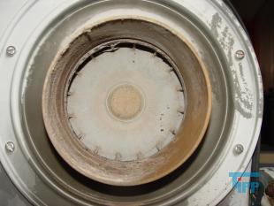 Gebl�se:
H�ufige Bezeichnung f�r Ventilator.
F�r die Versorgung der feinblasigen Druckbel�ftung in den Belebungsbecken einer Kl�ranlage finden insbesondere Drehkolbengebl�se Anwendung. Die von den Gebl�sen erzeugte Luftmenge kann h�ufig stufenlos eingestellt werden. Die Gebl�se sind stellen die gr��ten Stromverbraucher auf einer Kl�ranlage dar.
Quelle: www.wasser-wissen.de
Ventilator:
Als Ventilator (von ventulus, lat. f�r schwacher Wind, L�ftchen) wird ein elektrisches Ger�t bezeichnet, das dazu verwendet wird, die es umgebende Luft in Bewegung zu versetzen, ohne jedoch dabei zum Antrieb eines Gegenstandes (z. B. einem Flugzeug) zu dienen (die manuelle Version nennt man F�cher). Sie werden daher h�ufig auch als L�fter bezeichnet. Ist ein umgebendes, festes Geh�use vorhanden, so wird die Luft an einer Seite angesaugt und an der anderen ausgesto�en. Bei leistungsstarken Ventilatoren ist die Bezeichnung Gebl�se gebr�uchlich.
Axialventilator: Axialventilatoren sind die gebr�uchlichste Bauform. Die Drehachse des Axiallaufrades verl�uft parallel bzw. axial zum Luftstrom. Die Luft wird durch das Axiallaufrad, �hnlich wie bei einem Flugzeug- oder Schiffspropeller, bewegt. Die Vorteile von Axialventilatoren sind die, im Verh�ltnis zum hohen gef�rderten Luftdurchsatz, geringen Abmessungen. Der Nachteil ist die geringere Druckerh�hung im Verh�ltnis zum Radialventilator. Die Ausf�hrung ohne Geh�use ist bei Tisch- und Deckenventilatoren (L�ftern) �blich. Axialventilatoren mit Geh�use und innen liegenden Antriebsmotor haben den Nachteil des Nabentotwassers hinter der Laufradnabe, den man jedoch durch geeignete Einbauten (Innendiffusor) weitgehend vermeiden kann. Da die Luft durch die Rotation hinter dem Axiallaufrad in Wirbeln austritt, wird durch feststehende Einbauten (Nachleitrad) eine Druckerh�hung erreicht. Um die Druck-Austrittsverluste aus dem Axialventilator zu minimieren werden bei gr��eren Ventilatoren Au�endiffusoren eingesetzt.

Eine abgewandelte Ausf�hrung des Axialventilators ist der sog. Diagonalventilator, bei dem das Geh�use und die L�fterschaufeln konisch geformt sind (der Radius wird zur Druckseite hin gr��er) und damit die Luft nicht axial, sondern diagonal austritt. Diagonalventilatoren haben bei gleicher Leistung und Gr��e einen gr��eren Luftdurchsatz und bauen einen h�heren Druck auf. Deshalb k�nnen sie z. B. bei gleichem Effekt bei geringerer Drehzahl betrieben werden und sind somit leiser.

Beide Ausf�hrungen haben ein so genanntes Nabentotwasser (auch: Dead Spot), der sich hinter dem in der Mitte des Ger�ts angeordneten Motor befindet: Dort findet kaum eine Luftbewegung statt. Deshalb wurden auch schon Axialventilatoren entwickelt, die den Motor in einem umgebenden Geh�use enthalten und bei denen sich nur noch das Lager in der Mitte befindet. Diese Ausf�hrung ist jedoch aufgrund der ungew�hnlichen Bauform des Motors eher selten und auch teurer als vergleichbare Axialventilatoren. Aufwendig ist auch das Auswuchten wegen der gro�en, au�en liegenden umlaufenden Masse des Antriebs. Besonders kompakte Ventilatoren werden in �blicherweise nach dem Au�enl�uferprinzip aufgebaut.
Radialventilator oder Zentrifugalventilator: Radialventilatoren werden �berall dort verwendet, wo es auf gr��ere Druckerh�hung bei gleicher Luftmenge als bei den Axialventilatoren ankommt. Die Luft wird parallel bzw. axial zur Antriebsachse des Radialventilators angesaugt und durch die Rotation des Radiallaufrades um 90� umgelenkt und radial ausgeblasen. Es gibt einseitig und beidseitig ansaugende Radialventilatoren mit und ohne Geh�use. Bei der Ausf�hrung mit spiralf�rmigem Geh�use wird die Luft �ber eine Austrittsfl�che des Geh�uses ausgeblasen. Um die Druckverluste durch die hohe Austrittsgeschwindigkeit aus dem Radialventilator zu minimieren, muss auf geeignete weiterf�hrende Kanalgestaltung geachtet werden (ggf. Einsetzen eines Diffusors). Bei der Ausf�hrung ohne spiralf�rmiges Geh�use wird die Luft radial aus dem Radiallaufrad ausgeblasen und durch eine geeignete Geh�useausf�hrung wie z.B. bei Dachventilatoren ins Freie geblasen.
Tangential- oder Querstromventilatoren: Sie sehen auf den ersten Blick aus wie in die L�nge gezogene Radialventilatoren, das Funktionsprinzip ist jedoch grundlegend anders. Bei den Tangentialventilatoren wird die Luft zweimal (einmal von au�en nach innen und einmal andersherum) durch das L�fterrad, welches �hnlich dem des Radialventilators aufgebaut, jedoch meist l�nger ist, bewegt. Die Luft wird also einmal gro�fl�chig (etwa die halbe Oberfl�che des L�fterrades) tangential zur Drehachse durch das L�fterrad angesaugt, um 90� umgelenkt, in dessen Inneren wieder tangential zur Drehachse aufgenommen, wieder umgelenkt und in das Geh�use gef�hrt, wovon die Luft in der Regel durch einen schmalen, der L�nge des L�fterrades entsprechenden Spalt abgegeben wird. Der Antrieb befindet sich grunds�tzlich au�erhalb des Luftstroms. Tangentialventilatoren k�nnen gro�e Luftmengen gleichm��ig �ber eine breite Austrittsfl�che abgeben und sind daher gut zur Mantelk�hlung von z. B. in modernen Elektroherden oder Tageslichtprojektoren geeignet. Sie finden des Weiteren auch in Klimager�ten und in den flachen Heizl�ftern Einsatz. Tangentialventilatoren k�nnen bei sehr gro�em Luftdurchsatz extrem leise konstruiert werden, da sie schon bei geringen Drehzahlen hohe Druckwerte liefern.
Quelle: www.wikipedia.org