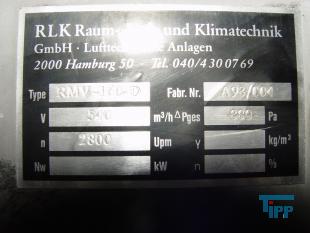 Gebl�se:
H�ufige Bezeichnung f�r Ventilator.
F�r die Versorgung der feinblasigen Druckbel�ftung in den Belebungsbecken einer Kl�ranlage finden insbesondere Drehkolbengebl�se Anwendung. Die von den Gebl�sen erzeugte Luftmenge kann h�ufig stufenlos eingestellt werden. Die Gebl�se sind stellen die gr��ten Stromverbraucher auf einer Kl�ranlage dar.
Quelle: www.wasser-wissen.de
Ventilator:
Als Ventilator (von ventulus, lat. f�r schwacher Wind, L�ftchen) wird ein elektrisches Ger�t bezeichnet, das dazu verwendet wird, die es umgebende Luft in Bewegung zu versetzen, ohne jedoch dabei zum Antrieb eines Gegenstandes (z. B. einem Flugzeug) zu dienen (die manuelle Version nennt man F�cher). Sie werden daher h�ufig auch als L�fter bezeichnet. Ist ein umgebendes, festes Geh�use vorhanden, so wird die Luft an einer Seite angesaugt und an der anderen ausgesto�en. Bei leistungsstarken Ventilatoren ist die Bezeichnung Gebl�se gebr�uchlich.
Axialventilator: Axialventilatoren sind die gebr�uchlichste Bauform. Die Drehachse des Axiallaufrades verl�uft parallel bzw. axial zum Luftstrom. Die Luft wird durch das Axiallaufrad, �hnlich wie bei einem Flugzeug- oder Schiffspropeller, bewegt. Die Vorteile von Axialventilatoren sind die, im Verh�ltnis zum hohen gef�rderten Luftdurchsatz, geringen Abmessungen. Der Nachteil ist die geringere Druckerh�hung im Verh�ltnis zum Radialventilator. Die Ausf�hrung ohne Geh�use ist bei Tisch- und Deckenventilatoren (L�ftern) �blich. Axialventilatoren mit Geh�use und innen liegenden Antriebsmotor haben den Nachteil des Nabentotwassers hinter der Laufradnabe, den man jedoch durch geeignete Einbauten (Innendiffusor) weitgehend vermeiden kann. Da die Luft durch die Rotation hinter dem Axiallaufrad in Wirbeln austritt, wird durch feststehende Einbauten (Nachleitrad) eine Druckerh�hung erreicht. Um die Druck-Austrittsverluste aus dem Axialventilator zu minimieren werden bei gr��eren Ventilatoren Au�endiffusoren eingesetzt.

Eine abgewandelte Ausf�hrung des Axialventilators ist der sog. Diagonalventilator, bei dem das Geh�use und die L�fterschaufeln konisch geformt sind (der Radius wird zur Druckseite hin gr��er) und damit die Luft nicht axial, sondern diagonal austritt. Diagonalventilatoren haben bei gleicher Leistung und Gr��e einen gr��eren Luftdurchsatz und bauen einen h�heren Druck auf. Deshalb k�nnen sie z. B. bei gleichem Effekt bei geringerer Drehzahl betrieben werden und sind somit leiser.

Beide Ausf�hrungen haben ein so genanntes Nabentotwasser (auch: Dead Spot), der sich hinter dem in der Mitte des Ger�ts angeordneten Motor befindet: Dort findet kaum eine Luftbewegung statt. Deshalb wurden auch schon Axialventilatoren entwickelt, die den Motor in einem umgebenden Geh�use enthalten und bei denen sich nur noch das Lager in der Mitte befindet. Diese Ausf�hrung ist jedoch aufgrund der ungew�hnlichen Bauform des Motors eher selten und auch teurer als vergleichbare Axialventilatoren. Aufwendig ist auch das Auswuchten wegen der gro�en, au�en liegenden umlaufenden Masse des Antriebs. Besonders kompakte Ventilatoren werden in �blicherweise nach dem Au�enl�uferprinzip aufgebaut.
Radialventilator oder Zentrifugalventilator: Radialventilatoren werden �berall dort verwendet, wo es auf gr��ere Druckerh�hung bei gleicher Luftmenge als bei den Axialventilatoren ankommt. Die Luft wird parallel bzw. axial zur Antriebsachse des Radialventilators angesaugt und durch die Rotation des Radiallaufrades um 90� umgelenkt und radial ausgeblasen. Es gibt einseitig und beidseitig ansaugende Radialventilatoren mit und ohne Geh�use. Bei der Ausf�hrung mit spiralf�rmigem Geh�use wird die Luft �ber eine Austrittsfl�che des Geh�uses ausgeblasen. Um die Druckverluste durch die hohe Austrittsgeschwindigkeit aus dem Radialventilator zu minimieren, muss auf geeignete weiterf�hrende Kanalgestaltung geachtet werden (ggf. Einsetzen eines Diffusors). Bei der Ausf�hrung ohne spiralf�rmiges Geh�use wird die Luft radial aus dem Radiallaufrad ausgeblasen und durch eine geeignete Geh�useausf�hrung wie z.B. bei Dachventilatoren ins Freie geblasen.
Tangential- oder Querstromventilatoren: Sie sehen auf den ersten Blick aus wie in die L�nge gezogene Radialventilatoren, das Funktionsprinzip ist jedoch grundlegend anders. Bei den Tangentialventilatoren wird die Luft zweimal (einmal von au�en nach innen und einmal andersherum) durch das L�fterrad, welches �hnlich dem des Radialventilators aufgebaut, jedoch meist l�nger ist, bewegt. Die Luft wird also einmal gro�fl�chig (etwa die halbe Oberfl�che des L�fterrades) tangential zur Drehachse durch das L�fterrad angesaugt, um 90� umgelenkt, in dessen Inneren wieder tangential zur Drehachse aufgenommen, wieder umgelenkt und in das Geh�use gef�hrt, wovon die Luft in der Regel durch einen schmalen, der L�nge des L�fterrades entsprechenden Spalt abgegeben wird. Der Antrieb befindet sich grunds�tzlich au�erhalb des Luftstroms. Tangentialventilatoren k�nnen gro�e Luftmengen gleichm��ig �ber eine breite Austrittsfl�che abgeben und sind daher gut zur Mantelk�hlung von z. B. in modernen Elektroherden oder Tageslichtprojektoren geeignet. Sie finden des Weiteren auch in Klimager�ten und in den flachen Heizl�ftern Einsatz. Tangentialventilatoren k�nnen bei sehr gro�em Luftdurchsatz extrem leise konstruiert werden, da sie schon bei geringen Drehzahlen hohe Druckwerte liefern.
Quelle: www.wikipedia.org