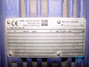 Kreiselpumpe:
Eine Kreiselpumpe ist eine Str�mungsmaschine zur Energieerh�hung mittels eines rotierenden Laufrads. Sie dient der F�rderung von Fl�ssigkeiten (im Folgenden: Wasser genannt), meist durch eine Rohrleitung. Wasser, das in die Pumpe eintritt, wird vom rotierenden Pumpenrad mitgerissen und zun�chst auf eine Kreisbahn gezwungen. Auf dieser Bahn str�mt das durch Impuls�bertragung beschleunigte Fluid radial nach au�en, wo es durch den Ablauf abflie�t. Durch Erweiterung des Rohrquerschnitts kann die erh�hte Geschwindigkeit (v) proportional in Druck (p) umgewandelt werden (p1*v1=p2*v2) (Bernoulli). Diese Arbeitsweise nennt man hydrodynamisches F�rderprinzip.

Diese Arbeitsweise l�sst sich kurz verdeutlichen: R�hrt man mit einem L�ffel in einem mit Wasser gef�llten Glas, so sinkt der Druck im Zentrum und die Fl�ssigkeit steigt am Rand des Glases durch den dort herrschenden h�heren Druck nach oben. Je schneller man r�hrt, desto h�her steigt die Fl�ssigkeit. �hnlich diesem Prinzip erreicht man bei einer Kreiselpumpe durch eine h�here Drehzahl oder einem gr��eren Laufraddurchmesser eine gr��ere F�rderh�he.

Die zu f�rdernde Fl�ssigkeit kann bei den Kreiselpumpen entweder haupts�chlich quer zur Achse des Antriebs bewegt werden (radiale Str�mung) oder in Richtung der Achse (axiale Str�mung, beispielsweise bei den Propellerpumpen). Bei entsprechender Gestaltung von Laufrad und Geh�use k�nnen auch mit Feststoffen vermischte Fl�ssigkeiten (z.B. Abwasser) gef�rdert werden. Eine Ma�zahl der zul�ssigen Feststoffgr��e ist der so genannte Kugeldurchgang, angegeben als maximaler Durchmesser der Kugel, die die Pumpe passieren k�nnte.

Die Kennlinie einer Kreiselpumpe beschreibt den Zusammenhang zwischen Druckerh�hung und F�rdermenge. Der gr��te Druck wird normalerweise bei Menge Null erzeugt. Praktisch bedeutet das einen verschlossenen Ablauf. Kombiniert mit der Kennlinie des angeschlossenen Rohrnetzes ergibt sich der Arbeitspunkt als Schnittpunkt von Pumpen- und Rohrnetzkennlinie. Durch Hintereinanderschaltung mehrerer Kreiselpumpen erh�ht sich der F�rderduck, durch Parallelschaltung die erzielbare F�rdermenge. Drehzahl�nderungen der Pumpen ver�ndern sowohl die F�rdermenge als auch den Druck und damit die Leistungsaufnahme (effizienteste Regelungsart).

Standard-Kreiselpumpen sind normalsaugend, d.h. Pumpe und Saugleitung m�ssen stets mit Medium gef�llt sein. Ger�t w�hrend des Betriebs mehr Luft als die kritische Menge (Radialkreiselpumpe 8-10 Vol. %) in die Saugleitung, bricht die F�rderung in der Regel zusammen. Es gibt besondere Konstruktionen wie Zellensp�lpumpen oder Jetpumpen, die, wenn sie gef�llt sind, die Saugleitung selbst�ndig entl�ften k�nnen. Eine besondere Kreiselpumpe ist die Seitenkanalpumpe, eine selbstansaugende Kreiselpumpe, die bis zu 100 Vol% Gasanteil f�rdern kann, solange ein Rest Fluid in der Maschine verbleibt, der einen Fl�ssigkeitsring bildet. Die Fachgemeinschaft Pumpen und Verdichter im VDMA verzeichnet �ber 400 verschiedene Pumpenkonstruktionen. Die meisten Pumpen sind Kreiselpumpen.

Die Einteilung der Kreiselpumpen erfolgt nach der Form der Laufr�der, Stufenzahl, Geh�useaufbau, Antrieb oder auch F�rdermedium. So werden bei der Laufradform z.B. das Radialrad, Radialrad mit axial vorgezogenen Schaufeln, Halbaxialrad, Halbaxialrad mit einstellbaren Schaufeln, Axialrad oder Sonderformen unterschieden. Die Radialr�der werden zus�tzlich nach offenen und geschlossenen Laufr�dern unterteilt. Bei einem geschlossenen Laufrad wird die Laufradschaufel auf beiden Seiten mit je einer Scheibe verbunden. Dies erh�ht den hydraulischen Wirkungsgrad und stabilisiert das Rad. Aufgrund dieser Vorteile ist es das meist eingesetzte Laufrad. Allerdings k�nnen Luftblasen nur schlecht mitgef�rdert werden. Diese sammeln sich durch die Fliehkr�fte im Zentrum und verstopfen das Laufrad.

Als Antrieb der Kreiselpumpen wird meist ein Elektromotor verwendet. Je nach Einsatzort und Leistungsbereich werden Synchromotoren (bis ca. 10 MW), Drehstrommotoren (bis ca. 12 MW) oder Einphasen-Wechselstrommotoren (bis ca. 1 kW) eingesetzt.
Wegen ihrer einfachen und robusten Bauart sind Kreiselpumpen weit verbreitet. Meistens finden sich Ausf�hrungen als ein- oder mehrstufige Pumpen zur Trockenaufstellung oder als Tauchmotorpumpe, entweder f�r den mobilen oder station�ren Einsatz. Verwendung finden Kreiselpumpen im Anlagen- und Maschinenbau, zur Wasserversorgung in Wasserwerken und Bew�sserungssystemen, zur Entw�sserung von Bergwerken und Gruben oder als Umw�lzpumpen in Heiz- und K�hlsystemen. Typische Anwendungen sind Entleerung von Kellern und Garagen bei �berflutung, Bew�sserung von Feldern in der Landwirtschaft, F�llen und Leeren von Tanks oder Vorratsbeh�ltern sowie Abpumpen von Schmutzwasser.
Quelle: www.wikipedia.org