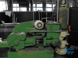 Kolbenpumpe:
Eine Kolbenpumpe ist eine Pumpe zur F�rderung von Fl�ssigkeiten oder Gasen, wobei Gase dabei auch verdichtet werden. Dabei wird mit einem Kolben, der in einem Zylinder l�uft, im ersten Takt das zu f�rdernde Medium durch ein Einlassventil angesaugt. Anschlie�end wird es durch das Auslassventil ausgesto�en. Dieses Prinzip wird auch als Verdr�ngerpumpe bezeichnet.

Mit Kolbenpumpen k�nnen beim F�rdern von Fl�ssigkeiten hohe Dr�cke erreicht werden. Zudem ist das gef�rderte Fl�ssigkeitsvolumen genau bestimmbar (Dosierpumpe). Der Antrieb kann von Hand (z. B. handbetriebene Schwengelpumpe), Elektromagneten oder durch Motoren erfolgen.

Die Bedeutung des Einsatzes der Kolbenpumpen hat sich seit dem 19. Jahrhundert verschoben. Mit der Einf�hrung der Kreiselpumpe ging der Einsatz der Kolbenpumpe bei der F�rderung gro�er Volumen oder verschmutzter Fl�ssigkeiten (Trinkwasser, Abwasser) zur�ck. Heute werden Kolbenpumpen z. B. in Dosierpumpen, handbetriebenen F�rderanlagen und zur Herstellung gro�er Dr�cke eingesetzt.

Nachteilig an Kolbenpumpen ist die prinzipbedingte F�rderstrompulsation, die im angeschlossenen Leitungssystem zu intensiven Druckschwingungen (Druckpulsationen) oder mechanischen Schwingungen f�hren kann. Bei gr��eren F�rderstr�men werden daher mehrere � versetzt arbeitende � Zylinder vorgesehen. Alternativ k�nnen gas- oder fl�ssigkeitsgef�llte Pulsationsd�mpfer eingesetzt werden.
Die Inline-Pumpe, eine Doppelkolbenpumpe, ist eine Sonderform der Kolbenpumpe, bei der zwei Kolben in einer H�lse das Pumpenspiel erledigen. Der von einem Aktor angetriebene Druckkolben (1), f�rdert das durch den Einlass (3) in die Pumpe eingedrungene Medium in einer Vorw�rtsbewegung mittels Gegendruck des Steuerkolbens (2) �ber den Auslass (4). Die Mengensteuerung wird mit der Verstellh�lse (5) vorgenommen. Der Maximalhub wird durch den Abstand Einlass - Auslass gegeben. Die Einstellung kann kontinuierlich oder abgestuft erfolgen.

Eine weitere Variante ist die Schwingkolbenpumpe die auch als Variation einer Freikolbenmaschine m�glich ist.

Eine Fahrradpumpe ist ebenfalls eine Kolbenpumpe. Der Kolben dichtet nur bei der Auslassbewegung den Zylinder ab und �bernimmt so die Aufgabe des Einlassventils. Das Auslassventil ist nicht in der Pumpe integriert. Mit einer Fahrradpumpe l�sst sich deshalb kein Luftballon aufpumpen. Als Auslassventil fungiert das Ventil des Fahrradschlauchs.

Die Axialkolbenpumpe und die Radialkolbenpumpe sind weitere Bauformen von Kolbenpumpen. Bei diesen beiden o. g. Bauformen werden Fl�ssigkeiten, vor allem Mineral�le und Sonderfl�ssigkeiten (z.B. HFA, HFC, HFD, Bohremulsion) gef�rdert. Das Einsatzgebiet derartiger Hydraulikpumpen ist breit gef�chert: von Werkzeugmaschinen, hydraulischen Fahrantrieben (z.B. Bau- und Landwirtschaftsmaschinen) und Pr�fst�nden bis hin zu Windkraftanlagen. Quelle: www.wikipedia.org