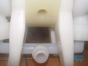 Druckbeh�lter sind geschlossene Beh�lter, deren Druck im Inneren �ber dem Umgebungsdruck liegt. Im Gegensatz zu Druckgasbeh�ltern und Transportbeh�ltern nach Verkehrsrecht, in denen Fluide bef�rdert werden, ist der Betrieb von Druckbeh�lter einem bestimmten Aufstellungsort zugewiesen.

Historisch wird noch unterschieden zwischen Dampfkesseln und Druckbeh�ltern. Dampfkessel sind dadurch definiert, dass sie zur Erzeugung von Wasserdampf (Dampfdruck > 0,5 bar) oder Hei�wasser (T > 110�C) mittels einer Feuerung, elektrischen Beheizung oder Abhitze eingesetzt werden.

Rohrleitungen zum Bef�rdern von Fluiden sind keine Druckbeh�lter. Druckbeh�lter sind dadurch definiert, dass ihnen eine bestimmte Funktion zugewiesen ist (Lagern, Filtern, W�rme�bertragung).

Die konstruktiv ideale Form f�r Druckbeh�lter ist die Kugel und sie wird insbesondere bei sehr hohen Innendr�cken oder sehr gro�em Volumen (Gasbeh�lter) als Bauform gerne gew�hlt. Am meisten wird jedoch die zylindrische Form verwendet. Der Mantel wird durch flache oder gew�lbte B�den (Kl�pperb�den oder Korbbogenb�den) beidseitig verschlossen.
Druckbeh�lter k�nnen in Bezug auf die Funktion wie folgt eingeteilt werden:

    * Lagerbeh�lter f�r Gase (Fl�ssiggaslagerbeh�lter, verfl�ssigte tiefkalt gelagerte Gase),
    * Druckluftbeh�lter,
    * Silos mit Druckluftbeaufschlagung zur pneumatischen F�rderung von k�rnigen G�tern (Silobeh�lter auf LKW),
    * Druckspeicherbeh�lter (Hydraulikspeicher, Membranausdehnungsbeh�lter),
    * Erhitzer in einer Thermal�lanlage,
    * Abscheider, Sammler, Filter (Wasserabscheider),
    * W�rme�bertr�ger (Kondensatoren, Verfl�ssiger),
    * Verfahrenstechnische Beh�lter und Apparate (R�hrwerksbeh�lter, Kolonnen),
    * beheizte oder gek�hlte Druckbeh�lter als Bestandteil einer Anlage (z.B. dampfbeheizte Zylinder in der Papierherstellung, Plattenfroster)
Quelle: www.wikipedia.org
