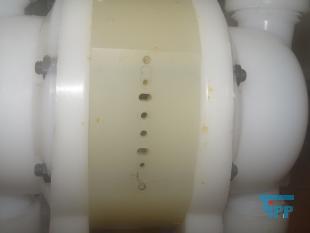 Druckbeh�lter sind geschlossene Beh�lter, deren Druck im Inneren �ber dem Umgebungsdruck liegt. Im Gegensatz zu Druckgasbeh�ltern und Transportbeh�ltern nach Verkehrsrecht, in denen Fluide bef�rdert werden, ist der Betrieb von Druckbeh�lter einem bestimmten Aufstellungsort zugewiesen.

Historisch wird noch unterschieden zwischen Dampfkesseln und Druckbeh�ltern. Dampfkessel sind dadurch definiert, dass sie zur Erzeugung von Wasserdampf (Dampfdruck > 0,5 bar) oder Hei�wasser (T > 110�C) mittels einer Feuerung, elektrischen Beheizung oder Abhitze eingesetzt werden.

Rohrleitungen zum Bef�rdern von Fluiden sind keine Druckbeh�lter. Druckbeh�lter sind dadurch definiert, dass ihnen eine bestimmte Funktion zugewiesen ist (Lagern, Filtern, W�rme�bertragung).

Die konstruktiv ideale Form f�r Druckbeh�lter ist die Kugel und sie wird insbesondere bei sehr hohen Innendr�cken oder sehr gro�em Volumen (Gasbeh�lter) als Bauform gerne gew�hlt. Am meisten wird jedoch die zylindrische Form verwendet. Der Mantel wird durch flache oder gew�lbte B�den (Kl�pperb�den oder Korbbogenb�den) beidseitig verschlossen.
Druckbeh�lter k�nnen in Bezug auf die Funktion wie folgt eingeteilt werden:

    * Lagerbeh�lter f�r Gase (Fl�ssiggaslagerbeh�lter, verfl�ssigte tiefkalt gelagerte Gase),
    * Druckluftbeh�lter,
    * Silos mit Druckluftbeaufschlagung zur pneumatischen F�rderung von k�rnigen G�tern (Silobeh�lter auf LKW),
    * Druckspeicherbeh�lter (Hydraulikspeicher, Membranausdehnungsbeh�lter),
    * Erhitzer in einer Thermal�lanlage,
    * Abscheider, Sammler, Filter (Wasserabscheider),
    * W�rme�bertr�ger (Kondensatoren, Verfl�ssiger),
    * Verfahrenstechnische Beh�lter und Apparate (R�hrwerksbeh�lter, Kolonnen),
    * beheizte oder gek�hlte Druckbeh�lter als Bestandteil einer Anlage (z.B. dampfbeheizte Zylinder in der Papierherstellung, Plattenfroster)
Quelle: www.wikipedia.org