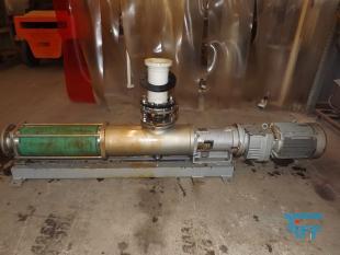 Exzenterschneckenpumpen: auch PCP (progressing cavity pump) genannt, sind Pumpen zur Frderung einer Vielzahl von Medien, insbesondere von dickflssigen, hochviskosen und abrasiven Medien wie zum Beispiel Schlmmen, Glle und Fetten.
Funktionsweise: Bei einer Exzenterschneckenpumpe dreht sich der angetriebene, schneckenfrmige Rotor um seine Achse und vollfhrt dabei eine exzentrische Drehbewegung in einem entsprechend geformten Gehuse, dem Stator. Der Rotor besteht dabei blicherweise aus einem hoch abriebfesten Material wie zum Beispiel Stahl. Der Stator hingegen besteht aus einem elastischen Material, zum Beispiel Gummi. Durch die spezielle Formgebung von Rotor und Stator entstehen zwischen Rotor und Stator abgedichtete Hohlrume, die sich bei Drehung des Rotors axial fortbewegen und das Medium frdern. Die Frdermenge ist dabei direkt proportional zum Drehwinkel des Rotors. Durch Variation der Steigungszahl kann der erzielte Druck in weiten Bereichen variiert werden. Erfinder dieser Pumpentechnik ist Professor Ren Moineau, der im Jahr 1930 seine Erfindung zum Patent anmeldete und in seiner Dissertation 1939 vertiefte. Nach ihm wird diese Technik auch Moineau-Prinzip genannt.

Die Form der Hohlrume ist dabei konstant, so dass das Frdermedium nicht gequetscht wird. Dadurch eignen sich diese Pumpen auch fr Emulsionen, die sich bei Quetschung leicht in ihre Phasen trennen wrden, wie z. B. Sahne.

Umgekehrt verhindert die schonende Frderung das Emulgieren miteinander gefrderter Medien wie z.B. in Bilgenwasser-Entleranlagen, in denen man das l nach der Frderung vom Wasser trennen will.

Ein besonderer Vorteil besteht darin, dass Exzenterschneckenpumpen kontinuierlich frdern, was sie fr die Verwendung in Vergussanlagen geeignet macht, auch fr hochviskose und abrasive Medien. Ebenfalls eignen sie sich als Bestandteile von Fassfolgeplattenpumpen.
Verwendung: Exzenterschneckenpumpen haben einen ausgesprochen weiten Anwendungsbereich. Durch ihren extrem einfachen Aufbau mit einer sehr geringen Anzahl von bewegten Teilen eigenen sie sich auch fr den Einsatz in sehr rauem Umfeld. Das Verschleiteil - der Stator - kann mit wenigen Handgriffen ausgetauscht werden.
Quelle: www.wikipedia.org