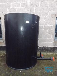show details - used pastic tank with a flat bottom  