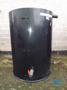 show details - used plastic tank with flat bottom  
