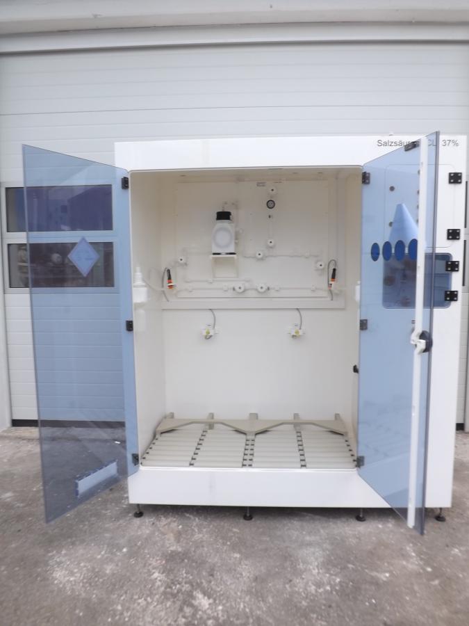 Chemikalien-Dosierstation im Reinraumkabinett montiert, Absaugkabinett