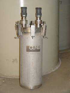 Filtration, Filtern:
(filtration) Filtern ist ein mechanisches Trennverfahren, um eine Suspension in seine Bestandteile Feststoff und Flssigkeit zu trennen. Als Filtermaterial wird z.B. Quarzsand verwendet. Besondere Bedeutung kommt der Aktivkohle zu. 

Je nach Fliegeschwindigkeit des Wassers im Filter wird zwischen

    * Langsamfiltern (meist 0,1 bis 0,2 m/h) und 
    * Schnellfiltern (z. B. 15 m/h)

unterschieden.

Aufgrund ihres groen Flchenbedarfs werden Langsamfilter seltener gebaut. Schnellfilter gibt es mit offenen Becken oder mit geschlossenen Kesseln. Bei der Reinigung werden sie mit Wasser und/oder Luft rckgesplt. Um die Raumwirkung zu vergrern und die Laufzeit zwischen zwei Splungen zu verlngern, werden Schnellfilter hufig als Mehrschichtfilter ausgefhrt. 

Beim Zweischichtfilter beispielsweise besteht die obere Schicht aus einem leichteren Material grberer Krnung (z. B. Filterkohle, Blhton, Blhschiefer oder Bims) und die untere Schicht aus einem schwereren Material feinerer Krnung (in der Regel Quarzsand).

Filtrationsverfahren werden u.a. eingesetzt, um hohen Anforderungen an die Feststofffreiheit im Abwasser gerecht zu werden. Dabei erfolgt die Trennung von Partikel und Flssigkeit durch eine Druckdifferenz zwischen den beiden Seiten des Filters, welche den Wassertransport durch den Filter ermglicht. Whrend des Filtervorganges werden die Feststoffe im Filter verdichtet und verringern somit das Porenvolumen, wodurch sich sowohl der Filterwiderstand als auch die Filtratqualitt verndern. Sobald der zulssige Filterwiderstand erreicht ist, muss der Filter rckgesplt und von den Feststoffen befreit werden.

Gelste Verbindungen knnen dagegen in herkmmlichen Filtern nicht abgetrennt werden. Eine Ausnahme bildet allerdings die Biofiltration, wobei der Filter gleichermaen als Nhrstoff fr Bakterien dient und somit eine Mglichkeit des aeroben Abbaus bereits gelster organischer Verbindungen darstellt. 
Quelle: www.wasser-wissen.de
Filterhilfsmittel, Filtrationshilfsmittel:
Filterhilfsmittel werden einem Filtrationsprozess hinzugegeben, um die Filtration zu ermglichen, erleichtern bzw. zu beschleunigen. 

Sie haben bei der Filtration die Aufgabe, 

    * Suspensionen mit nur wenig Feststoffanteil die Bildung eines Filterkuchens zu ermglichen oder 
    * bei schleimigen Feststoffen den sich sonst daraus bildenden zu dichten und schwer durchlssigen Filterkuchen aufzulockern. 

Filterhilfsmittel werden entweder der zu filtrierenden Suspension unmittelbar zugesetzt oder vor der Filtration als Hilfsschicht auf dem Filter gebildet. Die gebruchlichsten Filterhilfsmittel sind Zellulose, Kieselgel, Kieselgur, Holzkohle u. Holzmehl. Sie wirken alle physikalisch-mechanisch und verndern nicht die chemische Zusammensetzung der Flssigkeit zumal sie weitestgehend unlslich sind

Bei schwierigen Klrfiltrationen werden auch dem Filtrationsprozess von Abwssern Hilfsmittel zugegeben. Vor allem bei Abwssern wird versucht, sehr feine Teilchen durch Zugabe von Flockungshilfsmittel zu agglomerieren, worauf sich diese dann leichter abtrennen lassen. Da diese den Filterprozess erleichtern knnen, werden sie in manchen Fllen flschlicherweise auch als Filterhilfsmittel bezeichnet.
Quelle: www.wassert-wissen.de