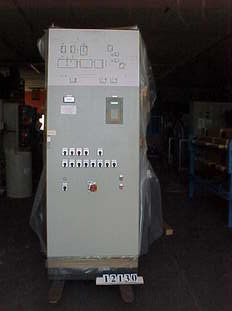 Schaltschrank:
Ein Schaltschrank beherbergt die elektrischen und elektronischen Komponenten einer verfahrenstechnischen Anlage, einer Werkzeugmaschine oder Fertigungseinrichtung, die sich nicht direkt in der Maschine (z. B. Sensoren) befinden.

Bei einem geschlossenen Schrank ist die zufllige und unbeabsichtigte Berhrung spannungsfhrender Bauteile ausgeschlossen.
Folgende Funktionen soll ein Leergehuse den elektrischen bzw. elektronischen Betriebsmitteln bieten:

    * Strukturierung des Aufbaus (z.B. in Hochleistungs- und Niederleistungsbereiche)
    * Schutz der integrierten Komponenten vor
          o Staub und Wasser (IP-Schutz) nach DIN EN 60529
          o Elektromagnetischer Beeinflussung (EMV)
          o Erdbeben (durch Schrnke mit zustzlichen Streben)
          o Vandalismus
    * Schutz der Auenwelt vor
          o Elektromagnetischer Emission
          o Gefhrlichen Strmen
          o Brandschutz (Speziallsung fr Entrauchungsanlagen)
Schaltschrnke werden - je nach Anwendung - aus Blech; Kunststoff (bspw. Outdoor-Anwendungen) oder Aluminium gefertigt. Standardfarbe bei lackierten Schaltschrnken ist zur Zeit RAL 7035, nachdem zuvor RAL 7032 eingesetzt wurde. Fr korrosive Umgebungsbedingungen werden auch Schrnke aus Edelstahl gefertigt, die in der Regel nicht lackiert werden. Aus sthetischen Grnden oder aus Schutzgrnden werden auch Edelstahl-Gehuse lackiert.

    * Stand-Schaltschrank: Einzel stehendes Gehuse mit Tr vorne. Eine Anreihung an weitere Schaltschrnke ist nicht mglich. Diese Bauart ist heute eher unblich.
    * Anreih-Schaltschrank: Einzelelemente haben keine Seitenwnde, so dass sich Kabel ber die Elemente hinweg intern verlegen lassen. An den Enden der zusammen geschraubten Schaltschrnke werden in der Regel Wnde angebracht. Bei modernen Anreihschaltschrnken lassen sich zur Kabelverlegung die vorderen Standpfosten herausnehmen.
    * Klemmenkasten
    * Wandschrank, wird an der Wand montiert und bentigt keinen Standfu.
Typisch fr Schaltschrnke sind folgende Gren

Standschaltschrank

    Hhe 1800, 2000, 2200 mm
    Tiefe 400, 500, 600, 800 mm
    Breite: 600, 800, 1000, 1200 mm

in den entsprechenden Kombinationen.

    * 800 x 600 mm x 300 Wandschrank
    * 1200 x 800 mm x 300 Wandschrank

Am Weitesten verbreitet sind Schaltschrnke mit Einschben von 19 Zoll Breite.
Quelle: www.wikipedia.org
Steuerungstechnik:
Steuerungstechnik ist die Technik von Einrichtungen, die nach einem vorgegebenen Plan technologische Prozesse beeinflussen. Wenn deren Zweck durch Steuerung selbstttig erfllt wird, handelt es sich um Automatisierung bzw. Selbststeuerung. Steuerung geht im Unterschied zur Regelung nicht auf Abweichungen der Steuergren ein (Offener Regelkreis). Es findet hchstens eine Messung der Strgren, fr eine Strgrenaufschaltung, statt.

Wenn zum Beispiel die Innentemperatur (Steuergre) eines Hauses geregelt werden soll, darf fr eine Steuerung nur die Auentemperatur (Strgre), jedoch nicht der Innentemperatur, gemessen werden.
Der generelle Zweck technologischer Prozesse ist das Umformen und Transportieren von Material, Energie und Information, wozu ber geeignete technische Einrichtungen Energie eingesetzt und gewandelt wird. Steuerungstechnische Einrichtungen, auch Steuerungen genannt, beeinflussen die eingesetzte Energie mit Hilfe von Informationen, die sie im Sinne des Prozessziels verarbeitet haben.

Beispiele fr gesteuerte technologische Prozesse:

    * Beim technologischen Prozess des maschinellen Wschewaschens werden prozesstechnische Einrichtungen wie Heizung, Wasserzufluss und Elektromotor von einer Steuerung durch Verarbeitung von Informationen beispielsweise ber Wasserstand, Zeit und Temperatur so in Gang gesetzt und angehalten, dass saubere vorgetrocknete Wsche entsteht.
    * Der technologische Prozess einer Ampelanlage fr Fugnger hat zum Ziel, ber farbiges Licht sich querenden Fugngern und Fahrzeugen Passageinformationen fr kollisionsfreien Verkehr zu geben. Die freie Passage fr Fugnger und die gesperrte fr Fahrzeuge ist die zeitlich befristete Ausnahme, die von Fugngern bedarfsweise bei der Steuerung angefordert wird.
    * Steuerung (Dampfmaschine), die Steuerung der Dampfzufuhr zu den Zylindern
    * Ventilsteuerung, ein Mechanismus zur Steuerung des Gaswechsels bei einem Viertakt-Hubkolbenmotor
    * Steuerung der Modelleisenbahn, verschiedene Aspekte beim Betrieb einer Modelleisenbahn
    * Lenkung, die Beeinflussung der Fahrtrichtung von Fahrzeugen aller Art
          o die Steuerung von Luftfahrzeugen; siehe dazu Flugzeug  Flugsteuerung
    * Steuerung in der Kybernetik: Vorgang in einem dynamischen System, bei dem eine oder mehrere Gren als Eingangsgren andere Gren als Ausgangsgren beeinflussen. Der Wirkungsweg einer Steuerung ist eine nicht geschlossene Steuerkette.
Sequenzielle Steuerungen(Logiksteuerung): Ablauf nach logischen Entscheidungen

    * z. B: wenn dieser Zustand auftritt, wird dieser Zustand ausgegeben

Zeitprogramm-Steuerung: Ablauf der Ereignisse in einem gewissen Zeitschema

    * z. B.: Verkehrsampel

Wegprogramm-Steuerung: Ablauf der Ereignisse nach einem gewissen Wegschema

    * z. B.: CNC-Frsen-/Drehprogramm

Proportionalsteuerung:

    Diese Steuerung bedeutet, dass der Eingang und Ausgang beliebig viele Zwischenwerte in einem bestimmten Bereich annehmen darf. Eingang und Ausgang mssen aber nicht zwingend mathematisch proportional sein. Jedenfalls gilt zu jedem Eingangswert gehrt genau ein zugehriger Ausgangswert.

    * z. B.: ein Ventil ffnet erst, wenn ein gewisser Druck anliegt, oder unterschritten wird
    * mechanische Steuerung: z. B. Lenkgetriebe, Zylinderschlssel
    * elektrische Steuerung: z. B. Kontakte + Relais
    * pneumatische/hydraulische Steuerungen
    * elektronische Steuerungen: z. B. Logikschaltung
    * Speicherprogrammierbare Steuerung (SPS): z. B. Microcontroller (letztere werden eher zur kontinuierlichen Regelung eingesetzt)
Aktoren, Sensoren und Informationswandel: Die Bindeglieder zwischen steuerungstechnischen und prozesstechnischen Einrichtungen sind Sensoren und Aktoren (auch Aktuatoren genannt). Sensoren wandeln Prozesszustnde in Informationen um und sind dadurch Informationsquellen. Dagegen sind Aktoren Informationssenken. Sie wandeln informationstragende Energie in Prozessenergie um. (In dieser Betrachtungsweise wird der Informationscharakter der eingesetzten Energie betont, um den Aktor als funktionales Gegenstck zum Sensor erscheinen zu lassen.)

Die von Sensoren abgegebenen Informationen werden so gewandelt, dass sie sich fr den jweiligen bertragungsabschnitt eignen und vom informationsverarbeitenden Gert (Steuergert) akzeptiert werden. Das gleiche gilt sinngem fr Informationen, die vom Steuergert ausgegeben und zu einem Aktor bertragen werden.

Prozesszustnde sind zweiwertig (binr), wenn sie sich durch eine Aussage, wie Gegenstand vorhanden/nicht vorhanden, angeben lassen. Dagegen sind sie kontinuierlich, wenn sie durch eine reelle Zahl abgebildet werden knnen, z. B. Temperatur = 65,5 C. Binre Prozesszustnde werden von Sensoren in binre Informationen verwandelt. Ein kontinuierlicher Prozesszustand wird vom Sensor in eine analoge Information umgesetzt. Wenn das Steuergert den Zahlenwert der analogen Information bentigt, ist eine Analog-Digitalwandlung erforderlich. Das umgekehrte gilt fr Aktoren.

Beispiele fr Aktoren und Sensoren:

    * Dem Aktor Elektromotor am Frderband einer Ladenkasse wird ein Signal zugefhrt, das so verstrkt ist, dass es den Motor treiben kann. (Das bedeutet: die Antriebsenergie trgt die Information, die das Steuergert ausgibt, whrend die mechanische Energie, die der Motor erzeugt, dem Prozesszweck dient und als Informationstrger keine Bedeutung hat. Das weist den Elektromotor als Informationssenke aus.) Damit das Steuergert entscheiden kann, ob der Elektromotor ein- oder auszuschalten ist, braucht es die Information eines Sensors ber die Anwesenheit von Waren im Griffbereich des Kassenpersonals, beispielsweise einer Lichtschranke.
    * Der Aktor Glhlampe einer Auenleuchte erhlt das Signal zum Leuchten in Form ausreichend starker elektrischer Energie. Es wird von der Steuerung aus den Informationen gewonnen und verstrkt, die ein Sensor fr die Tageslichtstrke und ein Sensor fr die Bewegung einer Wrmequelle liefern.
    * Das Steuergert eines Automotors beeinflusst kontinuierlich die Kraftstoffzufuhr und den Zndzeitpunkt ber analoge Aktoren. Es erhlt analoge Informationen ber Sensoren fr die Gaspedalstellung, die Motortemperatur und die Drehzahl, um den Motor unter verschiedensten ueren Umstnden optimal zu betreiben.
Abgrenzung zwischen Steuerung und Regelung: Steuerung ist von Regelung zu unterscheiden.

Eine Steuerung bercksichtigt nicht den Zustand der zu steuernden Gre. Eine Vernderung dieser Gre aufgrund einer Strung wird nicht bercksichtigt. Aufgrund der nicht vorhandenen Rckfhrung der IST-Gre wird in der Technik von einem offenen Regelkreis gesprochen

Beispiel:

    Ein Gleichstrommotor wird mit einem Vorwiderstand so eingestellt, dass er im Leerlauf 1000 U/min luft. Tritt eine Last auf, sinkt die Drehzahl. Der Elektromotor ist in diesem Fall gesteuert.

Wenn die Aufgabe besteht, einen bestimmten Wert einer physikalischen Gre wie Druck oder Temperatur herzustellen, wird jedoch in vielen Fllen ein Istwert entstehen, der vom Sollwert abweicht, weil Strungen einen Einfluss ausben.

Dazu erfolgt eine Regelung: Der IST-Wert (z. B. eine physikalische Gre) wird mit einem Sensor erfasst. Der Regler erkennt die Abweichung des Istwerts vom Sollwert und wirkt so auf einen Aktor ein, dass die Streinflsse ausgeglichen werden. Die Wirkung des Aktors ber die physikalische Gre und den Sensor auf das Regelgert ist eine Rckkopplung. Solche Anordnungen gehren zum technischen Wissensgebiet der Regelungstechnik. Das Kennzeichen geregelter Prozesse ist die geschlossene Wirkungskette, der geschlossene Regelkreis.

Beispiel:

    Der im Beispiel zur Steuerung verwendete Gleichstrommotor wird zustzlich mit einen Drehzahl-Sensor und einem Stromrichter ausgestattet, die bei Drehzahlabfall den in den Motor flieenden Strom erhhen und bei Drehzahlberschreitung reduzieren.

Damit der Istwert mit der geforderten Genauigkeit und Charakteristik dem Sollwert folgt, muss das Regelgert die angemessene Regelantwort geben, die mageblich auch von der Trgheit beeinflusst wird, mit der der Istwert auf den Aktor reagiert (Zeitverhalten der Regelstrecke). Manchmal gengt es, wenn grobe Istwertschwankungen im zeitlichen Mittel dem Sollwert entsprechen. In anderen Fllen ist hchste Regelgte gefordert.

Technisch verwandt sind Regelungen mit Steuerungen auch, weil sie wie diese mit Hilfe von Aktoren, Sensoren, Wandlern und informationsverarbeitenden Gerten auf technologische Prozesse einwirken. Auch sind Regelungen gertetechnisch oft in Steuerungen eingebettet. Der groe Unterschied besteht in der speziellen Aufgabenstellung, deren Lsung eine Rckkopplung verlangt, was zu einer vllig anderen Informationsverarbeitung fhrt.
In der deutschen Umgangssprache werden Regelung und Steuerung hufig nicht genau unterschieden. In der englischen Literatur wird sowohl fr Regelung als auch fr Steuerung das Wort control verwendet. Bei bersetzungen wird dieses Wort oft mit Steuerung bersetzt. Im Englischen wird die genaue Bedeutung jedoch nur dann ersichtlich, wenn ausdrcklich von einer open loop control oder closed loop control gesprochen wird, sonst ist die Kenntnis des Kontextes fr die richtige bersetzung als Steuerung oder Regelung erforderlich.

Diese Ungenauigkeit zieht sich auch in Fachsprachen, die dieser przisen Abgrenzung nicht bedrfen: In der Betriebswirtschaftslehre umfasst einerseits Manahmen zur Erreichung vorgegebener Ziele im Rahmen der Fhrung, Leistungswirtschaft, Verwaltung und im Controlling, z. B. als Vorsteuerung - nmlich vor dem Eintritt von Strungen, Steuerung im eigentlichen Sinne - und als Nachsteuerung (Regelung im technischen Sinne), z. B. nach Vergleich der Sollwerte mit den Istwerten, um aus den Ergebnissen neue Manahmen abzuleiten.
In steuerungstechnischen Einrichtungen werden Informationen bertragen und verarbeitet. berwiegend ist der Informationstrger elektrische Spannung, seltener hydraulischer oder pneumatischer Druck.

Die Information ber einen binren Prozesszustand kann wahr sein oder falsch. Eine wahre Information wird mit 1 und eine falsche mit 0 bezeichnet, z. B. Taste gedrckt = 0 bedeutet: Taste ist nicht gedrckt, die Information ist also falsch. Die beiden Wahrheitswerte 0 und 1 von binren Informationen werden durch definierte Zustnde eines Informationstrgers abgebildet, z. B. 0 entspricht 0 V, 1 entspricht 24 V. Ein Wahrheitswert wird vereinfacht auch als Zustand (des Informationstrgers) bezeichnet.

Analoge Informationen aus kontinuierlichen Prozesszustnden werden zur Regelung, zur Anzeige oder zur berprfung von Grenzwerten bentigt. Eine Grenzwertprfung von physikalischen Gren fhrt zu der binren Information: Grenzwert erreicht/nicht erreicht.
Steuerungen mit Computern: Computer sind universelle Gerte der Informationsverarbeitung, die sich hervorragend als Steuergert eignen. Man findet sie je nach Aufgabe als Controller, als speicherprogrammierbare Steuerung (SPS) oder als Industrie-PC (IPC). Whrend der SPS-Programmierer Logik- und Kontaktplne oder auch spezifische Anweisungen eingeben kann, werden Controller und IPC mit blichen Programmiersprachen programmiert. IPCs knnen mit geringstem Aufwand umfangreiche Zusatzfunktionen wie Visualisierungen, Protokollierungen und Statistiken bereitstellen.
Eine Heizungsanlage besteht aus je einem Heizkreis mit Umwlzpumpe fr Raumheizung und Warmwasserspeicher sowie einem Kessel mit lbrenner.

    Der Kessel hlt seine Isttemperatur auf der vom jeweiligen Heizkreis vorgegebenen Solltemperatur, indem der Brenner eingeschaltet wird, wenn die Isttemperatur die Solltemperatur unterschreitet. Ausgeschaltet wird der Brenner, wenn die Isttemperatur 5 C hher als der Sollwert ist (Zweipunkt-Regelung). Ein Heizkreis, der keine Temperatur bentigt, fordert vom Kessel 0 C.

    Unterhalb von 16 C Auentemperatur luft die Pumpe des Raumheizkreises und der Kessel muss im Mittel eine Temperatur liefern, die nach einer Heizkurve von der Auentemperatur abhngt. Die Pumpe schaltet ab, solange der Heizkreis fr Warmwasser vom Kessel eine Temperatur > 0 C fordert. Oberhalb von 17 C Auentemperatur ist die Pumpe ebenfalls abgeschaltet (Heizung aus).

    Der Betrieb des Heizkreises fr Warmwasser hat Prioritt. Er wird eingeleitet, wenn die Warmwasser-Isttemperatur die Solltemperatur unterschreitet, und beendet, wenn die Isttemperatur 5 C ber dem Sollwert liegt (Zweipunktregelung). Whrend der Warmwasserbereitung luft die Pumpe, und vom Kessel wird die maximal mgliche Temperatur gefordert.

    Die Problemstellung enthlt drei Funktionszyklen, die nahezu voneinander unabhngig sind. Jeder der Zyklen wird durch ein endloses Programm realisiert. Die drei Programme laufen parallel, was durch das Multitasking von Betriebssystemen und Programmiersprachen untersttzt wird. Untereinander kommunizieren sie ber die global sichtbaren Temperaturanforderungen T1 und T2 der beiden Heizkreise. 
Quelle: www.wikipedia.org