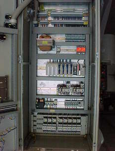 Schaltschrank:
Ein Schaltschrank beherbergt die elektrischen und elektronischen Komponenten einer verfahrenstechnischen Anlage, einer Werkzeugmaschine oder Fertigungseinrichtung, die sich nicht direkt in der Maschine (z. B. Sensoren) befinden.

Bei einem geschlossenen Schrank ist die zufllige und unbeabsichtigte Berhrung spannungsfhrender Bauteile ausgeschlossen.
Folgende Funktionen soll ein Leergehuse den elektrischen bzw. elektronischen Betriebsmitteln bieten:

    * Strukturierung des Aufbaus (z.B. in Hochleistungs- und Niederleistungsbereiche)
    * Schutz der integrierten Komponenten vor
          o Staub und Wasser (IP-Schutz) nach DIN EN 60529
          o Elektromagnetischer Beeinflussung (EMV)
          o Erdbeben (durch Schrnke mit zustzlichen Streben)
          o Vandalismus
    * Schutz der Auenwelt vor
          o Elektromagnetischer Emission
          o Gefhrlichen Strmen
          o Brandschutz (Speziallsung fr Entrauchungsanlagen)
Schaltschrnke werden - je nach Anwendung - aus Blech; Kunststoff (bspw. Outdoor-Anwendungen) oder Aluminium gefertigt. Standardfarbe bei lackierten Schaltschrnken ist zur Zeit RAL 7035, nachdem zuvor RAL 7032 eingesetzt wurde. Fr korrosive Umgebungsbedingungen werden auch Schrnke aus Edelstahl gefertigt, die in der Regel nicht lackiert werden. Aus sthetischen Grnden oder aus Schutzgrnden werden auch Edelstahl-Gehuse lackiert.

    * Stand-Schaltschrank: Einzel stehendes Gehuse mit Tr vorne. Eine Anreihung an weitere Schaltschrnke ist nicht mglich. Diese Bauart ist heute eher unblich.
    * Anreih-Schaltschrank: Einzelelemente haben keine Seitenwnde, so dass sich Kabel ber die Elemente hinweg intern verlegen lassen. An den Enden der zusammen geschraubten Schaltschrnke werden in der Regel Wnde angebracht. Bei modernen Anreihschaltschrnken lassen sich zur Kabelverlegung die vorderen Standpfosten herausnehmen.
    * Klemmenkasten
    * Wandschrank, wird an der Wand montiert und bentigt keinen Standfu.
Typisch fr Schaltschrnke sind folgende Gren

Standschaltschrank

    Hhe 1800, 2000, 2200 mm
    Tiefe 400, 500, 600, 800 mm
    Breite: 600, 800, 1000, 1200 mm

in den entsprechenden Kombinationen.

    * 800 x 600 mm x 300 Wandschrank
    * 1200 x 800 mm x 300 Wandschrank

Am Weitesten verbreitet sind Schaltschrnke mit Einschben von 19 Zoll Breite.
Quelle: www.wikipedia.org
Steuerungstechnik:
Steuerungstechnik ist die Technik von Einrichtungen, die nach einem vorgegebenen Plan technologische Prozesse beeinflussen. Wenn deren Zweck durch Steuerung selbstttig erfllt wird, handelt es sich um Automatisierung bzw. Selbststeuerung. Steuerung geht im Unterschied zur Regelung nicht auf Abweichungen der Steuergren ein (Offener Regelkreis). Es findet hchstens eine Messung der Strgren, fr eine Strgrenaufschaltung, statt.

Wenn zum Beispiel die Innentemperatur (Steuergre) eines Hauses geregelt werden soll, darf fr eine Steuerung nur die Auentemperatur (Strgre), jedoch nicht der Innentemperatur, gemessen werden.
Der generelle Zweck technologischer Prozesse ist das Umformen und Transportieren von Material, Energie und Information, wozu ber geeignete technische Einrichtungen Energie eingesetzt und gewandelt wird. Steuerungstechnische Einrichtungen, auch Steuerungen genannt, beeinflussen die eingesetzte Energie mit Hilfe von Informationen, die sie im Sinne des Prozessziels verarbeitet haben.

Beispiele fr gesteuerte technologische Prozesse:

    * Beim technologischen Prozess des maschinellen Wschewaschens werden prozesstechnische Einrichtungen wie Heizung, Wasserzufluss und Elektromotor von einer Steuerung durch Verarbeitung von Informationen beispielsweise ber Wasserstand, Zeit und Temperatur so in Gang gesetzt und angehalten, dass saubere vorgetrocknete Wsche entsteht.
    * Der technologische Prozess einer Ampelanlage fr Fugnger hat zum Ziel, ber farbiges Licht sich querenden Fugngern und Fahrzeugen Passageinformationen fr kollisionsfreien Verkehr zu geben. Die freie Passage fr Fugnger und die gesperrte fr Fahrzeuge ist die zeitlich befristete Ausnahme, die von Fugngern bedarfsweise bei der Steuerung angefordert wird.
    * Steuerung (Dampfmaschine), die Steuerung der Dampfzufuhr zu den Zylindern
    * Ventilsteuerung, ein Mechanismus zur Steuerung des Gaswechsels bei einem Viertakt-Hubkolbenmotor
    * Steuerung der Modelleisenbahn, verschiedene Aspekte beim Betrieb einer Modelleisenbahn
    * Lenkung, die Beeinflussung der Fahrtrichtung von Fahrzeugen aller Art
          o die Steuerung von Luftfahrzeugen; siehe dazu Flugzeug  Flugsteuerung
    * Steuerung in der Kybernetik: Vorgang in einem dynamischen System, bei dem eine oder mehrere Gren als Eingangsgren andere Gren als Ausgangsgren beeinflussen. Der Wirkungsweg einer Steuerung ist eine nicht geschlossene Steuerkette.
Sequenzielle Steuerungen(Logiksteuerung): Ablauf nach logischen Entscheidungen

    * z. B: wenn dieser Zustand auftritt, wird dieser Zustand ausgegeben

Zeitprogramm-Steuerung: Ablauf der Ereignisse in einem gewissen Zeitschema

    * z. B.: Verkehrsampel

Wegprogramm-Steuerung: Ablauf der Ereignisse nach einem gewissen Wegschema

    * z. B.: CNC-Frsen-/Drehprogramm

Proportionalsteuerung:

    Diese Steuerung bedeutet, dass der Eingang und Ausgang beliebig viele Zwischenwerte in einem bestimmten Bereich annehmen darf. Eingang und Ausgang mssen aber nicht zwingend mathematisch proportional sein. Jedenfalls gilt zu jedem Eingangswert gehrt genau ein zugehriger Ausgangswert.

    * z. B.: ein Ventil ffnet erst, wenn ein gewisser Druck anliegt, oder unterschritten wird
    * mechanische Steuerung: z. B. Lenkgetriebe, Zylinderschlssel
    * elektrische Steuerung: z. B. Kontakte + Relais
    * pneumatische/hydraulische Steuerungen
    * elektronische Steuerungen: z. B. Logikschaltung
    * Speicherprogrammierbare Steuerung (SPS): z. B. Microcontroller (letztere werden eher zur kontinuierlichen Regelung eingesetzt)
Aktoren, Sensoren und Informationswandel: Die Bindeglieder zwischen steuerungstechnischen und prozesstechnischen Einrichtungen sind Sensoren und Aktoren (auch Aktuatoren genannt). Sensoren wandeln Prozesszustnde in Informationen um und sind dadurch Informationsquellen. Dagegen sind Aktoren Informationssenken. Sie wandeln informationstragende Energie in Prozessenergie um. (In dieser Betrachtungsweise wird der Informationscharakter der eingesetzten Energie betont, um den Aktor als funktionales Gegenstck zum Sensor erscheinen zu lassen.)

Die von Sensoren abgegebenen Informationen werden so gewandelt, dass sie sich fr den jweiligen bertragungsabschnitt eignen und vom informationsverarbeitenden Gert (Steuergert) akzeptiert werden. Das gleiche gilt sinngem fr Informationen, die vom Steuergert ausgegeben und zu einem Aktor bertragen werden.

Prozesszustnde sind zweiwertig (binr), wenn sie sich durch eine Aussage, wie Gegenstand vorhanden/nicht vorhanden, angeben lassen. Dagegen sind sie kontinuierlich, wenn sie durch eine reelle Zahl abgebildet werden knnen, z. B. Temperatur = 65,5 C. Binre Prozesszustnde werden von Sensoren in binre Informationen verwandelt. Ein kontinuierlicher Prozesszustand wird vom Sensor in eine analoge Information umgesetzt. Wenn das Steuergert den Zahlenwert der analogen Information bentigt, ist eine Analog-Digitalwandlung erforderlich. Das umgekehrte gilt fr Aktoren.

Beispiele fr Aktoren und Sensoren:

    * Dem Aktor Elektromotor am Frderband einer Ladenkasse wird ein Signal zugefhrt, das so verstrkt ist, dass es den Motor treiben kann. (Das bedeutet: die Antriebsenergie trgt die Information, die das Steuergert ausgibt, whrend die mechanische Energie, die der Motor erzeugt, dem Prozesszweck dient und als Informationstrger keine Bedeutung hat. Das weist den Elektromotor als Informationssenke aus.) Damit das Steuergert entscheiden kann, ob der Elektromotor ein- oder auszuschalten ist, braucht es die Information eines Sensors ber die Anwesenheit von Waren im Griffbereich des Kassenpersonals, beispielsweise einer Lichtschranke.
    * Der Aktor Glhlampe einer Auenleuchte erhlt das Signal zum Leuchten in Form ausreichend starker elektrischer Energie. Es wird von der Steuerung aus den Informationen gewonnen und verstrkt, die ein Sensor fr die Tageslichtstrke und ein Sensor fr die Bewegung einer Wrmequelle liefern.
    * Das Steuergert eines Automotors beeinflusst kontinuierlich die Kraftstoffzufuhr und den Zndzeitpunkt ber analoge Aktoren. Es erhlt analoge Informationen ber Sensoren fr die Gaspedalstellung, die Motortemperatur und die Drehzahl, um den Motor unter verschiedensten ueren Umstnden optimal zu betreiben.
Abgrenzung zwischen Steuerung und Regelung: Steuerung ist von Regelung zu unterscheiden.

Eine Steuerung bercksichtigt nicht den Zustand der zu steuernden Gre. Eine Vernderung dieser Gre aufgrund einer Strung wird nicht bercksichtigt. Aufgrund der nicht vorhandenen Rckfhrung der IST-Gre wird in der Technik von einem offenen Regelkreis gesprochen

Beispiel:

    Ein Gleichstrommotor wird mit einem Vorwiderstand so eingestellt, dass er im Leerlauf 1000 U/min luft. Tritt eine Last auf, sinkt die Drehzahl. Der Elektromotor ist in diesem Fall gesteuert.

Wenn die Aufgabe besteht, einen bestimmten Wert einer physikalischen Gre wie Druck oder Temperatur herzustellen, wird jedoch in vielen Fllen ein Istwert entstehen, der vom Sollwert abweicht, weil Strungen einen Einfluss ausben.

Dazu erfolgt eine Regelung: Der IST-Wert (z. B. eine physikalische Gre) wird mit einem Sensor erfasst. Der Regler erkennt die Abweichung des Istwerts vom Sollwert und wirkt so auf einen Aktor ein, dass die Streinflsse ausgeglichen werden. Die Wirkung des Aktors ber die physikalische Gre und den Sensor auf das Regelgert ist eine Rckkopplung. Solche Anordnungen gehren zum technischen Wissensgebiet der Regelungstechnik. Das Kennzeichen geregelter Prozesse ist die geschlossene Wirkungskette, der geschlossene Regelkreis.

Beispiel:

    Der im Beispiel zur Steuerung verwendete Gleichstrommotor wird zustzlich mit einen Drehzahl-Sensor und einem Stromrichter ausgestattet, die bei Drehzahlabfall den in den Motor flieenden Strom erhhen und bei Drehzahlberschreitung reduzieren.

Damit der Istwert mit der geforderten Genauigkeit und Charakteristik dem Sollwert folgt, muss das Regelgert die angemessene Regelantwort geben, die mageblich auch von der Trgheit beeinflusst wird, mit der der Istwert auf den Aktor reagiert (Zeitverhalten der Regelstrecke). Manchmal gengt es, wenn grobe Istwertschwankungen im zeitlichen Mittel dem Sollwert entsprechen. In anderen Fllen ist hchste Regelgte gefordert.

Technisch verwandt sind Regelungen mit Steuerungen auch, weil sie wie diese mit Hilfe von Aktoren, Sensoren, Wandlern und informationsverarbeitenden Gerten auf technologische Prozesse einwirken. Auch sind Regelungen gertetechnisch oft in Steuerungen eingebettet. Der groe Unterschied besteht in der speziellen Aufgabenstellung, deren Lsung eine Rckkopplung verlangt, was zu einer vllig anderen Informationsverarbeitung fhrt.
In der deutschen Umgangssprache werden Regelung und Steuerung hufig nicht genau unterschieden. In der englischen Literatur wird sowohl fr Regelung als auch fr Steuerung das Wort control verwendet. Bei bersetzungen wird dieses Wort oft mit Steuerung bersetzt. Im Englischen wird die genaue Bedeutung jedoch nur dann ersichtlich, wenn ausdrcklich von einer open loop control oder closed loop control gesprochen wird, sonst ist die Kenntnis des Kontextes fr die richtige bersetzung als Steuerung oder Regelung erforderlich.

Diese Ungenauigkeit zieht sich auch in Fachsprachen, die dieser przisen Abgrenzung nicht bedrfen: In der Betriebswirtschaftslehre umfasst einerseits Manahmen zur Erreichung vorgegebener Ziele im Rahmen der Fhrung, Leistungswirtschaft, Verwaltung und im Controlling, z. B. als Vorsteuerung - nmlich vor dem Eintritt von Strungen, Steuerung im eigentlichen Sinne - und als Nachsteuerung (Regelung im technischen Sinne), z. B. nach Vergleich der Sollwerte mit den Istwerten, um aus den Ergebnissen neue Manahmen abzuleiten.
In steuerungstechnischen Einrichtungen werden Informationen bertragen und verarbeitet. berwiegend ist der Informationstrger elektrische Spannung, seltener hydraulischer oder pneumatischer Druck.

Die Information ber einen binren Prozesszustand kann wahr sein oder falsch. Eine wahre Information wird mit 1 und eine falsche mit 0 bezeichnet, z. B. Taste gedrckt = 0 bedeutet: Taste ist nicht gedrckt, die Information ist also falsch. Die beiden Wahrheitswerte 0 und 1 von binren Informationen werden durch definierte Zustnde eines Informationstrgers abgebildet, z. B. 0 entspricht 0 V, 1 entspricht 24 V. Ein Wahrheitswert wird vereinfacht auch als Zustand (des Informationstrgers) bezeichnet.

Analoge Informationen aus kontinuierlichen Prozesszustnden werden zur Regelung, zur Anzeige oder zur berprfung von Grenzwerten bentigt. Eine Grenzwertprfung von physikalischen Gren fhrt zu der binren Information: Grenzwert erreicht/nicht erreicht.
Steuerungen mit Computern: Computer sind universelle Gerte der Informationsverarbeitung, die sich hervorragend als Steuergert eignen. Man findet sie je nach Aufgabe als Controller, als speicherprogrammierbare Steuerung (SPS) oder als Industrie-PC (IPC). Whrend der SPS-Programmierer Logik- und Kontaktplne oder auch spezifische Anweisungen eingeben kann, werden Controller und IPC mit blichen Programmiersprachen programmiert. IPCs knnen mit geringstem Aufwand umfangreiche Zusatzfunktionen wie Visualisierungen, Protokollierungen und Statistiken bereitstellen.
Eine Heizungsanlage besteht aus je einem Heizkreis mit Umwlzpumpe fr Raumheizung und Warmwasserspeicher sowie einem Kessel mit lbrenner.

    Der Kessel hlt seine Isttemperatur auf der vom jeweiligen Heizkreis vorgegebenen Solltemperatur, indem der Brenner eingeschaltet wird, wenn die Isttemperatur die Solltemperatur unterschreitet. Ausgeschaltet wird der Brenner, wenn die Isttemperatur 5 C hher als der Sollwert ist (Zweipunkt-Regelung). Ein Heizkreis, der keine Temperatur bentigt, fordert vom Kessel 0 C.

    Unterhalb von 16 C Auentemperatur luft die Pumpe des Raumheizkreises und der Kessel muss im Mittel eine Temperatur liefern, die nach einer Heizkurve von der Auentemperatur abhngt. Die Pumpe schaltet ab, solange der Heizkreis fr Warmwasser vom Kessel eine Temperatur > 0 C fordert. Oberhalb von 17 C Auentemperatur ist die Pumpe ebenfalls abgeschaltet (Heizung aus).

    Der Betrieb des Heizkreises fr Warmwasser hat Prioritt. Er wird eingeleitet, wenn die Warmwasser-Isttemperatur die Solltemperatur unterschreitet, und beendet, wenn die Isttemperatur 5 C ber dem Sollwert liegt (Zweipunktregelung). Whrend der Warmwasserbereitung luft die Pumpe, und vom Kessel wird die maximal mgliche Temperatur gefordert.

    Die Problemstellung enthlt drei Funktionszyklen, die nahezu voneinander unabhngig sind. Jeder der Zyklen wird durch ein endloses Programm realisiert. Die drei Programme laufen parallel, was durch das Multitasking von Betriebssystemen und Programmiersprachen untersttzt wird. Untereinander kommunizieren sie ber die global sichtbaren Temperaturanforderungen T1 und T2 der beiden Heizkreise. 
Quelle: www.wikipedia.org