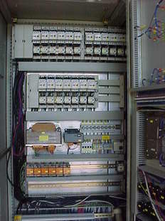 Schaltschrank:
Ein Schaltschrank beherbergt die elektrischen und elektronischen Komponenten einer verfahrenstechnischen Anlage, einer Werkzeugmaschine oder Fertigungseinrichtung, die sich nicht direkt in der Maschine (z. B. Sensoren) befinden.

Bei einem geschlossenen Schrank ist die zufllige und unbeabsichtigte Berhrung spannungsfhrender Bauteile ausgeschlossen.
Folgende Funktionen soll ein Leergehuse den elektrischen bzw. elektronischen Betriebsmitteln bieten:

    * Strukturierung des Aufbaus (z.B. in Hochleistungs- und Niederleistungsbereiche)
    * Schutz der integrierten Komponenten vor
          o Staub und Wasser (IP-Schutz) nach DIN EN 60529
          o Elektromagnetischer Beeinflussung (EMV)
          o Erdbeben (durch Schrnke mit zustzlichen Streben)
          o Vandalismus
    * Schutz der Auenwelt vor
          o Elektromagnetischer Emission
          o Gefhrlichen Strmen
          o Brandschutz (Speziallsung fr Entrauchungsanlagen)
Schaltschrnke werden - je nach Anwendung - aus Blech; Kunststoff (bspw. Outdoor-Anwendungen) oder Aluminium gefertigt. Standardfarbe bei lackierten Schaltschrnken ist zur Zeit RAL 7035, nachdem zuvor RAL 7032 eingesetzt wurde. Fr korrosive Umgebungsbedingungen werden auch Schrnke aus Edelstahl gefertigt, die in der Regel nicht lackiert werden. Aus sthetischen Grnden oder aus Schutzgrnden werden auch Edelstahl-Gehuse lackiert.

    * Stand-Schaltschrank: Einzel stehendes Gehuse mit Tr vorne. Eine Anreihung an weitere Schaltschrnke ist nicht mglich. Diese Bauart ist heute eher unblich.
    * Anreih-Schaltschrank: Einzelelemente haben keine Seitenwnde, so dass sich Kabel ber die Elemente hinweg intern verlegen lassen. An den Enden der zusammen geschraubten Schaltschrnke werden in der Regel Wnde angebracht. Bei modernen Anreihschaltschrnken lassen sich zur Kabelverlegung die vorderen Standpfosten herausnehmen.
    * Klemmenkasten
    * Wandschrank, wird an der Wand montiert und bentigt keinen Standfu.
Typisch fr Schaltschrnke sind folgende Gren

Standschaltschrank

    Hhe 1800, 2000, 2200 mm
    Tiefe 400, 500, 600, 800 mm
    Breite: 600, 800, 1000, 1200 mm

in den entsprechenden Kombinationen.

    * 800 x 600 mm x 300 Wandschrank
    * 1200 x 800 mm x 300 Wandschrank

Am Weitesten verbreitet sind Schaltschrnke mit Einschben von 19 Zoll Breite.
Quelle: www.wikipedia.org
Steuerungstechnik:
Steuerungstechnik ist die Technik von Einrichtungen, die nach einem vorgegebenen Plan technologische Prozesse beeinflussen. Wenn deren Zweck durch Steuerung selbstttig erfllt wird, handelt es sich um Automatisierung bzw. Selbststeuerung. Steuerung geht im Unterschied zur Regelung nicht auf Abweichungen der Steuergren ein (Offener Regelkreis). Es findet hchstens eine Messung der Strgren, fr eine Strgrenaufschaltung, statt.

Wenn zum Beispiel die Innentemperatur (Steuergre) eines Hauses geregelt werden soll, darf fr eine Steuerung nur die Auentemperatur (Strgre), jedoch nicht der Innentemperatur, gemessen werden.
Der generelle Zweck technologischer Prozesse ist das Umformen und Transportieren von Material, Energie und Information, wozu ber geeignete technische Einrichtungen Energie eingesetzt und gewandelt wird. Steuerungstechnische Einrichtungen, auch Steuerungen genannt, beeinflussen die eingesetzte Energie mit Hilfe von Informationen, die sie im Sinne des Prozessziels verarbeitet haben.

Beispiele fr gesteuerte technologische Prozesse:

    * Beim technologischen Prozess des maschinellen Wschewaschens werden prozesstechnische Einrichtungen wie Heizung, Wasserzufluss und Elektromotor von einer Steuerung durch Verarbeitung von Informationen beispielsweise ber Wasserstand, Zeit und Temperatur so in Gang gesetzt und angehalten, dass saubere vorgetrocknete Wsche entsteht.
    * Der technologische Prozess einer Ampelanlage fr Fugnger hat zum Ziel, ber farbiges Licht sich querenden Fugngern und Fahrzeugen Passageinformationen fr kollisionsfreien Verkehr zu geben. Die freie Passage fr Fugnger und die gesperrte fr Fahrzeuge ist die zeitlich befristete Ausnahme, die von Fugngern bedarfsweise bei der Steuerung angefordert wird.
    * Steuerung (Dampfmaschine), die Steuerung der Dampfzufuhr zu den Zylindern
    * Ventilsteuerung, ein Mechanismus zur Steuerung des Gaswechsels bei einem Viertakt-Hubkolbenmotor
    * Steuerung der Modelleisenbahn, verschiedene Aspekte beim Betrieb einer Modelleisenbahn
    * Lenkung, die Beeinflussung der Fahrtrichtung von Fahrzeugen aller Art
          o die Steuerung von Luftfahrzeugen; siehe dazu Flugzeug  Flugsteuerung
    * Steuerung in der Kybernetik: Vorgang in einem dynamischen System, bei dem eine oder mehrere Gren als Eingangsgren andere Gren als Ausgangsgren beeinflussen. Der Wirkungsweg einer Steuerung ist eine nicht geschlossene Steuerkette.
Sequenzielle Steuerungen(Logiksteuerung): Ablauf nach logischen Entscheidungen

    * z. B: wenn dieser Zustand auftritt, wird dieser Zustand ausgegeben

Zeitprogramm-Steuerung: Ablauf der Ereignisse in einem gewissen Zeitschema

    * z. B.: Verkehrsampel

Wegprogramm-Steuerung: Ablauf der Ereignisse nach einem gewissen Wegschema

    * z. B.: CNC-Frsen-/Drehprogramm

Proportionalsteuerung:

    Diese Steuerung bedeutet, dass der Eingang und Ausgang beliebig viele Zwischenwerte in einem bestimmten Bereich annehmen darf. Eingang und Ausgang mssen aber nicht zwingend mathematisch proportional sein. Jedenfalls gilt zu jedem Eingangswert gehrt genau ein zugehriger Ausgangswert.

    * z. B.: ein Ventil ffnet erst, wenn ein gewisser Druck anliegt, oder unterschritten wird
    * mechanische Steuerung: z. B. Lenkgetriebe, Zylinderschlssel
    * elektrische Steuerung: z. B. Kontakte + Relais
    * pneumatische/hydraulische Steuerungen
    * elektronische Steuerungen: z. B. Logikschaltung
    * Speicherprogrammierbare Steuerung (SPS): z. B. Microcontroller (letztere werden eher zur kontinuierlichen Regelung eingesetzt)
Aktoren, Sensoren und Informationswandel: Die Bindeglieder zwischen steuerungstechnischen und prozesstechnischen Einrichtungen sind Sensoren und Aktoren (auch Aktuatoren genannt). Sensoren wandeln Prozesszustnde in Informationen um und sind dadurch Informationsquellen. Dagegen sind Aktoren Informationssenken. Sie wandeln informationstragende Energie in Prozessenergie um. (In dieser Betrachtungsweise wird der Informationscharakter der eingesetzten Energie betont, um den Aktor als funktionales Gegenstck zum Sensor erscheinen zu lassen.)

Die von Sensoren abgegebenen Informationen werden so gewandelt, dass sie sich fr den jweiligen bertragungsabschnitt eignen und vom informationsverarbeitenden Gert (Steuergert) akzeptiert werden. Das gleiche gilt sinngem fr Informationen, die vom Steuergert ausgegeben und zu einem Aktor bertragen werden.

Prozesszustnde sind zweiwertig (binr), wenn sie sich durch eine Aussage, wie Gegenstand vorhanden/nicht vorhanden, angeben lassen. Dagegen sind sie kontinuierlich, wenn sie durch eine reelle Zahl abgebildet werden knnen, z. B. Temperatur = 65,5 C. Binre Prozesszustnde werden von Sensoren in binre Informationen verwandelt. Ein kontinuierlicher Prozesszustand wird vom Sensor in eine analoge Information umgesetzt. Wenn das Steuergert den Zahlenwert der analogen Information bentigt, ist eine Analog-Digitalwandlung erforderlich. Das umgekehrte gilt fr Aktoren.

Beispiele fr Aktoren und Sensoren:

    * Dem Aktor Elektromotor am Frderband einer Ladenkasse wird ein Signal zugefhrt, das so verstrkt ist, dass es den Motor treiben kann. (Das bedeutet: die Antriebsenergie trgt die Information, die das Steuergert ausgibt, whrend die mechanische Energie, die der Motor erzeugt, dem Prozesszweck dient und als Informationstrger keine Bedeutung hat. Das weist den Elektromotor als Informationssenke aus.) Damit das Steuergert entscheiden kann, ob der Elektromotor ein- oder auszuschalten ist, braucht es die Information eines Sensors ber die Anwesenheit von Waren im Griffbereich des Kassenpersonals, beispielsweise einer Lichtschranke.
    * Der Aktor Glhlampe einer Auenleuchte erhlt das Signal zum Leuchten in Form ausreichend starker elektrischer Energie. Es wird von der Steuerung aus den Informationen gewonnen und verstrkt, die ein Sensor fr die Tageslichtstrke und ein Sensor fr die Bewegung einer Wrmequelle liefern.
    * Das Steuergert eines Automotors beeinflusst kontinuierlich die Kraftstoffzufuhr und den Zndzeitpunkt ber analoge Aktoren. Es erhlt analoge Informationen ber Sensoren fr die Gaspedalstellung, die Motortemperatur und die Drehzahl, um den Motor unter verschiedensten ueren Umstnden optimal zu betreiben.
Abgrenzung zwischen Steuerung und Regelung: Steuerung ist von Regelung zu unterscheiden.

Eine Steuerung bercksichtigt nicht den Zustand der zu steuernden Gre. Eine Vernderung dieser Gre aufgrund einer Strung wird nicht bercksichtigt. Aufgrund der nicht vorhandenen Rckfhrung der IST-Gre wird in der Technik von einem offenen Regelkreis gesprochen

Beispiel:

    Ein Gleichstrommotor wird mit einem Vorwiderstand so eingestellt, dass er im Leerlauf 1000 U/min luft. Tritt eine Last auf, sinkt die Drehzahl. Der Elektromotor ist in diesem Fall gesteuert.

Wenn die Aufgabe besteht, einen bestimmten Wert einer physikalischen Gre wie Druck oder Temperatur herzustellen, wird jedoch in vielen Fllen ein Istwert entstehen, der vom Sollwert abweicht, weil Strungen einen Einfluss ausben.

Dazu erfolgt eine Regelung: Der IST-Wert (z. B. eine physikalische Gre) wird mit einem Sensor erfasst. Der Regler erkennt die Abweichung des Istwerts vom Sollwert und wirkt so auf einen Aktor ein, dass die Streinflsse ausgeglichen werden. Die Wirkung des Aktors ber die physikalische Gre und den Sensor auf das Regelgert ist eine Rckkopplung. Solche Anordnungen gehren zum technischen Wissensgebiet der Regelungstechnik. Das Kennzeichen geregelter Prozesse ist die geschlossene Wirkungskette, der geschlossene Regelkreis.

Beispiel:

    Der im Beispiel zur Steuerung verwendete Gleichstrommotor wird zustzlich mit einen Drehzahl-Sensor und einem Stromrichter ausgestattet, die bei Drehzahlabfall den in den Motor flieenden Strom erhhen und bei Drehzahlberschreitung reduzieren.

Damit der Istwert mit der geforderten Genauigkeit und Charakteristik dem Sollwert folgt, muss das Regelgert die angemessene Regelantwort geben, die mageblich auch von der Trgheit beeinflusst wird, mit der der Istwert auf den Aktor reagiert (Zeitverhalten der Regelstrecke). Manchmal gengt es, wenn grobe Istwertschwankungen im zeitlichen Mittel dem Sollwert entsprechen. In anderen Fllen ist hchste Regelgte gefordert.

Technisch verwandt sind Regelungen mit Steuerungen auch, weil sie wie diese mit Hilfe von Aktoren, Sensoren, Wandlern und informationsverarbeitenden Gerten auf technologische Prozesse einwirken. Auch sind Regelungen gertetechnisch oft in Steuerungen eingebettet. Der groe Unterschied besteht in der speziellen Aufgabenstellung, deren Lsung eine Rckkopplung verlangt, was zu einer vllig anderen Informationsverarbeitung fhrt.
In der deutschen Umgangssprache werden Regelung und Steuerung hufig nicht genau unterschieden. In der englischen Literatur wird sowohl fr Regelung als auch fr Steuerung das Wort control verwendet. Bei bersetzungen wird dieses Wort oft mit Steuerung bersetzt. Im Englischen wird die genaue Bedeutung jedoch nur dann ersichtlich, wenn ausdrcklich von einer open loop control oder closed loop control gesprochen wird, sonst ist die Kenntnis des Kontextes fr die richtige bersetzung als Steuerung oder Regelung erforderlich.

Diese Ungenauigkeit zieht sich auch in Fachsprachen, die dieser przisen Abgrenzung nicht bedrfen: In der Betriebswirtschaftslehre umfasst einerseits Manahmen zur Erreichung vorgegebener Ziele im Rahmen der Fhrung, Leistungswirtschaft, Verwaltung und im Controlling, z. B. als Vorsteuerung - nmlich vor dem Eintritt von Strungen, Steuerung im eigentlichen Sinne - und als Nachsteuerung (Regelung im technischen Sinne), z. B. nach Vergleich der Sollwerte mit den Istwerten, um aus den Ergebnissen neue Manahmen abzuleiten.
In steuerungstechnischen Einrichtungen werden Informationen bertragen und verarbeitet. berwiegend ist der Informationstrger elektrische Spannung, seltener hydraulischer oder pneumatischer Druck.

Die Information ber einen binren Prozesszustand kann wahr sein oder falsch. Eine wahre Information wird mit 1 und eine falsche mit 0 bezeichnet, z. B. Taste gedrckt = 0 bedeutet: Taste ist nicht gedrckt, die Information ist also falsch. Die beiden Wahrheitswerte 0 und 1 von binren Informationen werden durch definierte Zustnde eines Informationstrgers abgebildet, z. B. 0 entspricht 0 V, 1 entspricht 24 V. Ein Wahrheitswert wird vereinfacht auch als Zustand (des Informationstrgers) bezeichnet.

Analoge Informationen aus kontinuierlichen Prozesszustnden werden zur Regelung, zur Anzeige oder zur berprfung von Grenzwerten bentigt. Eine Grenzwertprfung von physikalischen Gren fhrt zu der binren Information: Grenzwert erreicht/nicht erreicht.
Steuerungen mit Computern: Computer sind universelle Gerte der Informationsverarbeitung, die sich hervorragend als Steuergert eignen. Man findet sie je nach Aufgabe als Controller, als speicherprogrammierbare Steuerung (SPS) oder als Industrie-PC (IPC). Whrend der SPS-Programmierer Logik- und Kontaktplne oder auch spezifische Anweisungen eingeben kann, werden Controller und IPC mit blichen Programmiersprachen programmiert. IPCs knnen mit geringstem Aufwand umfangreiche Zusatzfunktionen wie Visualisierungen, Protokollierungen und Statistiken bereitstellen.
Eine Heizungsanlage besteht aus je einem Heizkreis mit Umwlzpumpe fr Raumheizung und Warmwasserspeicher sowie einem Kessel mit lbrenner.

    Der Kessel hlt seine Isttemperatur auf der vom jeweiligen Heizkreis vorgegebenen Solltemperatur, indem der Brenner eingeschaltet wird, wenn die Isttemperatur die Solltemperatur unterschreitet. Ausgeschaltet wird der Brenner, wenn die Isttemperatur 5 C hher als der Sollwert ist (Zweipunkt-Regelung). Ein Heizkreis, der keine Temperatur bentigt, fordert vom Kessel 0 C.

    Unterhalb von 16 C Auentemperatur luft die Pumpe des Raumheizkreises und der Kessel muss im Mittel eine Temperatur liefern, die nach einer Heizkurve von der Auentemperatur abhngt. Die Pumpe schaltet ab, solange der Heizkreis fr Warmwasser vom Kessel eine Temperatur > 0 C fordert. Oberhalb von 17 C Auentemperatur ist die Pumpe ebenfalls abgeschaltet (Heizung aus).

    Der Betrieb des Heizkreises fr Warmwasser hat Prioritt. Er wird eingeleitet, wenn die Warmwasser-Isttemperatur die Solltemperatur unterschreitet, und beendet, wenn die Isttemperatur 5 C ber dem Sollwert liegt (Zweipunktregelung). Whrend der Warmwasserbereitung luft die Pumpe, und vom Kessel wird die maximal mgliche Temperatur gefordert.

    Die Problemstellung enthlt drei Funktionszyklen, die nahezu voneinander unabhngig sind. Jeder der Zyklen wird durch ein endloses Programm realisiert. Die drei Programme laufen parallel, was durch das Multitasking von Betriebssystemen und Programmiersprachen untersttzt wird. Untereinander kommunizieren sie ber die global sichtbaren Temperaturanforderungen T1 und T2 der beiden Heizkreise. 
Quelle: www.wikipedia.org