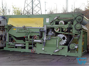Siebband:
(drain belt) Ein endloses Band, das i.d.R. aus Kunststoff hergestellt und fr Flssigkeiten durchlssig ist. Es wird im Rahmen der Fest-Flssig-Trennung verwendet. Siebbnder werden z.B. in Form von Siebbandpressen  u.a. fr die Schlammentwsserung  aber auch als Fruchtsaftpresse eingesetzt.

Siebbandpresse:
(wire press, drain belt press, belt filter press) Kontinuierlich arbeitender Filter  mit zustzlicher Entwsserung  durch Druckfiltration. Sie wird u.a. bei der Schlammentwsserung  bzw. Schlammeindickung eingesetzt und besteht aus einem Siebband, dass ber verschiedene Rollen und Walzen gegen ein zweites Band gedrckt wird. Diese beiden Bnder sind fr Wasser  durchlssig, nicht aber fr Klrschlamm.

Zwischen diese beiden Bnder wird der aus der Klranlage abgezogene Schlamm gegeben und durch das Aneinanderpressen kommt es zu einer Entwsserung des Schlammes. Entwsserter Schlamm hat hier einen Restwassergehalt von ca. 70 %.

Siebfiltration, Siebung, Sieben:
Unter Sieben versteht man die Trennung einer festen Phase von einer flssigen Phase durch ein im Wesentlichen zweidimensionales Netzwerk. Partikel der festen Phase, deren kleinstes Ausdehnungsma grer als die Maschenweite des Netzwerkes ist, werden zurckgehalten und mssen meist vom Netzwerk wieder abgetragen werden. Je nach Maschenweite werden ganz unterschiedliche Einrichtungen zur Aufnahme des Netzwerkes und zur Entfernung der zurckgehaltenen Feststoffe eingesetzt. Grbere Siebe werden als Rechen   bzw. als Rechensieb bezeichnet.
Quelle: www.wasser-wissen.de