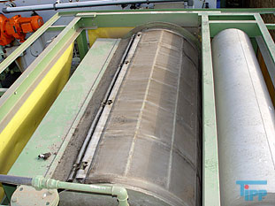 Siebband:
(drain belt) Ein endloses Band, das i.d.R. aus Kunststoff hergestellt und fr Flssigkeiten durchlssig ist. Es wird im Rahmen der Fest-Flssig-Trennung verwendet. Siebbnder werden z.B. in Form von Siebbandpressen  u.a. fr die Schlammentwsserung  aber auch als Fruchtsaftpresse eingesetzt.

Siebbandpresse:
(wire press, drain belt press, belt filter press) Kontinuierlich arbeitender Filter  mit zustzlicher Entwsserung  durch Druckfiltration. Sie wird u.a. bei der Schlammentwsserung  bzw. Schlammeindickung eingesetzt und besteht aus einem Siebband, dass ber verschiedene Rollen und Walzen gegen ein zweites Band gedrckt wird. Diese beiden Bnder sind fr Wasser  durchlssig, nicht aber fr Klrschlamm.

Zwischen diese beiden Bnder wird der aus der Klranlage abgezogene Schlamm gegeben und durch das Aneinanderpressen kommt es zu einer Entwsserung des Schlammes. Entwsserter Schlamm hat hier einen Restwassergehalt von ca. 70 %.

Siebfiltration, Siebung, Sieben:
Unter Sieben versteht man die Trennung einer festen Phase von einer flssigen Phase durch ein im Wesentlichen zweidimensionales Netzwerk. Partikel der festen Phase, deren kleinstes Ausdehnungsma grer als die Maschenweite des Netzwerkes ist, werden zurckgehalten und mssen meist vom Netzwerk wieder abgetragen werden. Je nach Maschenweite werden ganz unterschiedliche Einrichtungen zur Aufnahme des Netzwerkes und zur Entfernung der zurckgehaltenen Feststoffe eingesetzt. Grbere Siebe werden als Rechen   bzw. als Rechensieb bezeichnet.
Quelle: www.wasser-wissen.de