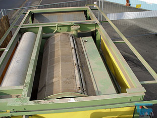 Siebband:
(drain belt) Ein endloses Band, das i.d.R. aus Kunststoff hergestellt und fr Flssigkeiten durchlssig ist. Es wird im Rahmen der Fest-Flssig-Trennung verwendet. Siebbnder werden z.B. in Form von Siebbandpressen  u.a. fr die Schlammentwsserung  aber auch als Fruchtsaftpresse eingesetzt.

Siebbandpresse:
(wire press, drain belt press, belt filter press) Kontinuierlich arbeitender Filter  mit zustzlicher Entwsserung  durch Druckfiltration. Sie wird u.a. bei der Schlammentwsserung  bzw. Schlammeindickung eingesetzt und besteht aus einem Siebband, dass ber verschiedene Rollen und Walzen gegen ein zweites Band gedrckt wird. Diese beiden Bnder sind fr Wasser  durchlssig, nicht aber fr Klrschlamm.

Zwischen diese beiden Bnder wird der aus der Klranlage abgezogene Schlamm gegeben und durch das Aneinanderpressen kommt es zu einer Entwsserung des Schlammes. Entwsserter Schlamm hat hier einen Restwassergehalt von ca. 70 %.

Siebfiltration, Siebung, Sieben:
Unter Sieben versteht man die Trennung einer festen Phase von einer flssigen Phase durch ein im Wesentlichen zweidimensionales Netzwerk. Partikel der festen Phase, deren kleinstes Ausdehnungsma grer als die Maschenweite des Netzwerkes ist, werden zurckgehalten und mssen meist vom Netzwerk wieder abgetragen werden. Je nach Maschenweite werden ganz unterschiedliche Einrichtungen zur Aufnahme des Netzwerkes und zur Entfernung der zurckgehaltenen Feststoffe eingesetzt. Grbere Siebe werden als Rechen   bzw. als Rechensieb bezeichnet.
Quelle: www.wasser-wissen.de