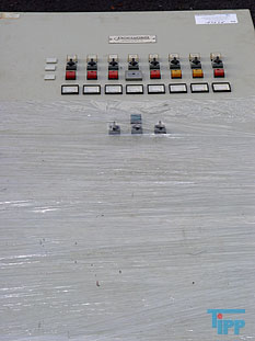 Siebband:
(drain belt) Ein endloses Band, das i.d.R. aus Kunststoff hergestellt und fr Flssigkeiten durchlssig ist. Es wird im Rahmen der Fest-Flssig-Trennung verwendet. Siebbnder werden z.B. in Form von Siebbandpressen  u.a. fr die Schlammentwsserung  aber auch als Fruchtsaftpresse eingesetzt.

Siebbandpresse:
(wire press, drain belt press, belt filter press) Kontinuierlich arbeitender Filter  mit zustzlicher Entwsserung  durch Druckfiltration. Sie wird u.a. bei der Schlammentwsserung  bzw. Schlammeindickung eingesetzt und besteht aus einem Siebband, dass ber verschiedene Rollen und Walzen gegen ein zweites Band gedrckt wird. Diese beiden Bnder sind fr Wasser  durchlssig, nicht aber fr Klrschlamm.

Zwischen diese beiden Bnder wird der aus der Klranlage abgezogene Schlamm gegeben und durch das Aneinanderpressen kommt es zu einer Entwsserung des Schlammes. Entwsserter Schlamm hat hier einen Restwassergehalt von ca. 70 %.

Siebfiltration, Siebung, Sieben:
Unter Sieben versteht man die Trennung einer festen Phase von einer flssigen Phase durch ein im Wesentlichen zweidimensionales Netzwerk. Partikel der festen Phase, deren kleinstes Ausdehnungsma grer als die Maschenweite des Netzwerkes ist, werden zurckgehalten und mssen meist vom Netzwerk wieder abgetragen werden. Je nach Maschenweite werden ganz unterschiedliche Einrichtungen zur Aufnahme des Netzwerkes und zur Entfernung der zurckgehaltenen Feststoffe eingesetzt. Grbere Siebe werden als Rechen   bzw. als Rechensieb bezeichnet.
Quelle: www.wasser-wissen.de