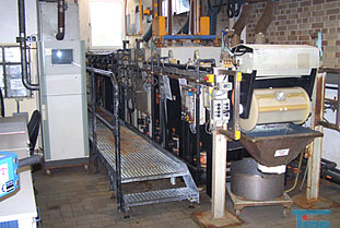 Galvanotechnik:
Unter Galvanotechnik (auch Elektroplattieren genannt) versteht man die elektrochemische Abscheidung von metallischen Niederschlgen (berzgen) auf Gegenstnden. Die Geschichte der Galvanik, wie die Galvanotechnik umgangssprachlich bezeichnet wird, geht zurck auf den italienischen Arzt Luigi Galvani, der am 6. November 1780 den nach ihm benannten Galvanismus entdeckte.
Galvanische Verkupferung eines Metalls (Me) im Kupfersulfatbad
Galvanische Verkupferung eines Metalls (Me) im Kupfersulfatbad

Bei der Galvanik wird durch ein elektrolytisches Bad Strom geschickt. Am Pluspol (Anode) befindet sich das Metall (auch Target genannt), das aufgebracht werden soll (z. B. Kupfer oder Nickel), am Minuspol (Kathode) der zu veredelnde Gegenstand (auch Substrat genannt). Der elektrische Strom lst dabei Metallionen von der Verbrauchselektrode ab und lagert sie durch Reduktion auf der Ware ab. So wird der zu veredelnde Gegenstand allseitig gleichmig mit Kupfer oder einem anderen Metall beschichtet. Je lnger sich der Gegenstand im Bad befindet und je hher der elektrische Strom ist, desto strker wird die Metallschicht (z. B. Kupferschicht).

Streng genommen wird noch zwischen der Galvanoplastik (auch Galvanoformung genannt), der elektrolytischen Herstellung von metallischen Gegenstnden, und der Galvanostegie (engl. electroplatting), der Herstellung metallischer berzge, unterschieden. Der Begriff Galvanostegie ist heute fast vollstndig durch den allgemeinen Begriff Galvanotechnik ersetzt worden. Weil immer weniger Reiterstandbilder bentigt wurden, geriet auch die Galvanoplastik etwas in Vergessenheit, erlebte aber eine kleine Renaissance im Zusammenhang mit der Mikrosystemtechnik, und zwar als Mikrogalvanoformung, auch lithografisch-galvanische Abformungstechnik genannt. Eine weitere Anwendung findet die Galvanoplastik beim Formenbau fr das Spritzgieen von Kunststoffen.
Generell wird zwischen funktionaler und dekorativer Galvanotechnik unterschieden. Letztere dient vorwiegend der Verschnerung von Gegenstnden und muss fr diesen Zweck gewisse technische Mindesteigenschaften besitzen. Beispiele fr die dekorative Galvanotechnik sind die Kunststoffgalvanisierung, die Verchromung von Stahlrohrmbeln und Motorrdern und die Vergoldung von Schmuck und Essbesteck.

Die funktionale Galvanotechnik dient dem Korrosionsschutz, dem Verschleischutz, der Katalyse oder der Verbesserung elektrischer Leitfhigkeit. Beispiele hierfr sind die Verzinkung von Schrauben, die Beschichtung von Maschinenteilen mit Hartchrom, die Herstellung von metallischen, meist nickel- oder platinhaltigen Katalysatoren fr die chemische Industrie oder Brennstoffzellen sowie die Vergoldung und Versilberung von elektrischen Kontakten. Elektrische Kontakte - so genannte Pins - aus unterschiedlichen Kupferwerkstoffen werden zumeist galvanisch verzinnt. Um zu verhindern, dass Stoffe des Grundmaterials durch die Zinnschicht hindurch diffundieren, wird vor der Verzinnung in der Regel eine Nickel- oder Kupfer-Sperrschicht aufgetragen.

Auch die Herstellung optischer Datentrger (CDs/DVDs) in einem Presswerk basiert auf Galvanotechnik.
Die Galvanotechnik kann in den Produktionsablauf eines metallverarbeitenden Betriebs integriert sein (Betriebsgalvanik) oder aber als Dienstleister,d. h. Fertigung von Auftragsarbeiten (Lohngalvanik), fungieren. Im weiteren Sinne werden auch Eloxalanlagen und andere (meist stromgetriebene) Verfahren als Galvanik bezeichnet. In der Bundesrepublik Deutschland gibt es schtzungsweise 1500 galvanische Betriebe.

Galvanische Anlagen sind in der Regel eine sehr lange Reihe von Wannen, in denen die verschiedenen Prozessschritte nacheinander erfolgen. Moderne Anlagen sind mehr oder weniger vollstndig automatisch gesteuert. Sie werden von Oberflchenbeschichtern bedient. (Die frhere Bezeichnung Galvaniseur wurde vor einigen Jahren durch Oberflchenbeschichter ersetzt)

Der Ausbildungsberuf der Galvanotechnik ist der/die Galvaniseur/Galvaniseurin. Galvaniseure bedienen die galvanischen Anlagen, die meist automatisch gesteuert werden; fr die Beschickung der Anlagen (z. B. Aufhngen der Teile, einfache Wartungsarbeiten) wird angelerntes Personal eingesetzt. Weiterfhrende Berufe sind Galvanomeister/in oder Galvanotechniker/in, beide zielen auf eine Funktion als Abteilungs- oder sogar Betriebsleiter. Das Fachhochschul-Ingenieursstudium der Oberflchentechnik beinhaltet ebenfalls einiges an Galvanotechnik.

Fachschulen fr Galvanotechnik gibt es in Schwbisch Gmnd, in Nrnberg und in Solingen.
Labortechnisch lassen sich heutzutage alle gngigen Grundwerkstoffe aus Metall sowie die meisten bekannten Nichtleiter/Kunststoffe beschichten. Bei der Kunststoffgalvanisierung/Beschichtung haben sich grotechnisch nur zwei gngige Verfahren der Polymerbeschichtung etabliert. Direktmetallisieren nach dem sog Futuron-Verfahren sowie die konventionelle Prozessreihenfolge ber Beizen aktivierende stromlose Metallisierung als erste metallische Prozessstufe- vornickel -glanzkupfer -glanznickel-chrom sind hier speziell im dekorativen Segment anzutreffen. Speziell in der Automobilbranche ist man durch hohe Qualittsmerkmale und Forderungen der Hersteller gezwungen bis zu vier verschiedene Nickelschichten im Verbund abzuscheiden, um optimale Bestndigkeit, Funktion und Aussehen zu erreichen.
 Galvanisierverfahren (berblick):
    * Anodische Oxidation (Bei Aluminium auch Eloxieren)
    * Beizen
    * Brennen
    * Brnieren
    * Chemisches Galvanisieren durch Potentialdifferenz (Aussenstromlos) oder Reduktionsmittel, siehe dazu Reduktion.
    * Chromatieren
    * Elektrolytisches Galvanisieren
    * Entmetallisieren
    * Frben von Metall
    * Gestellgalvanisieren
    * Kunststoffgalvanisierung
    * Leiterplattenherstellung
    * Phosphatieren
    * Tampongalvanisieren
    * Tauchverfahren (frher Sudverfahren)
    * Trommelgalvanisierung
    * Veralisieren
    * Vorbehandlung in der Galvanotechnik
    * Bandgalvanisieren
    * Verstahlen

Galvanische Elektrolyte:
    * Aluminiumelektrolyte
    * Antimonelektrolyte
    * Bleielektrolyte
    * Bronzeelektrolyte
    * Cadmiumelektrolyte
    * Cobaltelektrolyte
    * Chromelektrolyte
    * Eisenelektrolyte
    * Goldelektrolyte
    * Indiumelektrolyte
    * Kupferelektrolyt
    * Manganelektrolyte
    * Nickelelektrolyte
    * Nickel-Eisen-Elektrolyte
    * Palladiumelektrolyte
    * Platinelektrolyte
    * Rheniumelektrolyte
    * Rhodiumelektrolyte
    * Rutheniumelektrolyte
    * Silberelektrolyte
    * Wismutelektrolyte
    * Wolframelektrolyte
    * Zinkelektrolyte
    * Zinnelektrolyte
Quelle: www.wikipedia.org