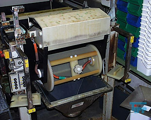 Galvanotechnik:
Unter Galvanotechnik (auch Elektroplattieren genannt) versteht man die elektrochemische Abscheidung von metallischen Niederschlgen (berzgen) auf Gegenstnden. Die Geschichte der Galvanik, wie die Galvanotechnik umgangssprachlich bezeichnet wird, geht zurck auf den italienischen Arzt Luigi Galvani, der am 6. November 1780 den nach ihm benannten Galvanismus entdeckte.
Galvanische Verkupferung eines Metalls (Me) im Kupfersulfatbad
Galvanische Verkupferung eines Metalls (Me) im Kupfersulfatbad

Bei der Galvanik wird durch ein elektrolytisches Bad Strom geschickt. Am Pluspol (Anode) befindet sich das Metall (auch Target genannt), das aufgebracht werden soll (z. B. Kupfer oder Nickel), am Minuspol (Kathode) der zu veredelnde Gegenstand (auch Substrat genannt). Der elektrische Strom lst dabei Metallionen von der Verbrauchselektrode ab und lagert sie durch Reduktion auf der Ware ab. So wird der zu veredelnde Gegenstand allseitig gleichmig mit Kupfer oder einem anderen Metall beschichtet. Je lnger sich der Gegenstand im Bad befindet und je hher der elektrische Strom ist, desto strker wird die Metallschicht (z. B. Kupferschicht).

Streng genommen wird noch zwischen der Galvanoplastik (auch Galvanoformung genannt), der elektrolytischen Herstellung von metallischen Gegenstnden, und der Galvanostegie (engl. electroplatting), der Herstellung metallischer berzge, unterschieden. Der Begriff Galvanostegie ist heute fast vollstndig durch den allgemeinen Begriff Galvanotechnik ersetzt worden. Weil immer weniger Reiterstandbilder bentigt wurden, geriet auch die Galvanoplastik etwas in Vergessenheit, erlebte aber eine kleine Renaissance im Zusammenhang mit der Mikrosystemtechnik, und zwar als Mikrogalvanoformung, auch lithografisch-galvanische Abformungstechnik genannt. Eine weitere Anwendung findet die Galvanoplastik beim Formenbau fr das Spritzgieen von Kunststoffen.
Generell wird zwischen funktionaler und dekorativer Galvanotechnik unterschieden. Letztere dient vorwiegend der Verschnerung von Gegenstnden und muss fr diesen Zweck gewisse technische Mindesteigenschaften besitzen. Beispiele fr die dekorative Galvanotechnik sind die Kunststoffgalvanisierung, die Verchromung von Stahlrohrmbeln und Motorrdern und die Vergoldung von Schmuck und Essbesteck.

Die funktionale Galvanotechnik dient dem Korrosionsschutz, dem Verschleischutz, der Katalyse oder der Verbesserung elektrischer Leitfhigkeit. Beispiele hierfr sind die Verzinkung von Schrauben, die Beschichtung von Maschinenteilen mit Hartchrom, die Herstellung von metallischen, meist nickel- oder platinhaltigen Katalysatoren fr die chemische Industrie oder Brennstoffzellen sowie die Vergoldung und Versilberung von elektrischen Kontakten. Elektrische Kontakte - so genannte Pins - aus unterschiedlichen Kupferwerkstoffen werden zumeist galvanisch verzinnt. Um zu verhindern, dass Stoffe des Grundmaterials durch die Zinnschicht hindurch diffundieren, wird vor der Verzinnung in der Regel eine Nickel- oder Kupfer-Sperrschicht aufgetragen.

Auch die Herstellung optischer Datentrger (CDs/DVDs) in einem Presswerk basiert auf Galvanotechnik.
Die Galvanotechnik kann in den Produktionsablauf eines metallverarbeitenden Betriebs integriert sein (Betriebsgalvanik) oder aber als Dienstleister,d. h. Fertigung von Auftragsarbeiten (Lohngalvanik), fungieren. Im weiteren Sinne werden auch Eloxalanlagen und andere (meist stromgetriebene) Verfahren als Galvanik bezeichnet. In der Bundesrepublik Deutschland gibt es schtzungsweise 1500 galvanische Betriebe.

Galvanische Anlagen sind in der Regel eine sehr lange Reihe von Wannen, in denen die verschiedenen Prozessschritte nacheinander erfolgen. Moderne Anlagen sind mehr oder weniger vollstndig automatisch gesteuert. Sie werden von Oberflchenbeschichtern bedient. (Die frhere Bezeichnung Galvaniseur wurde vor einigen Jahren durch Oberflchenbeschichter ersetzt)

Der Ausbildungsberuf der Galvanotechnik ist der/die Galvaniseur/Galvaniseurin. Galvaniseure bedienen die galvanischen Anlagen, die meist automatisch gesteuert werden; fr die Beschickung der Anlagen (z. B. Aufhngen der Teile, einfache Wartungsarbeiten) wird angelerntes Personal eingesetzt. Weiterfhrende Berufe sind Galvanomeister/in oder Galvanotechniker/in, beide zielen auf eine Funktion als Abteilungs- oder sogar Betriebsleiter. Das Fachhochschul-Ingenieursstudium der Oberflchentechnik beinhaltet ebenfalls einiges an Galvanotechnik.

Fachschulen fr Galvanotechnik gibt es in Schwbisch Gmnd, in Nrnberg und in Solingen.
Labortechnisch lassen sich heutzutage alle gngigen Grundwerkstoffe aus Metall sowie die meisten bekannten Nichtleiter/Kunststoffe beschichten. Bei der Kunststoffgalvanisierung/Beschichtung haben sich grotechnisch nur zwei gngige Verfahren der Polymerbeschichtung etabliert. Direktmetallisieren nach dem sog Futuron-Verfahren sowie die konventionelle Prozessreihenfolge ber Beizen aktivierende stromlose Metallisierung als erste metallische Prozessstufe- vornickel -glanzkupfer -glanznickel-chrom sind hier speziell im dekorativen Segment anzutreffen. Speziell in der Automobilbranche ist man durch hohe Qualittsmerkmale und Forderungen der Hersteller gezwungen bis zu vier verschiedene Nickelschichten im Verbund abzuscheiden, um optimale Bestndigkeit, Funktion und Aussehen zu erreichen.
 Galvanisierverfahren (berblick):
    * Anodische Oxidation (Bei Aluminium auch Eloxieren)
    * Beizen
    * Brennen
    * Brnieren
    * Chemisches Galvanisieren durch Potentialdifferenz (Aussenstromlos) oder Reduktionsmittel, siehe dazu Reduktion.
    * Chromatieren
    * Elektrolytisches Galvanisieren
    * Entmetallisieren
    * Frben von Metall
    * Gestellgalvanisieren
    * Kunststoffgalvanisierung
    * Leiterplattenherstellung
    * Phosphatieren
    * Tampongalvanisieren
    * Tauchverfahren (frher Sudverfahren)
    * Trommelgalvanisierung
    * Veralisieren
    * Vorbehandlung in der Galvanotechnik
    * Bandgalvanisieren
    * Verstahlen

Galvanische Elektrolyte:
    * Aluminiumelektrolyte
    * Antimonelektrolyte
    * Bleielektrolyte
    * Bronzeelektrolyte
    * Cadmiumelektrolyte
    * Cobaltelektrolyte
    * Chromelektrolyte
    * Eisenelektrolyte
    * Goldelektrolyte
    * Indiumelektrolyte
    * Kupferelektrolyt
    * Manganelektrolyte
    * Nickelelektrolyte
    * Nickel-Eisen-Elektrolyte
    * Palladiumelektrolyte
    * Platinelektrolyte
    * Rheniumelektrolyte
    * Rhodiumelektrolyte
    * Rutheniumelektrolyte
    * Silberelektrolyte
    * Wismutelektrolyte
    * Wolframelektrolyte
    * Zinkelektrolyte
    * Zinnelektrolyte
Quelle: www.wikipedia.org