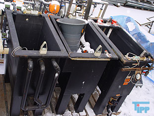 Galvanotechnik:
Unter Galvanotechnik (auch Elektroplattieren genannt) versteht man die elektrochemische Abscheidung von metallischen Niederschlgen (berzgen) auf Gegenstnden. Die Geschichte der Galvanik, wie die Galvanotechnik umgangssprachlich bezeichnet wird, geht zurck auf den italienischen Arzt Luigi Galvani, der am 6. November 1780 den nach ihm benannten Galvanismus entdeckte.
Galvanische Verkupferung eines Metalls (Me) im Kupfersulfatbad
Galvanische Verkupferung eines Metalls (Me) im Kupfersulfatbad

Bei der Galvanik wird durch ein elektrolytisches Bad Strom geschickt. Am Pluspol (Anode) befindet sich das Metall (auch Target genannt), das aufgebracht werden soll (z. B. Kupfer oder Nickel), am Minuspol (Kathode) der zu veredelnde Gegenstand (auch Substrat genannt). Der elektrische Strom lst dabei Metallionen von der Verbrauchselektrode ab und lagert sie durch Reduktion auf der Ware ab. So wird der zu veredelnde Gegenstand allseitig gleichmig mit Kupfer oder einem anderen Metall beschichtet. Je lnger sich der Gegenstand im Bad befindet und je hher der elektrische Strom ist, desto strker wird die Metallschicht (z. B. Kupferschicht).

Streng genommen wird noch zwischen der Galvanoplastik (auch Galvanoformung genannt), der elektrolytischen Herstellung von metallischen Gegenstnden, und der Galvanostegie (engl. electroplatting), der Herstellung metallischer berzge, unterschieden. Der Begriff Galvanostegie ist heute fast vollstndig durch den allgemeinen Begriff Galvanotechnik ersetzt worden. Weil immer weniger Reiterstandbilder bentigt wurden, geriet auch die Galvanoplastik etwas in Vergessenheit, erlebte aber eine kleine Renaissance im Zusammenhang mit der Mikrosystemtechnik, und zwar als Mikrogalvanoformung, auch lithografisch-galvanische Abformungstechnik genannt. Eine weitere Anwendung findet die Galvanoplastik beim Formenbau fr das Spritzgieen von Kunststoffen.
Generell wird zwischen funktionaler und dekorativer Galvanotechnik unterschieden. Letztere dient vorwiegend der Verschnerung von Gegenstnden und muss fr diesen Zweck gewisse technische Mindesteigenschaften besitzen. Beispiele fr die dekorative Galvanotechnik sind die Kunststoffgalvanisierung, die Verchromung von Stahlrohrmbeln und Motorrdern und die Vergoldung von Schmuck und Essbesteck.

Die funktionale Galvanotechnik dient dem Korrosionsschutz, dem Verschleischutz, der Katalyse oder der Verbesserung elektrischer Leitfhigkeit. Beispiele hierfr sind die Verzinkung von Schrauben, die Beschichtung von Maschinenteilen mit Hartchrom, die Herstellung von metallischen, meist nickel- oder platinhaltigen Katalysatoren fr die chemische Industrie oder Brennstoffzellen sowie die Vergoldung und Versilberung von elektrischen Kontakten. Elektrische Kontakte - so genannte Pins - aus unterschiedlichen Kupferwerkstoffen werden zumeist galvanisch verzinnt. Um zu verhindern, dass Stoffe des Grundmaterials durch die Zinnschicht hindurch diffundieren, wird vor der Verzinnung in der Regel eine Nickel- oder Kupfer-Sperrschicht aufgetragen.

Auch die Herstellung optischer Datentrger (CDs/DVDs) in einem Presswerk basiert auf Galvanotechnik.
Die Galvanotechnik kann in den Produktionsablauf eines metallverarbeitenden Betriebs integriert sein (Betriebsgalvanik) oder aber als Dienstleister,d. h. Fertigung von Auftragsarbeiten (Lohngalvanik), fungieren. Im weiteren Sinne werden auch Eloxalanlagen und andere (meist stromgetriebene) Verfahren als Galvanik bezeichnet. In der Bundesrepublik Deutschland gibt es schtzungsweise 1500 galvanische Betriebe.

Galvanische Anlagen sind in der Regel eine sehr lange Reihe von Wannen, in denen die verschiedenen Prozessschritte nacheinander erfolgen. Moderne Anlagen sind mehr oder weniger vollstndig automatisch gesteuert. Sie werden von Oberflchenbeschichtern bedient. (Die frhere Bezeichnung Galvaniseur wurde vor einigen Jahren durch Oberflchenbeschichter ersetzt)

Der Ausbildungsberuf der Galvanotechnik ist der/die Galvaniseur/Galvaniseurin. Galvaniseure bedienen die galvanischen Anlagen, die meist automatisch gesteuert werden; fr die Beschickung der Anlagen (z. B. Aufhngen der Teile, einfache Wartungsarbeiten) wird angelerntes Personal eingesetzt. Weiterfhrende Berufe sind Galvanomeister/in oder Galvanotechniker/in, beide zielen auf eine Funktion als Abteilungs- oder sogar Betriebsleiter. Das Fachhochschul-Ingenieursstudium der Oberflchentechnik beinhaltet ebenfalls einiges an Galvanotechnik.

Fachschulen fr Galvanotechnik gibt es in Schwbisch Gmnd, in Nrnberg und in Solingen.
Labortechnisch lassen sich heutzutage alle gngigen Grundwerkstoffe aus Metall sowie die meisten bekannten Nichtleiter/Kunststoffe beschichten. Bei der Kunststoffgalvanisierung/Beschichtung haben sich grotechnisch nur zwei gngige Verfahren der Polymerbeschichtung etabliert. Direktmetallisieren nach dem sog Futuron-Verfahren sowie die konventionelle Prozessreihenfolge ber Beizen aktivierende stromlose Metallisierung als erste metallische Prozessstufe- vornickel -glanzkupfer -glanznickel-chrom sind hier speziell im dekorativen Segment anzutreffen. Speziell in der Automobilbranche ist man durch hohe Qualittsmerkmale und Forderungen der Hersteller gezwungen bis zu vier verschiedene Nickelschichten im Verbund abzuscheiden, um optimale Bestndigkeit, Funktion und Aussehen zu erreichen.
 Galvanisierverfahren (berblick):
    * Anodische Oxidation (Bei Aluminium auch Eloxieren)
    * Beizen
    * Brennen
    * Brnieren
    * Chemisches Galvanisieren durch Potentialdifferenz (Aussenstromlos) oder Reduktionsmittel, siehe dazu Reduktion.
    * Chromatieren
    * Elektrolytisches Galvanisieren
    * Entmetallisieren
    * Frben von Metall
    * Gestellgalvanisieren
    * Kunststoffgalvanisierung
    * Leiterplattenherstellung
    * Phosphatieren
    * Tampongalvanisieren
    * Tauchverfahren (frher Sudverfahren)
    * Trommelgalvanisierung
    * Veralisieren
    * Vorbehandlung in der Galvanotechnik
    * Bandgalvanisieren
    * Verstahlen

Galvanische Elektrolyte:
    * Aluminiumelektrolyte
    * Antimonelektrolyte
    * Bleielektrolyte
    * Bronzeelektrolyte
    * Cadmiumelektrolyte
    * Cobaltelektrolyte
    * Chromelektrolyte
    * Eisenelektrolyte
    * Goldelektrolyte
    * Indiumelektrolyte
    * Kupferelektrolyt
    * Manganelektrolyte
    * Nickelelektrolyte
    * Nickel-Eisen-Elektrolyte
    * Palladiumelektrolyte
    * Platinelektrolyte
    * Rheniumelektrolyte
    * Rhodiumelektrolyte
    * Rutheniumelektrolyte
    * Silberelektrolyte
    * Wismutelektrolyte
    * Wolframelektrolyte
    * Zinkelektrolyte
    * Zinnelektrolyte
Quelle: www.wikipedia.org
