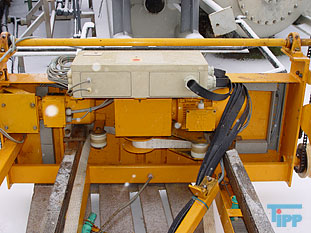 Galvanotechnik:
Unter Galvanotechnik (auch Elektroplattieren genannt) versteht man die elektrochemische Abscheidung von metallischen Niederschlgen (berzgen) auf Gegenstnden. Die Geschichte der Galvanik, wie die Galvanotechnik umgangssprachlich bezeichnet wird, geht zurck auf den italienischen Arzt Luigi Galvani, der am 6. November 1780 den nach ihm benannten Galvanismus entdeckte.
Galvanische Verkupferung eines Metalls (Me) im Kupfersulfatbad
Galvanische Verkupferung eines Metalls (Me) im Kupfersulfatbad

Bei der Galvanik wird durch ein elektrolytisches Bad Strom geschickt. Am Pluspol (Anode) befindet sich das Metall (auch Target genannt), das aufgebracht werden soll (z. B. Kupfer oder Nickel), am Minuspol (Kathode) der zu veredelnde Gegenstand (auch Substrat genannt). Der elektrische Strom lst dabei Metallionen von der Verbrauchselektrode ab und lagert sie durch Reduktion auf der Ware ab. So wird der zu veredelnde Gegenstand allseitig gleichmig mit Kupfer oder einem anderen Metall beschichtet. Je lnger sich der Gegenstand im Bad befindet und je hher der elektrische Strom ist, desto strker wird die Metallschicht (z. B. Kupferschicht).

Streng genommen wird noch zwischen der Galvanoplastik (auch Galvanoformung genannt), der elektrolytischen Herstellung von metallischen Gegenstnden, und der Galvanostegie (engl. electroplatting), der Herstellung metallischer berzge, unterschieden. Der Begriff Galvanostegie ist heute fast vollstndig durch den allgemeinen Begriff Galvanotechnik ersetzt worden. Weil immer weniger Reiterstandbilder bentigt wurden, geriet auch die Galvanoplastik etwas in Vergessenheit, erlebte aber eine kleine Renaissance im Zusammenhang mit der Mikrosystemtechnik, und zwar als Mikrogalvanoformung, auch lithografisch-galvanische Abformungstechnik genannt. Eine weitere Anwendung findet die Galvanoplastik beim Formenbau fr das Spritzgieen von Kunststoffen.
Generell wird zwischen funktionaler und dekorativer Galvanotechnik unterschieden. Letztere dient vorwiegend der Verschnerung von Gegenstnden und muss fr diesen Zweck gewisse technische Mindesteigenschaften besitzen. Beispiele fr die dekorative Galvanotechnik sind die Kunststoffgalvanisierung, die Verchromung von Stahlrohrmbeln und Motorrdern und die Vergoldung von Schmuck und Essbesteck.

Die funktionale Galvanotechnik dient dem Korrosionsschutz, dem Verschleischutz, der Katalyse oder der Verbesserung elektrischer Leitfhigkeit. Beispiele hierfr sind die Verzinkung von Schrauben, die Beschichtung von Maschinenteilen mit Hartchrom, die Herstellung von metallischen, meist nickel- oder platinhaltigen Katalysatoren fr die chemische Industrie oder Brennstoffzellen sowie die Vergoldung und Versilberung von elektrischen Kontakten. Elektrische Kontakte - so genannte Pins - aus unterschiedlichen Kupferwerkstoffen werden zumeist galvanisch verzinnt. Um zu verhindern, dass Stoffe des Grundmaterials durch die Zinnschicht hindurch diffundieren, wird vor der Verzinnung in der Regel eine Nickel- oder Kupfer-Sperrschicht aufgetragen.

Auch die Herstellung optischer Datentrger (CDs/DVDs) in einem Presswerk basiert auf Galvanotechnik.
Die Galvanotechnik kann in den Produktionsablauf eines metallverarbeitenden Betriebs integriert sein (Betriebsgalvanik) oder aber als Dienstleister,d. h. Fertigung von Auftragsarbeiten (Lohngalvanik), fungieren. Im weiteren Sinne werden auch Eloxalanlagen und andere (meist stromgetriebene) Verfahren als Galvanik bezeichnet. In der Bundesrepublik Deutschland gibt es schtzungsweise 1500 galvanische Betriebe.

Galvanische Anlagen sind in der Regel eine sehr lange Reihe von Wannen, in denen die verschiedenen Prozessschritte nacheinander erfolgen. Moderne Anlagen sind mehr oder weniger vollstndig automatisch gesteuert. Sie werden von Oberflchenbeschichtern bedient. (Die frhere Bezeichnung Galvaniseur wurde vor einigen Jahren durch Oberflchenbeschichter ersetzt)

Der Ausbildungsberuf der Galvanotechnik ist der/die Galvaniseur/Galvaniseurin. Galvaniseure bedienen die galvanischen Anlagen, die meist automatisch gesteuert werden; fr die Beschickung der Anlagen (z. B. Aufhngen der Teile, einfache Wartungsarbeiten) wird angelerntes Personal eingesetzt. Weiterfhrende Berufe sind Galvanomeister/in oder Galvanotechniker/in, beide zielen auf eine Funktion als Abteilungs- oder sogar Betriebsleiter. Das Fachhochschul-Ingenieursstudium der Oberflchentechnik beinhaltet ebenfalls einiges an Galvanotechnik.

Fachschulen fr Galvanotechnik gibt es in Schwbisch Gmnd, in Nrnberg und in Solingen.
Labortechnisch lassen sich heutzutage alle gngigen Grundwerkstoffe aus Metall sowie die meisten bekannten Nichtleiter/Kunststoffe beschichten. Bei der Kunststoffgalvanisierung/Beschichtung haben sich grotechnisch nur zwei gngige Verfahren der Polymerbeschichtung etabliert. Direktmetallisieren nach dem sog Futuron-Verfahren sowie die konventionelle Prozessreihenfolge ber Beizen aktivierende stromlose Metallisierung als erste metallische Prozessstufe- vornickel -glanzkupfer -glanznickel-chrom sind hier speziell im dekorativen Segment anzutreffen. Speziell in der Automobilbranche ist man durch hohe Qualittsmerkmale und Forderungen der Hersteller gezwungen bis zu vier verschiedene Nickelschichten im Verbund abzuscheiden, um optimale Bestndigkeit, Funktion und Aussehen zu erreichen.
 Galvanisierverfahren (berblick):
    * Anodische Oxidation (Bei Aluminium auch Eloxieren)
    * Beizen
    * Brennen
    * Brnieren
    * Chemisches Galvanisieren durch Potentialdifferenz (Aussenstromlos) oder Reduktionsmittel, siehe dazu Reduktion.
    * Chromatieren
    * Elektrolytisches Galvanisieren
    * Entmetallisieren
    * Frben von Metall
    * Gestellgalvanisieren
    * Kunststoffgalvanisierung
    * Leiterplattenherstellung
    * Phosphatieren
    * Tampongalvanisieren
    * Tauchverfahren (frher Sudverfahren)
    * Trommelgalvanisierung
    * Veralisieren
    * Vorbehandlung in der Galvanotechnik
    * Bandgalvanisieren
    * Verstahlen

Galvanische Elektrolyte:
    * Aluminiumelektrolyte
    * Antimonelektrolyte
    * Bleielektrolyte
    * Bronzeelektrolyte
    * Cadmiumelektrolyte
    * Cobaltelektrolyte
    * Chromelektrolyte
    * Eisenelektrolyte
    * Goldelektrolyte
    * Indiumelektrolyte
    * Kupferelektrolyt
    * Manganelektrolyte
    * Nickelelektrolyte
    * Nickel-Eisen-Elektrolyte
    * Palladiumelektrolyte
    * Platinelektrolyte
    * Rheniumelektrolyte
    * Rhodiumelektrolyte
    * Rutheniumelektrolyte
    * Silberelektrolyte
    * Wismutelektrolyte
    * Wolframelektrolyte
    * Zinkelektrolyte
    * Zinnelektrolyte
Quelle: www.wikipedia.org