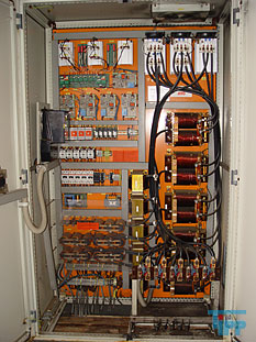 Galvanotechnik:
Unter Galvanotechnik (auch Elektroplattieren genannt) versteht man die elektrochemische Abscheidung von metallischen Niederschlgen (berzgen) auf Gegenstnden. Die Geschichte der Galvanik, wie die Galvanotechnik umgangssprachlich bezeichnet wird, geht zurck auf den italienischen Arzt Luigi Galvani, der am 6. November 1780 den nach ihm benannten Galvanismus entdeckte.
Galvanische Verkupferung eines Metalls (Me) im Kupfersulfatbad
Galvanische Verkupferung eines Metalls (Me) im Kupfersulfatbad

Bei der Galvanik wird durch ein elektrolytisches Bad Strom geschickt. Am Pluspol (Anode) befindet sich das Metall (auch Target genannt), das aufgebracht werden soll (z. B. Kupfer oder Nickel), am Minuspol (Kathode) der zu veredelnde Gegenstand (auch Substrat genannt). Der elektrische Strom lst dabei Metallionen von der Verbrauchselektrode ab und lagert sie durch Reduktion auf der Ware ab. So wird der zu veredelnde Gegenstand allseitig gleichmig mit Kupfer oder einem anderen Metall beschichtet. Je lnger sich der Gegenstand im Bad befindet und je hher der elektrische Strom ist, desto strker wird die Metallschicht (z. B. Kupferschicht).

Streng genommen wird noch zwischen der Galvanoplastik (auch Galvanoformung genannt), der elektrolytischen Herstellung von metallischen Gegenstnden, und der Galvanostegie (engl. electroplatting), der Herstellung metallischer berzge, unterschieden. Der Begriff Galvanostegie ist heute fast vollstndig durch den allgemeinen Begriff Galvanotechnik ersetzt worden. Weil immer weniger Reiterstandbilder bentigt wurden, geriet auch die Galvanoplastik etwas in Vergessenheit, erlebte aber eine kleine Renaissance im Zusammenhang mit der Mikrosystemtechnik, und zwar als Mikrogalvanoformung, auch lithografisch-galvanische Abformungstechnik genannt. Eine weitere Anwendung findet die Galvanoplastik beim Formenbau fr das Spritzgieen von Kunststoffen.
Generell wird zwischen funktionaler und dekorativer Galvanotechnik unterschieden. Letztere dient vorwiegend der Verschnerung von Gegenstnden und muss fr diesen Zweck gewisse technische Mindesteigenschaften besitzen. Beispiele fr die dekorative Galvanotechnik sind die Kunststoffgalvanisierung, die Verchromung von Stahlrohrmbeln und Motorrdern und die Vergoldung von Schmuck und Essbesteck.

Die funktionale Galvanotechnik dient dem Korrosionsschutz, dem Verschleischutz, der Katalyse oder der Verbesserung elektrischer Leitfhigkeit. Beispiele hierfr sind die Verzinkung von Schrauben, die Beschichtung von Maschinenteilen mit Hartchrom, die Herstellung von metallischen, meist nickel- oder platinhaltigen Katalysatoren fr die chemische Industrie oder Brennstoffzellen sowie die Vergoldung und Versilberung von elektrischen Kontakten. Elektrische Kontakte - so genannte Pins - aus unterschiedlichen Kupferwerkstoffen werden zumeist galvanisch verzinnt. Um zu verhindern, dass Stoffe des Grundmaterials durch die Zinnschicht hindurch diffundieren, wird vor der Verzinnung in der Regel eine Nickel- oder Kupfer-Sperrschicht aufgetragen.

Auch die Herstellung optischer Datentrger (CDs/DVDs) in einem Presswerk basiert auf Galvanotechnik.
Die Galvanotechnik kann in den Produktionsablauf eines metallverarbeitenden Betriebs integriert sein (Betriebsgalvanik) oder aber als Dienstleister,d. h. Fertigung von Auftragsarbeiten (Lohngalvanik), fungieren. Im weiteren Sinne werden auch Eloxalanlagen und andere (meist stromgetriebene) Verfahren als Galvanik bezeichnet. In der Bundesrepublik Deutschland gibt es schtzungsweise 1500 galvanische Betriebe.

Galvanische Anlagen sind in der Regel eine sehr lange Reihe von Wannen, in denen die verschiedenen Prozessschritte nacheinander erfolgen. Moderne Anlagen sind mehr oder weniger vollstndig automatisch gesteuert. Sie werden von Oberflchenbeschichtern bedient. (Die frhere Bezeichnung Galvaniseur wurde vor einigen Jahren durch Oberflchenbeschichter ersetzt)

Der Ausbildungsberuf der Galvanotechnik ist der/die Galvaniseur/Galvaniseurin. Galvaniseure bedienen die galvanischen Anlagen, die meist automatisch gesteuert werden; fr die Beschickung der Anlagen (z. B. Aufhngen der Teile, einfache Wartungsarbeiten) wird angelerntes Personal eingesetzt. Weiterfhrende Berufe sind Galvanomeister/in oder Galvanotechniker/in, beide zielen auf eine Funktion als Abteilungs- oder sogar Betriebsleiter. Das Fachhochschul-Ingenieursstudium der Oberflchentechnik beinhaltet ebenfalls einiges an Galvanotechnik.

Fachschulen fr Galvanotechnik gibt es in Schwbisch Gmnd, in Nrnberg und in Solingen.
Labortechnisch lassen sich heutzutage alle gngigen Grundwerkstoffe aus Metall sowie die meisten bekannten Nichtleiter/Kunststoffe beschichten. Bei der Kunststoffgalvanisierung/Beschichtung haben sich grotechnisch nur zwei gngige Verfahren der Polymerbeschichtung etabliert. Direktmetallisieren nach dem sog Futuron-Verfahren sowie die konventionelle Prozessreihenfolge ber Beizen aktivierende stromlose Metallisierung als erste metallische Prozessstufe- vornickel -glanzkupfer -glanznickel-chrom sind hier speziell im dekorativen Segment anzutreffen. Speziell in der Automobilbranche ist man durch hohe Qualittsmerkmale und Forderungen der Hersteller gezwungen bis zu vier verschiedene Nickelschichten im Verbund abzuscheiden, um optimale Bestndigkeit, Funktion und Aussehen zu erreichen.
 Galvanisierverfahren (berblick):
    * Anodische Oxidation (Bei Aluminium auch Eloxieren)
    * Beizen
    * Brennen
    * Brnieren
    * Chemisches Galvanisieren durch Potentialdifferenz (Aussenstromlos) oder Reduktionsmittel, siehe dazu Reduktion.
    * Chromatieren
    * Elektrolytisches Galvanisieren
    * Entmetallisieren
    * Frben von Metall
    * Gestellgalvanisieren
    * Kunststoffgalvanisierung
    * Leiterplattenherstellung
    * Phosphatieren
    * Tampongalvanisieren
    * Tauchverfahren (frher Sudverfahren)
    * Trommelgalvanisierung
    * Veralisieren
    * Vorbehandlung in der Galvanotechnik
    * Bandgalvanisieren
    * Verstahlen

Galvanische Elektrolyte:
    * Aluminiumelektrolyte
    * Antimonelektrolyte
    * Bleielektrolyte
    * Bronzeelektrolyte
    * Cadmiumelektrolyte
    * Cobaltelektrolyte
    * Chromelektrolyte
    * Eisenelektrolyte
    * Goldelektrolyte
    * Indiumelektrolyte
    * Kupferelektrolyt
    * Manganelektrolyte
    * Nickelelektrolyte
    * Nickel-Eisen-Elektrolyte
    * Palladiumelektrolyte
    * Platinelektrolyte
    * Rheniumelektrolyte
    * Rhodiumelektrolyte
    * Rutheniumelektrolyte
    * Silberelektrolyte
    * Wismutelektrolyte
    * Wolframelektrolyte
    * Zinkelektrolyte
    * Zinnelektrolyte
Quelle: www.wikipedia.org