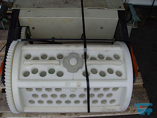 Galvanotechnik:
Unter Galvanotechnik (auch Elektroplattieren genannt) versteht man die elektrochemische Abscheidung von metallischen Niederschlgen (berzgen) auf Gegenstnden. Die Geschichte der Galvanik, wie die Galvanotechnik umgangssprachlich bezeichnet wird, geht zurck auf den italienischen Arzt Luigi Galvani, der am 6. November 1780 den nach ihm benannten Galvanismus entdeckte.
Galvanische Verkupferung eines Metalls (Me) im Kupfersulfatbad
Galvanische Verkupferung eines Metalls (Me) im Kupfersulfatbad

Bei der Galvanik wird durch ein elektrolytisches Bad Strom geschickt. Am Pluspol (Anode) befindet sich das Metall (auch Target genannt), das aufgebracht werden soll (z. B. Kupfer oder Nickel), am Minuspol (Kathode) der zu veredelnde Gegenstand (auch Substrat genannt). Der elektrische Strom lst dabei Metallionen von der Verbrauchselektrode ab und lagert sie durch Reduktion auf der Ware ab. So wird der zu veredelnde Gegenstand allseitig gleichmig mit Kupfer oder einem anderen Metall beschichtet. Je lnger sich der Gegenstand im Bad befindet und je hher der elektrische Strom ist, desto strker wird die Metallschicht (z. B. Kupferschicht).

Streng genommen wird noch zwischen der Galvanoplastik (auch Galvanoformung genannt), der elektrolytischen Herstellung von metallischen Gegenstnden, und der Galvanostegie (engl. electroplatting), der Herstellung metallischer berzge, unterschieden. Der Begriff Galvanostegie ist heute fast vollstndig durch den allgemeinen Begriff Galvanotechnik ersetzt worden. Weil immer weniger Reiterstandbilder bentigt wurden, geriet auch die Galvanoplastik etwas in Vergessenheit, erlebte aber eine kleine Renaissance im Zusammenhang mit der Mikrosystemtechnik, und zwar als Mikrogalvanoformung, auch lithografisch-galvanische Abformungstechnik genannt. Eine weitere Anwendung findet die Galvanoplastik beim Formenbau fr das Spritzgieen von Kunststoffen.
Generell wird zwischen funktionaler und dekorativer Galvanotechnik unterschieden. Letztere dient vorwiegend der Verschnerung von Gegenstnden und muss fr diesen Zweck gewisse technische Mindesteigenschaften besitzen. Beispiele fr die dekorative Galvanotechnik sind die Kunststoffgalvanisierung, die Verchromung von Stahlrohrmbeln und Motorrdern und die Vergoldung von Schmuck und Essbesteck.

Die funktionale Galvanotechnik dient dem Korrosionsschutz, dem Verschleischutz, der Katalyse oder der Verbesserung elektrischer Leitfhigkeit. Beispiele hierfr sind die Verzinkung von Schrauben, die Beschichtung von Maschinenteilen mit Hartchrom, die Herstellung von metallischen, meist nickel- oder platinhaltigen Katalysatoren fr die chemische Industrie oder Brennstoffzellen sowie die Vergoldung und Versilberung von elektrischen Kontakten. Elektrische Kontakte - so genannte Pins - aus unterschiedlichen Kupferwerkstoffen werden zumeist galvanisch verzinnt. Um zu verhindern, dass Stoffe des Grundmaterials durch die Zinnschicht hindurch diffundieren, wird vor der Verzinnung in der Regel eine Nickel- oder Kupfer-Sperrschicht aufgetragen.

Auch die Herstellung optischer Datentrger (CDs/DVDs) in einem Presswerk basiert auf Galvanotechnik.
Die Galvanotechnik kann in den Produktionsablauf eines metallverarbeitenden Betriebs integriert sein (Betriebsgalvanik) oder aber als Dienstleister,d. h. Fertigung von Auftragsarbeiten (Lohngalvanik), fungieren. Im weiteren Sinne werden auch Eloxalanlagen und andere (meist stromgetriebene) Verfahren als Galvanik bezeichnet. In der Bundesrepublik Deutschland gibt es schtzungsweise 1500 galvanische Betriebe.

Galvanische Anlagen sind in der Regel eine sehr lange Reihe von Wannen, in denen die verschiedenen Prozessschritte nacheinander erfolgen. Moderne Anlagen sind mehr oder weniger vollstndig automatisch gesteuert. Sie werden von Oberflchenbeschichtern bedient. (Die frhere Bezeichnung Galvaniseur wurde vor einigen Jahren durch Oberflchenbeschichter ersetzt)

Der Ausbildungsberuf der Galvanotechnik ist der/die Galvaniseur/Galvaniseurin. Galvaniseure bedienen die galvanischen Anlagen, die meist automatisch gesteuert werden; fr die Beschickung der Anlagen (z. B. Aufhngen der Teile, einfache Wartungsarbeiten) wird angelerntes Personal eingesetzt. Weiterfhrende Berufe sind Galvanomeister/in oder Galvanotechniker/in, beide zielen auf eine Funktion als Abteilungs- oder sogar Betriebsleiter. Das Fachhochschul-Ingenieursstudium der Oberflchentechnik beinhaltet ebenfalls einiges an Galvanotechnik.

Fachschulen fr Galvanotechnik gibt es in Schwbisch Gmnd, in Nrnberg und in Solingen.
Labortechnisch lassen sich heutzutage alle gngigen Grundwerkstoffe aus Metall sowie die meisten bekannten Nichtleiter/Kunststoffe beschichten. Bei der Kunststoffgalvanisierung/Beschichtung haben sich grotechnisch nur zwei gngige Verfahren der Polymerbeschichtung etabliert. Direktmetallisieren nach dem sog Futuron-Verfahren sowie die konventionelle Prozessreihenfolge ber Beizen aktivierende stromlose Metallisierung als erste metallische Prozessstufe- vornickel -glanzkupfer -glanznickel-chrom sind hier speziell im dekorativen Segment anzutreffen. Speziell in der Automobilbranche ist man durch hohe Qualittsmerkmale und Forderungen der Hersteller gezwungen bis zu vier verschiedene Nickelschichten im Verbund abzuscheiden, um optimale Bestndigkeit, Funktion und Aussehen zu erreichen.
 Galvanisierverfahren (berblick):
    * Anodische Oxidation (Bei Aluminium auch Eloxieren)
    * Beizen
    * Brennen
    * Brnieren
    * Chemisches Galvanisieren durch Potentialdifferenz (Aussenstromlos) oder Reduktionsmittel, siehe dazu Reduktion.
    * Chromatieren
    * Elektrolytisches Galvanisieren
    * Entmetallisieren
    * Frben von Metall
    * Gestellgalvanisieren
    * Kunststoffgalvanisierung
    * Leiterplattenherstellung
    * Phosphatieren
    * Tampongalvanisieren
    * Tauchverfahren (frher Sudverfahren)
    * Trommelgalvanisierung
    * Veralisieren
    * Vorbehandlung in der Galvanotechnik
    * Bandgalvanisieren
    * Verstahlen

Galvanische Elektrolyte:
    * Aluminiumelektrolyte
    * Antimonelektrolyte
    * Bleielektrolyte
    * Bronzeelektrolyte
    * Cadmiumelektrolyte
    * Cobaltelektrolyte
    * Chromelektrolyte
    * Eisenelektrolyte
    * Goldelektrolyte
    * Indiumelektrolyte
    * Kupferelektrolyt
    * Manganelektrolyte
    * Nickelelektrolyte
    * Nickel-Eisen-Elektrolyte
    * Palladiumelektrolyte
    * Platinelektrolyte
    * Rheniumelektrolyte
    * Rhodiumelektrolyte
    * Rutheniumelektrolyte
    * Silberelektrolyte
    * Wismutelektrolyte
    * Wolframelektrolyte
    * Zinkelektrolyte
    * Zinnelektrolyte
Quelle: www.wikipedia.org