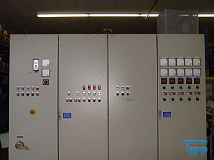 Galvanotechnik:
Unter Galvanotechnik (auch Elektroplattieren genannt) versteht man die elektrochemische Abscheidung von metallischen Niederschlgen (berzgen) auf Gegenstnden. Die Geschichte der Galvanik, wie die Galvanotechnik umgangssprachlich bezeichnet wird, geht zurck auf den italienischen Arzt Luigi Galvani, der am 6. November 1780 den nach ihm benannten Galvanismus entdeckte.
Galvanische Verkupferung eines Metalls (Me) im Kupfersulfatbad
Galvanische Verkupferung eines Metalls (Me) im Kupfersulfatbad

Bei der Galvanik wird durch ein elektrolytisches Bad Strom geschickt. Am Pluspol (Anode) befindet sich das Metall (auch Target genannt), das aufgebracht werden soll (z. B. Kupfer oder Nickel), am Minuspol (Kathode) der zu veredelnde Gegenstand (auch Substrat genannt). Der elektrische Strom lst dabei Metallionen von der Verbrauchselektrode ab und lagert sie durch Reduktion auf der Ware ab. So wird der zu veredelnde Gegenstand allseitig gleichmig mit Kupfer oder einem anderen Metall beschichtet. Je lnger sich der Gegenstand im Bad befindet und je hher der elektrische Strom ist, desto strker wird die Metallschicht (z. B. Kupferschicht).

Streng genommen wird noch zwischen der Galvanoplastik (auch Galvanoformung genannt), der elektrolytischen Herstellung von metallischen Gegenstnden, und der Galvanostegie (engl. electroplatting), der Herstellung metallischer berzge, unterschieden. Der Begriff Galvanostegie ist heute fast vollstndig durch den allgemeinen Begriff Galvanotechnik ersetzt worden. Weil immer weniger Reiterstandbilder bentigt wurden, geriet auch die Galvanoplastik etwas in Vergessenheit, erlebte aber eine kleine Renaissance im Zusammenhang mit der Mikrosystemtechnik, und zwar als Mikrogalvanoformung, auch lithografisch-galvanische Abformungstechnik genannt. Eine weitere Anwendung findet die Galvanoplastik beim Formenbau fr das Spritzgieen von Kunststoffen.
Generell wird zwischen funktionaler und dekorativer Galvanotechnik unterschieden. Letztere dient vorwiegend der Verschnerung von Gegenstnden und muss fr diesen Zweck gewisse technische Mindesteigenschaften besitzen. Beispiele fr die dekorative Galvanotechnik sind die Kunststoffgalvanisierung, die Verchromung von Stahlrohrmbeln und Motorrdern und die Vergoldung von Schmuck und Essbesteck.

Die funktionale Galvanotechnik dient dem Korrosionsschutz, dem Verschleischutz, der Katalyse oder der Verbesserung elektrischer Leitfhigkeit. Beispiele hierfr sind die Verzinkung von Schrauben, die Beschichtung von Maschinenteilen mit Hartchrom, die Herstellung von metallischen, meist nickel- oder platinhaltigen Katalysatoren fr die chemische Industrie oder Brennstoffzellen sowie die Vergoldung und Versilberung von elektrischen Kontakten. Elektrische Kontakte - so genannte Pins - aus unterschiedlichen Kupferwerkstoffen werden zumeist galvanisch verzinnt. Um zu verhindern, dass Stoffe des Grundmaterials durch die Zinnschicht hindurch diffundieren, wird vor der Verzinnung in der Regel eine Nickel- oder Kupfer-Sperrschicht aufgetragen.

Auch die Herstellung optischer Datentrger (CDs/DVDs) in einem Presswerk basiert auf Galvanotechnik.
Die Galvanotechnik kann in den Produktionsablauf eines metallverarbeitenden Betriebs integriert sein (Betriebsgalvanik) oder aber als Dienstleister,d. h. Fertigung von Auftragsarbeiten (Lohngalvanik), fungieren. Im weiteren Sinne werden auch Eloxalanlagen und andere (meist stromgetriebene) Verfahren als Galvanik bezeichnet. In der Bundesrepublik Deutschland gibt es schtzungsweise 1500 galvanische Betriebe.

Galvanische Anlagen sind in der Regel eine sehr lange Reihe von Wannen, in denen die verschiedenen Prozessschritte nacheinander erfolgen. Moderne Anlagen sind mehr oder weniger vollstndig automatisch gesteuert. Sie werden von Oberflchenbeschichtern bedient. (Die frhere Bezeichnung Galvaniseur wurde vor einigen Jahren durch Oberflchenbeschichter ersetzt)

Der Ausbildungsberuf der Galvanotechnik ist der/die Galvaniseur/Galvaniseurin. Galvaniseure bedienen die galvanischen Anlagen, die meist automatisch gesteuert werden; fr die Beschickung der Anlagen (z. B. Aufhngen der Teile, einfache Wartungsarbeiten) wird angelerntes Personal eingesetzt. Weiterfhrende Berufe sind Galvanomeister/in oder Galvanotechniker/in, beide zielen auf eine Funktion als Abteilungs- oder sogar Betriebsleiter. Das Fachhochschul-Ingenieursstudium der Oberflchentechnik beinhaltet ebenfalls einiges an Galvanotechnik.

Fachschulen fr Galvanotechnik gibt es in Schwbisch Gmnd, in Nrnberg und in Solingen.
Labortechnisch lassen sich heutzutage alle gngigen Grundwerkstoffe aus Metall sowie die meisten bekannten Nichtleiter/Kunststoffe beschichten. Bei der Kunststoffgalvanisierung/Beschichtung haben sich grotechnisch nur zwei gngige Verfahren der Polymerbeschichtung etabliert. Direktmetallisieren nach dem sog Futuron-Verfahren sowie die konventionelle Prozessreihenfolge ber Beizen aktivierende stromlose Metallisierung als erste metallische Prozessstufe- vornickel -glanzkupfer -glanznickel-chrom sind hier speziell im dekorativen Segment anzutreffen. Speziell in der Automobilbranche ist man durch hohe Qualittsmerkmale und Forderungen der Hersteller gezwungen bis zu vier verschiedene Nickelschichten im Verbund abzuscheiden, um optimale Bestndigkeit, Funktion und Aussehen zu erreichen.
 Galvanisierverfahren (berblick):
    * Anodische Oxidation (Bei Aluminium auch Eloxieren)
    * Beizen
    * Brennen
    * Brnieren
    * Chemisches Galvanisieren durch Potentialdifferenz (Aussenstromlos) oder Reduktionsmittel, siehe dazu Reduktion.
    * Chromatieren
    * Elektrolytisches Galvanisieren
    * Entmetallisieren
    * Frben von Metall
    * Gestellgalvanisieren
    * Kunststoffgalvanisierung
    * Leiterplattenherstellung
    * Phosphatieren
    * Tampongalvanisieren
    * Tauchverfahren (frher Sudverfahren)
    * Trommelgalvanisierung
    * Veralisieren
    * Vorbehandlung in der Galvanotechnik
    * Bandgalvanisieren
    * Verstahlen

Galvanische Elektrolyte:
    * Aluminiumelektrolyte
    * Antimonelektrolyte
    * Bleielektrolyte
    * Bronzeelektrolyte
    * Cadmiumelektrolyte
    * Cobaltelektrolyte
    * Chromelektrolyte
    * Eisenelektrolyte
    * Goldelektrolyte
    * Indiumelektrolyte
    * Kupferelektrolyt
    * Manganelektrolyte
    * Nickelelektrolyte
    * Nickel-Eisen-Elektrolyte
    * Palladiumelektrolyte
    * Platinelektrolyte
    * Rheniumelektrolyte
    * Rhodiumelektrolyte
    * Rutheniumelektrolyte
    * Silberelektrolyte
    * Wismutelektrolyte
    * Wolframelektrolyte
    * Zinkelektrolyte
    * Zinnelektrolyte
Quelle: www.wikipedia.org