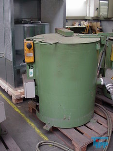 Zentrifuge:
Eine Zentrifuge ist ein technisches Gert, das unter Ausnutzung der Zentrifugalkraft die Bestandteile von Suspensionen, Emulsionen und Gasgemischen trennen kann (siehe auch Trennverfahren).

Bei Untersuchungen in der Raumfahrtmedizin werden Zentrifugen verwendet, um die Beschleunigungskrfte zu simulieren, die auf die Insassen eines Raumfahrzeuges whrend der Startphase einwirken.

Beispiele fr Zentrifugen im Haushalt sind die Salatschleuder und die Wscheschleuder: Das nasse Waschgut wird in die Trommel gegeben, die so schnell gedreht wird, dass es an die Wand der Trommel gepresst wird. Durch Lcher in der Wand kann das Wasser abflieen.

In der Technik und im Labor werden Zentrifugen sehr vielfltig eingesetzt, beispielsweise wird damit Kuhmilch in Sahne und fettreduzierte Milch getrennt (erfunden 1877 von Wilhelm Lefeldt). Auch Olivenl entsteht mit Hilfe einer Zentrifuge, ebenso Separatorenfleisch. Noch hufiger als zu einer solchen Trennung von Flssigkeiten verschiedener Dichte werden Zentrifugen zur Abtrennung von Feststoffen aus einer Flssigkeit verwendet. Im Labor gibt man dazu das Gemisch in Zentrifugenrhrchen, die deutlich dickwandiger und damit stabiler sind als Reagenzglser. Frher wurde die Laborzentrifuge mit einer Kurbel angetrieben, heute durch einen Elektromotor. Die Zentrifugation wird oft der Filtration vorgezogen, etwa wenn stark saure Lsungen Papierfilter angreifen wrden oder wenn die Entsorgung des Schlammes sortenrein, also ohne zustzlichen Filterhilfsstoff erfolgen soll.

Eine wichtige Kennziffer von Zentrifugen ist die Schleuderziffer g. Sie besagt, welche Beschleunigungskrfte auf das Zentrifugiergut ausgebt werden. 1000 g bezeichnet eine Beschleunigungskraft, die dem 1000-fachen der Erdbeschleunigung gleicht. Die g-Zahl wird konstruktiv durch den Zentrifugen-Trommeldurchmesser (Wirkdurchmesser) und die Drehzahl bestimmt.

In der metallverarbeitenden Industrie werden Zentrifugen zum Entlen von Metallspnen genutzt, wobei es mglich ist, einen Durchsatz bis zu zehn Tonnen pro Stunde im vollautomatischen Betrieb zu erreichen. Hierbei werden die vorher zerkleinerten Spne in vollem Lauf (700 bis ca. 1500 UpM) der Trommel zugefhrt und wieder ausgeworfen.

Ebenso werden in galvanischen Betrieben manuelle und vollautomatische Zentrifugen zum Trocknen von Schttgtern, wie Schrauben, Nieten usw., verwendet.

Extrem groe Zentrifugen werden in der Zuckerindustrie eingesetzt. Darin werden Zuckerkristalle und an diesen anhaftender Sirup voneinander getrennt.

Die Ultrazentrifuge wurde von Theodor Svedberg entwickelt, der damit die Sedimentationsgeschwindigkeiten von Makromoleklen und damit ihre ungefhre molare Masse bestimmte. Er erhielt 1926 den Nobelpreis. Ultrazentrifugen rotieren ihren Inhalt sehr schnell  bis zu 500.000-mal in der Minute. Deswegen befindet sich der Rotor meist im Vakuum, so dass keine Luftreibung auftritt.

Auch zur Isotopentrennung knnen Zentrifugen verwendet werden. Gewaltige Zentrifugen werden in Beschleunigungstests fr Piloten und Astronauten eingesetzt um die u.a. beim Start wirkenden Krfte (ein mehrfaches der Erdanziehungskraft) zu simulieren.

Aufgrund der groen kinetischen Energie von schnell drehenden Rotoren sind Sicherheitsvorkehrungen, vor allem ein stabiles Gehuse, sehr wichtig. Geschlossene Zentrifugen lassen sich oft nicht ffnen, solange sich der Rotor dreht, und ein Sicherheitsschalter verhindert eine Rotation bei geffnetem Gehuse.
Quelle: www.wikipedia.org

Zentrifugation:
(centrifugation) Trennung von Substanzen unterschiedlicher Masse durch Zentrifugalkraft. Prinzipiell handelt es sich um ein Sedimentationsverfahren, bei dem die durch die Gewichtskraft bewirkte Abtrennung von Teilchen bzw. dispergierter Flssigkeiten unterschiedlicher Dichte mit Hilfe der Zentrifugalkraft beschleunigt wird.

I.d.R. wird je nach Anwendung zwischen verschiedenen Zentrifugationstechniken unterschieden:

    * Differentielle Zentrifugation: Stufenweise hheren Zentrifugalbeschleunigungen bei schrittweise verlngerten Zentrifugationszeiten.
    * Dichtegradienten-Zentrifugation: entrifugation in einem Dichtegradienten zur Verringerung von Vibrationen, Wrmegradienten und Konvektionen.
    * Dichtegradienten-Differential- oder Zonenzentrifugation: (rate zonal method) Wanderung der Partikel durch einen stabilisierenden, sehr flachen Gradienten, dessen maximale Dichte nicht grer sein darf als die des am wenigsten dichten sedimentierenden Materials.

    * Isopyknische Zentrifugation: Wie bei der Zonen-Zentrifugation mit Dichtegradient, aber im Unterschied dazu bersteigt hier die maximale Dichte des Gradientenmaterials die der Partikel.

    * Analytische Ultrazentrifuge: Zur Bestimmung der Sedimentations-Konstanten und der Untersuchung von Makromoleklen.

    * Technische Zentrifuge: Bei gering oder mig verschmutztem Abwasser kann es auftreten, dass eine groe Flssigkeitsmenge durch wenige aber sehr feine Schwebteilchen getrbt wird. In diesem Fall ist eine Koagulation der Partikel zur Vorbehandlung einer solchen schwerfiltrierbaren Abwassersuspension sinnvoll, um mit mechanischen Trennverfahren wie Filtration oder Zentrifugation eine Klrung erzielen zu knnen. Daher kommen leistungsstrikte Zentrifugen zum Einsatz, Gerte mit schnell umlaufender Trommeln (Trennschleuder, Separator), die aufgrund des Dichteunterschiedes zum Wasser die Abtrennung von schweren oder leichten Stoffen ermglicht. Beispielweise kann die Abtrennung von l, aber auch die Schlammentwsserung mit Hilfe der Zentrifugation durchgefhrt werden. Ein bei Abwasserreinigungsanlagen oft zum Einsatz kommender Apparat zur Zentrifugation ist der Dekanter.
Quelle: www.wasser-wissen.de