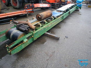 Siebband:
(drain belt) Ein endloses Band, das i.d.R. aus Kunststoff hergestellt und fr Flssigkeiten durchlssig ist. Es wird im Rahmen der Fest-Flssig-Trennung verwendet. Siebbnder werden z.B. in Form von Siebbandpressen  u.a. fr die Schlammentwsserung  aber auch als Fruchtsaftpresse eingesetzt.

Siebbandpresse:
(wire press, drain belt press, belt filter press) Kontinuierlich arbeitender Filter  mit zustzlicher Entwsserung  durch Druckfiltration. Sie wird u.a. bei der Schlammentwsserung  bzw. Schlammeindickung eingesetzt und besteht aus einem Siebband, dass ber verschiedene Rollen und Walzen gegen ein zweites Band gedrckt wird. Diese beiden Bnder sind fr Wasser  durchlssig, nicht aber fr Klrschlamm.

Zwischen diese beiden Bnder wird der aus der Klranlage abgezogene Schlamm gegeben und durch das Aneinanderpressen kommt es zu einer Entwsserung des Schlammes. Entwsserter Schlamm hat hier einen Restwassergehalt von ca. 70 %.

Siebfiltration, Siebung, Sieben:
Unter Sieben versteht man die Trennung einer festen Phase von einer flssigen Phase durch ein im Wesentlichen zweidimensionales Netzwerk. Partikel der festen Phase, deren kleinstes Ausdehnungsma grer als die Maschenweite des Netzwerkes ist, werden zurckgehalten und mssen meist vom Netzwerk wieder abgetragen werden. Je nach Maschenweite werden ganz unterschiedliche Einrichtungen zur Aufnahme des Netzwerkes und zur Entfernung der zurckgehaltenen Feststoffe eingesetzt. Grbere Siebe werden als Rechen   bzw. als Rechensieb bezeichnet.
Quelle: www.wasser-wissen.de