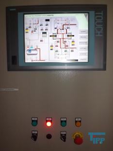 Schaltschrank:
Ein Schaltschrank beherbergt die elektrischen und elektronischen Komponenten einer verfahrenstechnischen Anlage, einer Werkzeugmaschine oder Fertigungseinrichtung, die sich nicht direkt in der Maschine (z. B. Sensoren) befinden.

Bei einem geschlossenen Schrank ist die zufllige und unbeabsichtigte Berhrung spannungsfhrender Bauteile ausgeschlossen.
Folgende Funktionen soll ein Leergehuse den elektrischen bzw. elektronischen Betriebsmitteln bieten:

    * Strukturierung des Aufbaus (z.B. in Hochleistungs- und Niederleistungsbereiche)
    * Schutz der integrierten Komponenten vor
          o Staub und Wasser (IP-Schutz) nach DIN EN 60529
          o Elektromagnetischer Beeinflussung (EMV)
          o Erdbeben (durch Schrnke mit zustzlichen Streben)
          o Vandalismus
    * Schutz der Auenwelt vor
          o Elektromagnetischer Emission
          o Gefhrlichen Strmen
          o Brandschutz (Speziallsung fr Entrauchungsanlagen)
Schaltschrnke werden - je nach Anwendung - aus Blech; Kunststoff (bspw. Outdoor-Anwendungen) oder Aluminium gefertigt. Standardfarbe bei lackierten Schaltschrnken ist zur Zeit RAL 7035, nachdem zuvor RAL 7032 eingesetzt wurde. Fr korrosive Umgebungsbedingungen werden auch Schrnke aus Edelstahl gefertigt, die in der Regel nicht lackiert werden. Aus sthetischen Grnden oder aus Schutzgrnden werden auch Edelstahl-Gehuse lackiert.

    * Stand-Schaltschrank: Einzel stehendes Gehuse mit Tr vorne. Eine Anreihung an weitere Schaltschrnke ist nicht mglich. Diese Bauart ist heute eher unblich.
    * Anreih-Schaltschrank: Einzelelemente haben keine Seitenwnde, so dass sich Kabel ber die Elemente hinweg intern verlegen lassen. An den Enden der zusammen geschraubten Schaltschrnke werden in der Regel Wnde angebracht. Bei modernen Anreihschaltschrnken lassen sich zur Kabelverlegung die vorderen Standpfosten herausnehmen.
    * Klemmenkasten
    * Wandschrank, wird an der Wand montiert und bentigt keinen Standfu.
Typisch fr Schaltschrnke sind folgende Gren

Standschaltschrank

    Hhe 1800, 2000, 2200 mm
    Tiefe 400, 500, 600, 800 mm
    Breite: 600, 800, 1000, 1200 mm

in den entsprechenden Kombinationen.

    * 800 x 600 mm x 300 Wandschrank
    * 1200 x 800 mm x 300 Wandschrank

Am Weitesten verbreitet sind Schaltschrnke mit Einschben von 19 Zoll Breite.
Quelle: www.wikipedia.org
Steuerungstechnik:
Steuerungstechnik ist die Technik von Einrichtungen, die nach einem vorgegebenen Plan technologische Prozesse beeinflussen. Wenn deren Zweck durch Steuerung selbstttig erfllt wird, handelt es sich um Automatisierung bzw. Selbststeuerung. Steuerung geht im Unterschied zur Regelung nicht auf Abweichungen der Steuergren ein (Offener Regelkreis). Es findet hchstens eine Messung der Strgren, fr eine Strgrenaufschaltung, statt.

Wenn zum Beispiel die Innentemperatur (Steuergre) eines Hauses geregelt werden soll, darf fr eine Steuerung nur die Auentemperatur (Strgre), jedoch nicht der Innentemperatur, gemessen werden.
Der generelle Zweck technologischer Prozesse ist das Umformen und Transportieren von Material, Energie und Information, wozu ber geeignete technische Einrichtungen Energie eingesetzt und gewandelt wird. Steuerungstechnische Einrichtungen, auch Steuerungen genannt, beeinflussen die eingesetzte Energie mit Hilfe von Informationen, die sie im Sinne des Prozessziels verarbeitet haben.

Beispiele fr gesteuerte technologische Prozesse:

    * Beim technologischen Prozess des maschinellen Wschewaschens werden prozesstechnische Einrichtungen wie Heizung, Wasserzufluss und Elektromotor von einer Steuerung durch Verarbeitung von Informationen beispielsweise ber Wasserstand, Zeit und Temperatur so in Gang gesetzt und angehalten, dass saubere vorgetrocknete Wsche entsteht.
    * Der technologische Prozess einer Ampelanlage fr Fugnger hat zum Ziel, ber farbiges Licht sich querenden Fugngern und Fahrzeugen Passageinformationen fr kollisionsfreien Verkehr zu geben. Die freie Passage fr Fugnger und die gesperrte fr Fahrzeuge ist die zeitlich befristete Ausnahme, die von Fugngern bedarfsweise bei der Steuerung angefordert wird.
    * Steuerung (Dampfmaschine), die Steuerung der Dampfzufuhr zu den Zylindern
    * Ventilsteuerung, ein Mechanismus zur Steuerung des Gaswechsels bei einem Viertakt-Hubkolbenmotor
    * Steuerung der Modelleisenbahn, verschiedene Aspekte beim Betrieb einer Modelleisenbahn
    * Lenkung, die Beeinflussung der Fahrtrichtung von Fahrzeugen aller Art
          o die Steuerung von Luftfahrzeugen; siehe dazu Flugzeug  Flugsteuerung
    * Steuerung in der Kybernetik: Vorgang in einem dynamischen System, bei dem eine oder mehrere Gren als Eingangsgren andere Gren als Ausgangsgren beeinflussen. Der Wirkungsweg einer Steuerung ist eine nicht geschlossene Steuerkette.
Sequenzielle Steuerungen(Logiksteuerung): Ablauf nach logischen Entscheidungen

    * z. B: wenn dieser Zustand auftritt, wird dieser Zustand ausgegeben

Zeitprogramm-Steuerung: Ablauf der Ereignisse in einem gewissen Zeitschema

    * z. B.: Verkehrsampel

Wegprogramm-Steuerung: Ablauf der Ereignisse nach einem gewissen Wegschema

    * z. B.: CNC-Frsen-/Drehprogramm

Proportionalsteuerung:

    Diese Steuerung bedeutet, dass der Eingang und Ausgang beliebig viele Zwischenwerte in einem bestimmten Bereich annehmen darf. Eingang und Ausgang mssen aber nicht zwingend mathematisch proportional sein. Jedenfalls gilt zu jedem Eingangswert gehrt genau ein zugehriger Ausgangswert.

    * z. B.: ein Ventil ffnet erst, wenn ein gewisser Druck anliegt, oder unterschritten wird
    * mechanische Steuerung: z. B. Lenkgetriebe, Zylinderschlssel
    * elektrische Steuerung: z. B. Kontakte + Relais
    * pneumatische/hydraulische Steuerungen
    * elektronische Steuerungen: z. B. Logikschaltung
    * Speicherprogrammierbare Steuerung (SPS): z. B. Microcontroller (letztere werden eher zur kontinuierlichen Regelung eingesetzt)
Aktoren, Sensoren und Informationswandel: Die Bindeglieder zwischen steuerungstechnischen und prozesstechnischen Einrichtungen sind Sensoren und Aktoren (auch Aktuatoren genannt). Sensoren wandeln Prozesszustnde in Informationen um und sind dadurch Informationsquellen. Dagegen sind Aktoren Informationssenken. Sie wandeln informationstragende Energie in Prozessenergie um. (In dieser Betrachtungsweise wird der Informationscharakter der eingesetzten Energie betont, um den Aktor als funktionales Gegenstck zum Sensor erscheinen zu lassen.)

Die von Sensoren abgegebenen Informationen werden so gewandelt, dass sie sich fr den jweiligen bertragungsabschnitt eignen und vom informationsverarbeitenden Gert (Steuergert) akzeptiert werden. Das gleiche gilt sinngem fr Informationen, die vom Steuergert ausgegeben und zu einem Aktor bertragen werden.

Prozesszustnde sind zweiwertig (binr), wenn sie sich durch eine Aussage, wie Gegenstand vorhanden/nicht vorhanden, angeben lassen. Dagegen sind sie kontinuierlich, wenn sie durch eine reelle Zahl abgebildet werden knnen, z. B. Temperatur = 65,5 C. Binre Prozesszustnde werden von Sensoren in binre Informationen verwandelt. Ein kontinuierlicher Prozesszustand wird vom Sensor in eine analoge Information umgesetzt. Wenn das Steuergert den Zahlenwert der analogen Information bentigt, ist eine Analog-Digitalwandlung erforderlich. Das umgekehrte gilt fr Aktoren.

Beispiele fr Aktoren und Sensoren:

    * Dem Aktor Elektromotor am Frderband einer Ladenkasse wird ein Signal zugefhrt, das so verstrkt ist, dass es den Motor treiben kann. (Das bedeutet: die Antriebsenergie trgt die Information, die das Steuergert ausgibt, whrend die mechanische Energie, die der Motor erzeugt, dem Prozesszweck dient und als Informationstrger keine Bedeutung hat. Das weist den Elektromotor als Informationssenke aus.) Damit das Steuergert entscheiden kann, ob der Elektromotor ein- oder auszuschalten ist, braucht es die Information eines Sensors ber die Anwesenheit von Waren im Griffbereich des Kassenpersonals, beispielsweise einer Lichtschranke.
    * Der Aktor Glhlampe einer Auenleuchte erhlt das Signal zum Leuchten in Form ausreichend starker elektrischer Energie. Es wird von der Steuerung aus den Informationen gewonnen und verstrkt, die ein Sensor fr die Tageslichtstrke und ein Sensor fr die Bewegung einer Wrmequelle liefern.
    * Das Steuergert eines Automotors beeinflusst kontinuierlich die Kraftstoffzufuhr und den Zndzeitpunkt ber analoge Aktoren. Es erhlt analoge Informationen ber Sensoren fr die Gaspedalstellung, die Motortemperatur und die Drehzahl, um den Motor unter verschiedensten ueren Umstnden optimal zu betreiben.
Abgrenzung zwischen Steuerung und Regelung: Steuerung ist von Regelung zu unterscheiden.

Eine Steuerung bercksichtigt nicht den Zustand der zu steuernden Gre. Eine Vernderung dieser Gre aufgrund einer Strung wird nicht bercksichtigt. Aufgrund der nicht vorhandenen Rckfhrung der IST-Gre wird in der Technik von einem offenen Regelkreis gesprochen

Beispiel:

    Ein Gleichstrommotor wird mit einem Vorwiderstand so eingestellt, dass er im Leerlauf 1000 U/min luft. Tritt eine Last auf, sinkt die Drehzahl. Der Elektromotor ist in diesem Fall gesteuert.

Wenn die Aufgabe besteht, einen bestimmten Wert einer physikalischen Gre wie Druck oder Temperatur herzustellen, wird jedoch in vielen Fllen ein Istwert entstehen, der vom Sollwert abweicht, weil Strungen einen Einfluss ausben.

Dazu erfolgt eine Regelung: Der IST-Wert (z. B. eine physikalische Gre) wird mit einem Sensor erfasst. Der Regler erkennt die Abweichung des Istwerts vom Sollwert und wirkt so auf einen Aktor ein, dass die Streinflsse ausgeglichen werden. Die Wirkung des Aktors ber die physikalische Gre und den Sensor auf das Regelgert ist eine Rckkopplung. Solche Anordnungen gehren zum technischen Wissensgebiet der Regelungstechnik. Das Kennzeichen geregelter Prozesse ist die geschlossene Wirkungskette, der geschlossene Regelkreis.

Beispiel:

    Der im Beispiel zur Steuerung verwendete Gleichstrommotor wird zustzlich mit einen Drehzahl-Sensor und einem Stromrichter ausgestattet, die bei Drehzahlabfall den in den Motor flieenden Strom erhhen und bei Drehzahlberschreitung reduzieren.

Damit der Istwert mit der geforderten Genauigkeit und Charakteristik dem Sollwert folgt, muss das Regelgert die angemessene Regelantwort geben, die mageblich auch von der Trgheit beeinflusst wird, mit der der Istwert auf den Aktor reagiert (Zeitverhalten der Regelstrecke). Manchmal gengt es, wenn grobe Istwertschwankungen im zeitlichen Mittel dem Sollwert entsprechen. In anderen Fllen ist hchste Regelgte gefordert.

Technisch verwandt sind Regelungen mit Steuerungen auch, weil sie wie diese mit Hilfe von Aktoren, Sensoren, Wandlern und informationsverarbeitenden Gerten auf technologische Prozesse einwirken. Auch sind Regelungen gertetechnisch oft in Steuerungen eingebettet. Der groe Unterschied besteht in der speziellen Aufgabenstellung, deren Lsung eine Rckkopplung verlangt, was zu einer vllig anderen Informationsverarbeitung fhrt.
In der deutschen Umgangssprache werden Regelung und Steuerung hufig nicht genau unterschieden. In der englischen Literatur wird sowohl fr Regelung als auch fr Steuerung das Wort control verwendet. Bei bersetzungen wird dieses Wort oft mit Steuerung bersetzt. Im Englischen wird die genaue Bedeutung jedoch nur dann ersichtlich, wenn ausdrcklich von einer open loop control oder closed loop control gesprochen wird, sonst ist die Kenntnis des Kontextes fr die richtige bersetzung als Steuerung oder Regelung erforderlich.

Diese Ungenauigkeit zieht sich auch in Fachsprachen, die dieser przisen Abgrenzung nicht bedrfen: In der Betriebswirtschaftslehre umfasst einerseits Manahmen zur Erreichung vorgegebener Ziele im Rahmen der Fhrung, Leistungswirtschaft, Verwaltung und im Controlling, z. B. als Vorsteuerung - nmlich vor dem Eintritt von Strungen, Steuerung im eigentlichen Sinne - und als Nachsteuerung (Regelung im technischen Sinne), z. B. nach Vergleich der Sollwerte mit den Istwerten, um aus den Ergebnissen neue Manahmen abzuleiten.
In steuerungstechnischen Einrichtungen werden Informationen bertragen und verarbeitet. berwiegend ist der Informationstrger elektrische Spannung, seltener hydraulischer oder pneumatischer Druck.

Die Information ber einen binren Prozesszustand kann wahr sein oder falsch. Eine wahre Information wird mit 1 und eine falsche mit 0 bezeichnet, z. B. Taste gedrckt = 0 bedeutet: Taste ist nicht gedrckt, die Information ist also falsch. Die beiden Wahrheitswerte 0 und 1 von binren Informationen werden durch definierte Zustnde eines Informationstrgers abgebildet, z. B. 0 entspricht 0 V, 1 entspricht 24 V. Ein Wahrheitswert wird vereinfacht auch als Zustand (des Informationstrgers) bezeichnet.

Analoge Informationen aus kontinuierlichen Prozesszustnden werden zur Regelung, zur Anzeige oder zur berprfung von Grenzwerten bentigt. Eine Grenzwertprfung von physikalischen Gren fhrt zu der binren Information: Grenzwert erreicht/nicht erreicht.
Steuerungen mit Computern: Computer sind universelle Gerte der Informationsverarbeitung, die sich hervorragend als Steuergert eignen. Man findet sie je nach Aufgabe als Controller, als speicherprogrammierbare Steuerung (SPS) oder als Industrie-PC (IPC). Whrend der SPS-Programmierer Logik- und Kontaktplne oder auch spezifische Anweisungen eingeben kann, werden Controller und IPC mit blichen Programmiersprachen programmiert. IPCs knnen mit geringstem Aufwand umfangreiche Zusatzfunktionen wie Visualisierungen, Protokollierungen und Statistiken bereitstellen.
Eine Heizungsanlage besteht aus je einem Heizkreis mit Umwlzpumpe fr Raumheizung und Warmwasserspeicher sowie einem Kessel mit lbrenner.

    Der Kessel hlt seine Isttemperatur auf der vom jeweiligen Heizkreis vorgegebenen Solltemperatur, indem der Brenner eingeschaltet wird, wenn die Isttemperatur die Solltemperatur unterschreitet. Ausgeschaltet wird der Brenner, wenn die Isttemperatur 5 C hher als der Sollwert ist (Zweipunkt-Regelung). Ein Heizkreis, der keine Temperatur bentigt, fordert vom Kessel 0 C.

    Unterhalb von 16 C Auentemperatur luft die Pumpe des Raumheizkreises und der Kessel muss im Mittel eine Temperatur liefern, die nach einer Heizkurve von der Auentemperatur abhngt. Die Pumpe schaltet ab, solange der Heizkreis fr Warmwasser vom Kessel eine Temperatur > 0 C fordert. Oberhalb von 17 C Auentemperatur ist die Pumpe ebenfalls abgeschaltet (Heizung aus).

    Der Betrieb des Heizkreises fr Warmwasser hat Prioritt. Er wird eingeleitet, wenn die Warmwasser-Isttemperatur die Solltemperatur unterschreitet, und beendet, wenn die Isttemperatur 5 C ber dem Sollwert liegt (Zweipunktregelung). Whrend der Warmwasserbereitung luft die Pumpe, und vom Kessel wird die maximal mgliche Temperatur gefordert.

    Die Problemstellung enthlt drei Funktionszyklen, die nahezu voneinander unabhngig sind. Jeder der Zyklen wird durch ein endloses Programm realisiert. Die drei Programme laufen parallel, was durch das Multitasking von Betriebssystemen und Programmiersprachen untersttzt wird. Untereinander kommunizieren sie ber die global sichtbaren Temperaturanforderungen T1 und T2 der beiden Heizkreise. 
Quelle: www.wikipedia.org