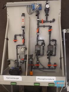 details anzeigen - gebrauchte Dosieranlage, Chemie- Versorgungssystem, Chemikalien-Dosierstation mit 3 Dosierpumpen auf Gestell montiert 