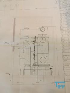 Strippung:
Bei der Strippung (eine Form der Desorption) werden die Schadstoffe physikalisch aus einer flssigen Phase in die Gasphase berfhrt, indem die Flssigphase im Gegenstrom mit einem deutlich greren Volumenstrom an Gas in Kontakt gebracht wird.

Der Strippung muss in der Regel eine Abgasreinigung z.B. durch Adsorption oder Zersetzung folgen. Vor diesem Prozess ist meist ein Gastrockner vorzusehen.

Apparatetechnisch wird die Strippung in der Regel in Fllkrperkolonnen ausgefhrt. ber eine Dse wird die gefrderte Flssigkeit am Kopf der Kolonnen fein verteilt, so dass es ber die Fllkrper in den Kolonnen in den Sumpf rieselt. Im Gegenstrom wird das Strippgas (in der Regel Luft) durch die Kolonne gesaugt. Die Fllkrper dienen dazu, die Flssigkeit fein zu verteilen und somit die Phasengrenzflche zu maximieren. Die Reinigungsleistung wird zudem bestimmt durch das Gas/Flssigkeits-Verhltnis, wobei der bergang der Verunreinigung aus der Flssigkeit in das Gas durch die Henry-Konstante jedes Stoffes beschrieben wird.

Das Verfahren kann in weiten Grenzen den Erfordernissen angepasst werden, so dass fr eine gegebene Eintrittskonzentration an Verunreinigung in der Flssigphase die gewnschte Austrittskonzentration erhalten wird. So ist auch die Kombination mehrerer Stripptrme zu einer mehrstufigen Anlage verbreitet, um eine gewnschte Reinigungsleistung zu erzielen. Theoretisch entspricht dieses Vorgehen einer Vergrerung der Fllkrperhhe.

Die Variablen, die die Effektivitt der Strippung bestimmen sind:

    * Durchmesser der Kolonne
    * Fllkrperhhe
    * Fllkrpertyp
    * Temperatur
    * Gas- und Flssigkeitsbelastung

Fr die zu reinigende Flssigkeitsmenge kann ein optimaler Kolonnendurchmesser berechnet werden. Eine minimale Gegenstrommenge bedeutet, dass die Kolonne unendlich viele bergangseinheiten besitzt. Die Bestimmung der Gegenstrommenge ist ein Optimierungsprozess zwischen Kolonnenhhe und Gegenstrommenge.

Probleme in Strippanlagen zur Aufarbeitung von Abwasser bereitet oft der anfallende Schlamm durch Fllungsreaktionen (Fe, Mn) in der Kolonne, der die Fllkrper verstopft. In diesen Fllen ist eine vorherige Enteisenung notwendig.
Strippen:
(stripping) in der chemischen Verfahrenstechnik das Ausblasen flchtiger Stoffe aus einer wssrigen Lsung und berfhrung in die Gasphase.
Luft:
(air) Das die Atmosphre  ausfllende Gas, welches das Atmen ermglicht. Luft besteht im Wesentlichen aus Stickstoff (ca. 78%) und Sauerstoff (ca. 21%) sowie Spurengasen. Auerdem enthlt sie Staub sowie Wasser, (Luftfeuchtigkeit) das sie aus der Verdunstung der Meere, Seen und Flsse aufnimmt, transportiert und bei berschreitung des Sttigungsgrades als Niederschlag  wieder abgibt. Die Begasung von aerob  betriebenen Anlagen erfolgt zumeist mit Luft und nur in den seltenen Spezialfllen mit reinem Sauerstoff.
Quelle: www.wasser-wissen.de
Luftreinhaltung:
Bedingt durch die gesetzlichen Auflagen zur Luftreinhaltung mssen die Betreiber von Anlagen, die gesetzlich geregelte Schadstoffe emittieren, die vorgeschriebenen Grenz- oder Zielwerte einhalten. Dies gelingt zum einen durch Verfahrensumstellungen (integrierter Umweltschutz) oder durch dem Produktionsprozess nachgeschaltete Reinigungsverfahren (end-of-pipe-Technologie). Die ersten technischen Manahmen, also z.B. bauliche Vernderungen, zur Verringerung der Luftverschmutzung datieren bis in das 16. Jahrhundert zurck. Bereits um 1550 plante man, die Schmelzfen der Silberhtten in Bhmen mit Rauch- und Staubkammern zu versehen. 1778 weist der englische Bischof Watson darauf hin, dass beim Schmelzen von Bleiglanz ein groer Teil des Bleis durch den Schornstein entweicht und in der Umgebung das Wasser und die Weiden vergiftet. Er machte auch einen entsprechenden technischen Vorschlag zur Sammlung der Bleidmpfe. 1878 schlgt die amerikanische rztin Elizabeth Corbett vor, die schdlichen Gase aus den Abzugskanlen der stdtischen Kanalisation von San Francisco ber Rhren in die nchstgelegenen Gaslaternen zu leiten, um sie dort zu verbrennen . 1881 findet in London die internationale Ausstellung von Apparaten und Einrichtungen zur Vermeidung des Rauches statt. Hier werden verschiedene Methoden, von der Verwendung bestimmter Brennstoffe bis hin zum Einsatz glhender Krper, zur Vermeidung von Rauch vorgestellt.

Insbesondere in Kraftwerken und anderen groen Emittenten werden heute moderne Verfahren zur Reinigung der Abgase (Rauchgase) eingesetzt. Wichtige technische Verfahren zur Rauchgasreinigung sind

    * die Rauchgasentschwefelung: hier wird beispielsweise das Schwefeldioxid, SO2, durch Waschverfahren aus dem Abgasstrom entfernt.
    * die Rauchgasentstickung: hier wird zwischen Primr- und Sekundrmanahmen unterschieden. Die Primrmanahmen zielen auf eine verringerte Bildung von Stickstoffoxid, NO, durch optimierte Verbrennungsprozesse ab. Die Sekundrmanahmen versuchen den Gehalt an Stickoxiden, NOx, im Abgas selber zu reduzieren. Hier kommen sowohl selektive nicht-katalytische Verfahren (SNCR) (z.B. Einspritzen von Ammoniak, NH3) als auch selektive katalytische Verfahren (SCR) zum Einsatz
    * die Rauchgasentstaubung: Partikel im Abgas werden durch Staubabscheider (z.B. Filter oder Wscher) reduziert.

Da sich die Luftverschmutzung hufig in unmittelbarer Umgebung seiner Quelle bemerkbar macht, versuchte man auch, durch hhere Schornsteine dieses Problems Herr zu werden. Noch 1980 wurde mit Hilfe von Modellrechnungen und Beispielen gezeigt, dass durch hhere Schornsteine die Konzentration von Luftschadstoffen erheblich abgesenkt werden kann . Das stimmt natrlich, bersehen wird hier aber, dass das Problem nur verlagert wird. Durch hohe Schornsteine verteilen (und damit verringert sich auch die Konzentration) sich die Schadstoffe einfach viel weiter. Von einer Luftreinhaltung, wie in der berschrift des Artikels zu lesen ist, kann hier also nicht die Rede sein.
Quelle: www.wikipedia.org