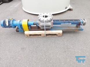 Exzenterschneckenpumpen: auch PCP (progressing cavity pump) genannt, sind Pumpen zur Frderung einer Vielzahl von Medien, insbesondere von dickflssigen, hochviskosen und abrasiven Medien wie zum Beispiel Schlmmen, Glle und Fetten.
Funktionsweise: Bei einer Exzenterschneckenpumpe dreht sich der angetriebene, schneckenfrmige Rotor um seine Achse und vollfhrt dabei eine exzentrische Drehbewegung in einem entsprechend geformten Gehuse, dem Stator. Der Rotor besteht dabei blicherweise aus einem hoch abriebfesten Material wie zum Beispiel Stahl. Der Stator hingegen besteht aus einem elastischen Material, zum Beispiel Gummi. Durch die spezielle Formgebung von Rotor und Stator entstehen zwischen Rotor und Stator abgedichtete Hohlrume, die sich bei Drehung des Rotors axial fortbewegen und das Medium frdern. Die Frdermenge ist dabei direkt proportional zum Drehwinkel des Rotors. Durch Variation der Steigungszahl kann der erzielte Druck in weiten Bereichen variiert werden. Erfinder dieser Pumpentechnik ist Professor Ren Moineau, der im Jahr 1930 seine Erfindung zum Patent anmeldete und in seiner Dissertation 1939 vertiefte. Nach ihm wird diese Technik auch Moineau-Prinzip genannt.

Die Form der Hohlrume ist dabei konstant, so dass das Frdermedium nicht gequetscht wird. Dadurch eignen sich diese Pumpen auch fr Emulsionen, die sich bei Quetschung leicht in ihre Phasen trennen wrden, wie z. B. Sahne.

Umgekehrt verhindert die schonende Frderung das Emulgieren miteinander gefrderter Medien wie z.B. in Bilgenwasser-Entleranlagen, in denen man das l nach der Frderung vom Wasser trennen will.

Ein besonderer Vorteil besteht darin, dass Exzenterschneckenpumpen kontinuierlich frdern, was sie fr die Verwendung in Vergussanlagen geeignet macht, auch fr hochviskose und abrasive Medien. Ebenfalls eignen sie sich als Bestandteile von Fassfolgeplattenpumpen.
Verwendung: Exzenterschneckenpumpen haben einen ausgesprochen weiten Anwendungsbereich. Durch ihren extrem einfachen Aufbau mit einer sehr geringen Anzahl von bewegten Teilen eigenen sie sich auch fr den Einsatz in sehr rauem Umfeld. Das Verschleiteil - der Stator - kann mit wenigen Handgriffen ausgetauscht werden.
Quelle: www.wikipedia.org