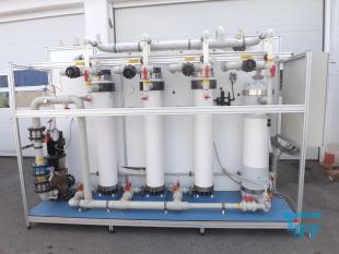 Filtration, Filtern:
(filtration) Filtern ist ein mechanisches Trennverfahren, um eine Suspension in seine Bestandteile Feststoff und Flssigkeit zu trennen. Als Filtermaterial wird z.B. Quarzsand verwendet. Besondere Bedeutung kommt der Aktivkohle zu. 

Je nach Fliegeschwindigkeit des Wassers im Filter wird zwischen

    * Langsamfiltern (meist 0,1 bis 0,2 m/h) und 
    * Schnellfiltern (z. B. 15 m/h)

unterschieden.

Aufgrund ihres groen Flchenbedarfs werden Langsamfilter seltener gebaut. Schnellfilter gibt es mit offenen Becken oder mit geschlossenen Kesseln. Bei der Reinigung werden sie mit Wasser und/oder Luft rckgesplt. Um die Raumwirkung zu vergrern und die Laufzeit zwischen zwei Splungen zu verlngern, werden Schnellfilter hufig als Mehrschichtfilter ausgefhrt. 

Beim Zweischichtfilter beispielsweise besteht die obere Schicht aus einem leichteren Material grberer Krnung (z. B. Filterkohle, Blhton, Blhschiefer oder Bims) und die untere Schicht aus einem schwereren Material feinerer Krnung (in der Regel Quarzsand).

Filtrationsverfahren werden u.a. eingesetzt, um hohen Anforderungen an die Feststofffreiheit im Abwasser gerecht zu werden. Dabei erfolgt die Trennung von Partikel und Flssigkeit durch eine Druckdifferenz zwischen den beiden Seiten des Filters, welche den Wassertransport durch den Filter ermglicht. Whrend des Filtervorganges werden die Feststoffe im Filter verdichtet und verringern somit das Porenvolumen, wodurch sich sowohl der Filterwiderstand als auch die Filtratqualitt verndern. Sobald der zulssige Filterwiderstand erreicht ist, muss der Filter rckgesplt und von den Feststoffen befreit werden.

Gelste Verbindungen knnen dagegen in herkmmlichen Filtern nicht abgetrennt werden. Eine Ausnahme bildet allerdings die Biofiltration, wobei der Filter gleichermaen als Nhrstoff fr Bakterien dient und somit eine Mglichkeit des aeroben Abbaus bereits gelster organischer Verbindungen darstellt. 
Quelle: www.wasser-wissen.de
Filterhilfsmittel, Filtrationshilfsmittel:
Filterhilfsmittel werden einem Filtrationsprozess hinzugegeben, um die Filtration zu ermglichen, erleichtern bzw. zu beschleunigen. 

Sie haben bei der Filtration die Aufgabe, 

    * Suspensionen mit nur wenig Feststoffanteil die Bildung eines Filterkuchens zu ermglichen oder 
    * bei schleimigen Feststoffen den sich sonst daraus bildenden zu dichten und schwer durchlssigen Filterkuchen aufzulockern. 

Filterhilfsmittel werden entweder der zu filtrierenden Suspension unmittelbar zugesetzt oder vor der Filtration als Hilfsschicht auf dem Filter gebildet. Die gebruchlichsten Filterhilfsmittel sind Zellulose, Kieselgel, Kieselgur, Holzkohle u. Holzmehl. Sie wirken alle physikalisch-mechanisch und verndern nicht die chemische Zusammensetzung der Flssigkeit zumal sie weitestgehend unlslich sind

Bei schwierigen Klrfiltrationen werden auch dem Filtrationsprozess von Abwssern Hilfsmittel zugegeben. Vor allem bei Abwssern wird versucht, sehr feine Teilchen durch Zugabe von Flockungshilfsmittel zu agglomerieren, worauf sich diese dann leichter abtrennen lassen. Da diese den Filterprozess erleichtern knnen, werden sie in manchen Fllen flschlicherweise auch als Filterhilfsmittel bezeichnet.
Quelle: www.wassert-wissen.de