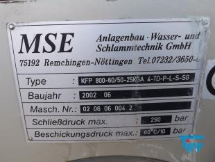 Filterpresse:
Eine Filterpresse setzt sich aus mehreren aneinander gereihten Elementen, den Filterplatten zusammen. Um diese Platten ist eine Membran gespannt, die nur Flssigkeiten durchlsst. Die Filterplatten werden unter hohem Druck zusammengepresst (bis 600 bar), whrend zwischen den Filterplatten von innen nach auen Schlamm mit 10-20 bar gepresst wird. Der Schlamm verdichtet sich immer mehr whrend das Wasser aus der Presse raus luft. Ab einer bestimmten Dichte muss der zum Filterkuchen verdichtete Schlamm entfernt werden, dazu wird der Druck langsam abgelassen und die Filterpresse geffnet. Wichtiges Anwendungsgebiet der Filterpresse ist die Abwasseraufbereitung.

Haupteinsatzgebiet der Filterpressen oder auch Kammerfilterpressen ist die Entwsserung von Klrschlmmen. Die der Presse entnommenen Filterkuchen werden wegen der meist vorliegenden Schadstoffbelastung auf Deponien oder in Mllverbrennungsanlagen entsorgt. Sie sind nur in Ausnahmefllen fr die Ausbringung als Dnger auf landwirtschaftlich genutzten Flchen geeignet.
Kammerfilterpresse:
Aus mehreren Kammern bestehende Filterpresse.
Membran:
Natrliche oder knstlich hergestellte flchige Gebilde, die fluide Phasen oder auch zwei Volumina einer Phase mit unterschiedlicher Zusammensetzung voneinander zu trennen imstande sind und deren Fhigkeit darin besteht, den Stoffaustausch zwischen ihnen zu ermglichen, werden als Membranen (lat. Membrana=Hutchen) bezeichnet. Man unterscheidet in Anhngigkeit von der Trenngrenze zwischen Mikrofiltration, Ultrafiltration, Nanofiltration und Umkehrosmose.
Membrankonfiguration, Membranfilter:
Membranen werden in flacher oder rohrartiger Form hergestellt. Rohrfrmige Membranen bis zu einem Innendurchmesser von 1 mm werden als Hohlfasermodul oder auch als Kapillarmodul bezeichnet. Bei greren Durchmessern spricht man von Rohrmodulen. Bei den flachartigen Membranen unterscheidet man zwischen Wickel- und Plattenmodulen. Plattenmodule sind aufgrund des offenen Kanals weniger anfllig gegenber Fouling als Wickelmodule. Wickelmodule ermglichen jedoch eine hhere Packungsdichte.
Quelle: www.wasser-wissen.de