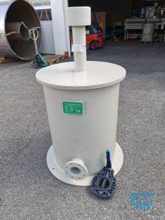 Filtration, Filtern:
(filtration) Filtern ist ein mechanisches Trennverfahren, um eine Suspension in seine Bestandteile Feststoff und Flssigkeit zu trennen. Als Filtermaterial wird z.B. Quarzsand verwendet. Besondere Bedeutung kommt der Aktivkohle zu. 

Je nach Fliegeschwindigkeit des Wassers im Filter wird zwischen

    * Langsamfiltern (meist 0,1 bis 0,2 m/h) und 
    * Schnellfiltern (z. B. 15 m/h)

unterschieden.

Aufgrund ihres groen Flchenbedarfs werden Langsamfilter seltener gebaut. Schnellfilter gibt es mit offenen Becken oder mit geschlossenen Kesseln. Bei der Reinigung werden sie mit Wasser und/oder Luft rckgesplt. Um die Raumwirkung zu vergrern und die Laufzeit zwischen zwei Splungen zu verlngern, werden Schnellfilter hufig als Mehrschichtfilter ausgefhrt. 

Beim Zweischichtfilter beispielsweise besteht die obere Schicht aus einem leichteren Material grberer Krnung (z. B. Filterkohle, Blhton, Blhschiefer oder Bims) und die untere Schicht aus einem schwereren Material feinerer Krnung (in der Regel Quarzsand).

Filtrationsverfahren werden u.a. eingesetzt, um hohen Anforderungen an die Feststofffreiheit im Abwasser gerecht zu werden. Dabei erfolgt die Trennung von Partikel und Flssigkeit durch eine Druckdifferenz zwischen den beiden Seiten des Filters, welche den Wassertransport durch den Filter ermglicht. Whrend des Filtervorganges werden die Feststoffe im Filter verdichtet und verringern somit das Porenvolumen, wodurch sich sowohl der Filterwiderstand als auch die Filtratqualitt verndern. Sobald der zulssige Filterwiderstand erreicht ist, muss der Filter rckgesplt und von den Feststoffen befreit werden.

Gelste Verbindungen knnen dagegen in herkmmlichen Filtern nicht abgetrennt werden. Eine Ausnahme bildet allerdings die Biofiltration, wobei der Filter gleichermaen als Nhrstoff fr Bakterien dient und somit eine Mglichkeit des aeroben Abbaus bereits gelster organischer Verbindungen darstellt. 
Quelle: www.wasser-wissen.de
Filterhilfsmittel, Filtrationshilfsmittel:
Filterhilfsmittel werden einem Filtrationsprozess hinzugegeben, um die Filtration zu ermglichen, erleichtern bzw. zu beschleunigen. 

Sie haben bei der Filtration die Aufgabe, 

    * Suspensionen mit nur wenig Feststoffanteil die Bildung eines Filterkuchens zu ermglichen oder 
    * bei schleimigen Feststoffen den sich sonst daraus bildenden zu dichten und schwer durchlssigen Filterkuchen aufzulockern. 

Filterhilfsmittel werden entweder der zu filtrierenden Suspension unmittelbar zugesetzt oder vor der Filtration als Hilfsschicht auf dem Filter gebildet. Die gebruchlichsten Filterhilfsmittel sind Zellulose, Kieselgel, Kieselgur, Holzkohle u. Holzmehl. Sie wirken alle physikalisch-mechanisch und verndern nicht die chemische Zusammensetzung der Flssigkeit zumal sie weitestgehend unlslich sind

Bei schwierigen Klrfiltrationen werden auch dem Filtrationsprozess von Abwssern Hilfsmittel zugegeben. Vor allem bei Abwssern wird versucht, sehr feine Teilchen durch Zugabe von Flockungshilfsmittel zu agglomerieren, worauf sich diese dann leichter abtrennen lassen. Da diese den Filterprozess erleichtern knnen, werden sie in manchen Fllen flschlicherweise auch als Filterhilfsmittel bezeichnet.
Quelle: www.wassert-wissen.de